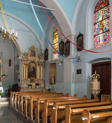 Zdjęcie nr 9: Kościół jest usytuowany w centrum wsi Łękawica, na południe od głównej drogi. Teren wokół niego jest ogrodzony wysokim płotem na kamiennej podmurówce. Główne wejście na teren przykościelny znajduje się w murze od zachodu z bramką i dwiema furtkami.

Kościół skierowany na południe, murowany, otynkowany z wieżą od północy. Wnętrze świątyni tworzy niewielkie, prostokątne, jednoprzęsłowe prezbiterium zakończone trójbocznie. Nawa jest szersza, na planie prostokąta, oddzielona od prezbiterium szeroką, półkoliście zamkniętą arkadą w ścianie tęczowej. Od wschodu do prezbiterium przylega założona na planie prostokąta niewielka zakrystia, a od zachodu do nawy niewielka kruchta. Na północnej ścianie kościoła chór muzyczny, wzniesiony nad kruchtą wejściową. Nawę oświetlają umieszczone we wschodnich i zachodnich ścianach prostokątne, zamknięte półkoliście okna, po trzy z każdej strony. Wszystkie otwory okienne w kościele wypełnione są witrażami. Do świątyni prowadzą trzy wejścia: główne od strony północnej, drugie przez kruchtę zachodnią oraz trzecie przez zakrystię. Wejście główne prowadzi poprzez dwuskrzydłowe drzwi z kruchty pod wieżą. 

W zewnętrznej elewacji kościoła widoczny jest niewysoki, kamienny cokół, wykonany z nieregularnych ciosów kamienia. Prezbiterium niższe od nawy. Ściany nawy oszkarpowane. Do północnej fasady kościoła dostawiona jest założona na planie kwadratu trójkondygnacyjna wieża-dzwonnica oraz dostawione po bokach dwa aneksy, sięgające wysokością do końca pierwszej kondygnacji wieży. Poszczególne kondygnacje rozdzielone są gzymsami. W dolnej kondygnacji na osi kościoła, prostokątne wejście do kruchty, zamknięte półkoliście, zaakcentowane półkolistym nadprożem. Powyżej ażurowym, metalowy daszek oraz okrągłe, rozglifione okno. W drugiej kondygnacji ślepe triforium z przeszkolnym oknem pośrodku i blendami po bokach. Powyżej kondygnacja z trzech stron zdobiona półkolistym arkadowaniem, wyżej kostkowaniem. W trzeciej kondygnacji, w każdej ze ścian prostokątne zamknięte półkoliście prześwity okienne z żaluzjami. Całość nakryta ośmiobocznym, smukłym dachem wieżowym, zakończonym krzyżem osadzonym na kuli; u dołu artykułowanym czterema trójkątnymi przyczółkami, w polach których umieszczone są zegary. Aneksy na planie kwadratu z prostokątnymi i półkoliście zamkniętymi oknami od frontu. Prezbiterium i nawa przykryte oddzielnie, stromymi dachami dwuspadowymi. 