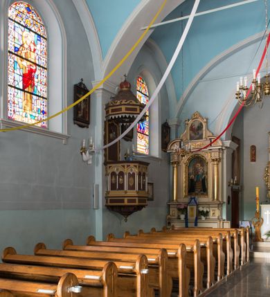 Zdjęcie nr 8: Kościół jest usytuowany w centrum wsi Łękawica, na południe od głównej drogi. Teren wokół niego jest ogrodzony wysokim płotem na kamiennej podmurówce. Główne wejście na teren przykościelny znajduje się w murze od zachodu z bramką i dwiema furtkami.

Kościół skierowany na południe, murowany, otynkowany z wieżą od północy. Wnętrze świątyni tworzy niewielkie, prostokątne, jednoprzęsłowe prezbiterium zakończone trójbocznie. Nawa jest szersza, na planie prostokąta, oddzielona od prezbiterium szeroką, półkoliście zamkniętą arkadą w ścianie tęczowej. Od wschodu do prezbiterium przylega założona na planie prostokąta niewielka zakrystia, a od zachodu do nawy niewielka kruchta. Na północnej ścianie kościoła chór muzyczny, wzniesiony nad kruchtą wejściową. Nawę oświetlają umieszczone we wschodnich i zachodnich ścianach prostokątne, zamknięte półkoliście okna, po trzy z każdej strony. Wszystkie otwory okienne w kościele wypełnione są witrażami. Do świątyni prowadzą trzy wejścia: główne od strony północnej, drugie przez kruchtę zachodnią oraz trzecie przez zakrystię. Wejście główne prowadzi poprzez dwuskrzydłowe drzwi z kruchty pod wieżą. 

W zewnętrznej elewacji kościoła widoczny jest niewysoki, kamienny cokół, wykonany z nieregularnych ciosów kamienia. Prezbiterium niższe od nawy. Ściany nawy oszkarpowane. Do północnej fasady kościoła dostawiona jest założona na planie kwadratu trójkondygnacyjna wieża-dzwonnica oraz dostawione po bokach dwa aneksy, sięgające wysokością do końca pierwszej kondygnacji wieży. Poszczególne kondygnacje rozdzielone są gzymsami. W dolnej kondygnacji na osi kościoła, prostokątne wejście do kruchty, zamknięte półkoliście, zaakcentowane półkolistym nadprożem. Powyżej ażurowym, metalowy daszek oraz okrągłe, rozglifione okno. W drugiej kondygnacji ślepe triforium z przeszkolnym oknem pośrodku i blendami po bokach. Powyżej kondygnacja z trzech stron zdobiona półkolistym arkadowaniem, wyżej kostkowaniem. W trzeciej kondygnacji, w każdej ze ścian prostokątne zamknięte półkoliście prześwity okienne z żaluzjami. Całość nakryta ośmiobocznym, smukłym dachem wieżowym, zakończonym krzyżem osadzonym na kuli; u dołu artykułowanym czterema trójkątnymi przyczółkami, w polach których umieszczone są zegary. Aneksy na planie kwadratu z prostokątnymi i półkoliście zamkniętymi oknami od frontu. Prezbiterium i nawa przykryte oddzielnie, stromymi dachami dwuspadowymi. 