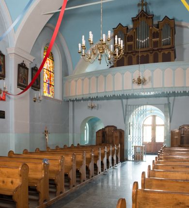 Zdjęcie nr 11: Kościół jest usytuowany w centrum wsi Łękawica, na południe od głównej drogi. Teren wokół niego jest ogrodzony wysokim płotem na kamiennej podmurówce. Główne wejście na teren przykościelny znajduje się w murze od zachodu z bramką i dwiema furtkami.

Kościół skierowany na południe, murowany, otynkowany z wieżą od północy. Wnętrze świątyni tworzy niewielkie, prostokątne, jednoprzęsłowe prezbiterium zakończone trójbocznie. Nawa jest szersza, na planie prostokąta, oddzielona od prezbiterium szeroką, półkoliście zamkniętą arkadą w ścianie tęczowej. Od wschodu do prezbiterium przylega założona na planie prostokąta niewielka zakrystia, a od zachodu do nawy niewielka kruchta. Na północnej ścianie kościoła chór muzyczny, wzniesiony nad kruchtą wejściową. Nawę oświetlają umieszczone we wschodnich i zachodnich ścianach prostokątne, zamknięte półkoliście okna, po trzy z każdej strony. Wszystkie otwory okienne w kościele wypełnione są witrażami. Do świątyni prowadzą trzy wejścia: główne od strony północnej, drugie przez kruchtę zachodnią oraz trzecie przez zakrystię. Wejście główne prowadzi poprzez dwuskrzydłowe drzwi z kruchty pod wieżą. 

W zewnętrznej elewacji kościoła widoczny jest niewysoki, kamienny cokół, wykonany z nieregularnych ciosów kamienia. Prezbiterium niższe od nawy. Ściany nawy oszkarpowane. Do północnej fasady kościoła dostawiona jest założona na planie kwadratu trójkondygnacyjna wieża-dzwonnica oraz dostawione po bokach dwa aneksy, sięgające wysokością do końca pierwszej kondygnacji wieży. Poszczególne kondygnacje rozdzielone są gzymsami. W dolnej kondygnacji na osi kościoła, prostokątne wejście do kruchty, zamknięte półkoliście, zaakcentowane półkolistym nadprożem. Powyżej ażurowym, metalowy daszek oraz okrągłe, rozglifione okno. W drugiej kondygnacji ślepe triforium z przeszkolnym oknem pośrodku i blendami po bokach. Powyżej kondygnacja z trzech stron zdobiona półkolistym arkadowaniem, wyżej kostkowaniem. W trzeciej kondygnacji, w każdej ze ścian prostokątne zamknięte półkoliście prześwity okienne z żaluzjami. Całość nakryta ośmiobocznym, smukłym dachem wieżowym, zakończonym krzyżem osadzonym na kuli; u dołu artykułowanym czterema trójkątnymi przyczółkami, w polach których umieszczone są zegary. Aneksy na planie kwadratu z prostokątnymi i półkoliście zamkniętymi oknami od frontu. Prezbiterium i nawa przykryte oddzielnie, stromymi dachami dwuspadowymi. 