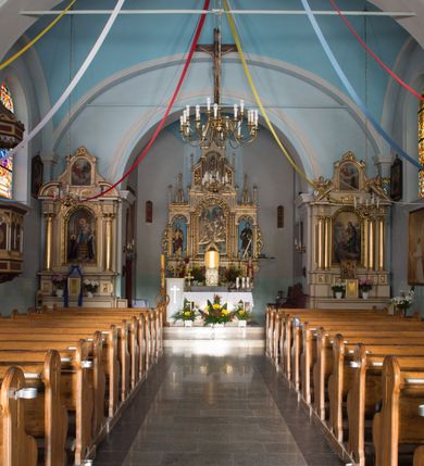 Zdjęcie nr 7: Kościół jest usytuowany w centrum wsi Łękawica, na południe od głównej drogi. Teren wokół niego jest ogrodzony wysokim płotem na kamiennej podmurówce. Główne wejście na teren przykościelny znajduje się w murze od zachodu z bramką i dwiema furtkami.

Kościół skierowany na południe, murowany, otynkowany z wieżą od północy. Wnętrze świątyni tworzy niewielkie, prostokątne, jednoprzęsłowe prezbiterium zakończone trójbocznie. Nawa jest szersza, na planie prostokąta, oddzielona od prezbiterium szeroką, półkoliście zamkniętą arkadą w ścianie tęczowej. Od wschodu do prezbiterium przylega założona na planie prostokąta niewielka zakrystia, a od zachodu do nawy niewielka kruchta. Na północnej ścianie kościoła chór muzyczny, wzniesiony nad kruchtą wejściową. Nawę oświetlają umieszczone we wschodnich i zachodnich ścianach prostokątne, zamknięte półkoliście okna, po trzy z każdej strony. Wszystkie otwory okienne w kościele wypełnione są witrażami. Do świątyni prowadzą trzy wejścia: główne od strony północnej, drugie przez kruchtę zachodnią oraz trzecie przez zakrystię. Wejście główne prowadzi poprzez dwuskrzydłowe drzwi z kruchty pod wieżą. 

W zewnętrznej elewacji kościoła widoczny jest niewysoki, kamienny cokół, wykonany z nieregularnych ciosów kamienia. Prezbiterium niższe od nawy. Ściany nawy oszkarpowane. Do północnej fasady kościoła dostawiona jest założona na planie kwadratu trójkondygnacyjna wieża-dzwonnica oraz dostawione po bokach dwa aneksy, sięgające wysokością do końca pierwszej kondygnacji wieży. Poszczególne kondygnacje rozdzielone są gzymsami. W dolnej kondygnacji na osi kościoła, prostokątne wejście do kruchty, zamknięte półkoliście, zaakcentowane półkolistym nadprożem. Powyżej ażurowym, metalowy daszek oraz okrągłe, rozglifione okno. W drugiej kondygnacji ślepe triforium z przeszkolnym oknem pośrodku i blendami po bokach. Powyżej kondygnacja z trzech stron zdobiona półkolistym arkadowaniem, wyżej kostkowaniem. W trzeciej kondygnacji, w każdej ze ścian prostokątne zamknięte półkoliście prześwity okienne z żaluzjami. Całość nakryta ośmiobocznym, smukłym dachem wieżowym, zakończonym krzyżem osadzonym na kuli; u dołu artykułowanym czterema trójkątnymi przyczółkami, w polach których umieszczone są zegary. Aneksy na planie kwadratu z prostokątnymi i półkoliście zamkniętymi oknami od frontu. Prezbiterium i nawa przykryte oddzielnie, stromymi dachami dwuspadowymi. 