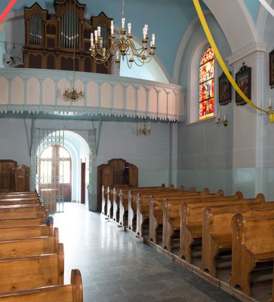 Zdjęcie nr 3: Kościół jest usytuowany w centrum wsi Łękawica, na południe od głównej drogi. Teren wokół niego jest ogrodzony wysokim płotem na kamiennej podmurówce. Główne wejście na teren przykościelny znajduje się w murze od zachodu z bramką i dwiema furtkami.

Kościół skierowany na południe, murowany, otynkowany z wieżą od północy. Wnętrze świątyni tworzy niewielkie, prostokątne, jednoprzęsłowe prezbiterium zakończone trójbocznie. Nawa jest szersza, na planie prostokąta, oddzielona od prezbiterium szeroką, półkoliście zamkniętą arkadą w ścianie tęczowej. Od wschodu do prezbiterium przylega założona na planie prostokąta niewielka zakrystia, a od zachodu do nawy niewielka kruchta. Na północnej ścianie kościoła chór muzyczny, wzniesiony nad kruchtą wejściową. Nawę oświetlają umieszczone we wschodnich i zachodnich ścianach prostokątne, zamknięte półkoliście okna, po trzy z każdej strony. Wszystkie otwory okienne w kościele wypełnione są witrażami. Do świątyni prowadzą trzy wejścia: główne od strony północnej, drugie przez kruchtę zachodnią oraz trzecie przez zakrystię. Wejście główne prowadzi poprzez dwuskrzydłowe drzwi z kruchty pod wieżą. 

W zewnętrznej elewacji kościoła widoczny jest niewysoki, kamienny cokół, wykonany z nieregularnych ciosów kamienia. Prezbiterium niższe od nawy. Ściany nawy oszkarpowane. Do północnej fasady kościoła dostawiona jest założona na planie kwadratu trójkondygnacyjna wieża-dzwonnica oraz dostawione po bokach dwa aneksy, sięgające wysokością do końca pierwszej kondygnacji wieży. Poszczególne kondygnacje rozdzielone są gzymsami. W dolnej kondygnacji na osi kościoła, prostokątne wejście do kruchty, zamknięte półkoliście, zaakcentowane półkolistym nadprożem. Powyżej ażurowym, metalowy daszek oraz okrągłe, rozglifione okno. W drugiej kondygnacji ślepe triforium z przeszkolnym oknem pośrodku i blendami po bokach. Powyżej kondygnacja z trzech stron zdobiona półkolistym arkadowaniem, wyżej kostkowaniem. W trzeciej kondygnacji, w każdej ze ścian prostokątne zamknięte półkoliście prześwity okienne z żaluzjami. Całość nakryta ośmiobocznym, smukłym dachem wieżowym, zakończonym krzyżem osadzonym na kuli; u dołu artykułowanym czterema trójkątnymi przyczółkami, w polach których umieszczone są zegary. Aneksy na planie kwadratu z prostokątnymi i półkoliście zamkniętymi oknami od frontu. Prezbiterium i nawa przykryte oddzielnie, stromymi dachami dwuspadowymi. 