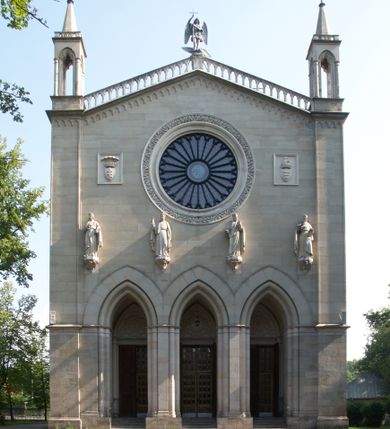 Zdjęcie nr 1: Kościół z cegły i kamienia. Na rzucie krzyża łacińskiego, jednonawowy z wciągniętymi do wnętrza przyporami. Prezbiterium krótkie, zamknięte pięcioma bokami ośmioboku. Korpus jednonawowy, czteroprzęsłowy, po bokach z płytkimi wnękami-kaplicami pomiędzy przyporami, poprzedzony od zach. przedsionkiem. Do pierwszego przęsła dostawione dwie symetryczne, trójboczne kaplice, nad nimi dwie czworoboczne wieże. Zakrystia przy prezbiterium na osi kościoła. Artykulacja ścian wnętrza za pomocą filarów opiętych półkolumnami z kapitelami z motywów liści. Między filarami rozpięte ostrołukowe arkady tworzące płytkie wnęki. Pierwsze przęsło wyróżnione przy pomocy masywnych filarów, ujętych niemal pełnoplastycznymi kolumnami. Okna ostrołukowe, dwudzielne z maswerkami, wsparte na gzymsach. Sklepienia krzyżowo-żebrowe na zaostrzonych gurtach. Kaplice artykułowane analogicznie do nawy kościoła, ze sklepieniami gwiaździstymi. Przedsionek otwiera się do kościoła trzema portalami ostrołukowymi opiętymi kolumnami. W polach archiwolt płaskorzeźby: Boże Narodzenie, Ukrzyżowanie, Wniebowstąpienie (K. Ceptowski).  W prezbiterium, na osi kościoła prostokątny otwór drzwiowy prowadzący do zakrystii. Chór muzyczny umieszczony nad kruchtą kościoła, na rzucie prostokąta, z kamienną balustradą maswerkową. Fasada kamienna, trójosiowa, zamknięta trójkątnie, flankowana lizenami przechodzącymi w ażurowe wieżyczki-latarnie, na rzucie kwadratu. Wieżyczki zwieńczone gzymsem i balustradą arkadową, hełmy ostrosłupowy zakończony iglicą. W dolnej części trzy filarowe arkady ostrołukowe, otwierające się do kruchty, sklepienie kruchty krzyżowo-żebrowe. Nad arkadami wejściowymi trzy tonda: litery IHS, Oko Opatrzności i splecione litery imienia Maria. Pośrodku na osi kościoła duża rozeta z maswerkiem, profilowana, otoczona pierścieniem wypełnionym stylizowanym ornamentem roślinnym. Ponad arkadami pełnoplastyczne figury czterech ewangelistów ustawionych na konsolach z rzeźbionymi atrybutami (F. Kuhn). Po bokach rozety prostokątne płyciny z traczami herbowymi Potockich i Branickich. U góry, na osi fasady figura Archanioła Michała. Elewacje na kamiennym cokole, z gzymsem kapnikowym, opięte prostokątnymi przyporami zwieńczonymi kamiennymi nakrywami. W górnej części kamienny fryz arkadkowy. Nad nim gzyms koronujący podtrzymujący ażurową, arkadową balustradę. Przy prezbiterium kaplice zamknięte trójbocznie, prezbiterium zamknięte pięciobocznie. Zakrystia na osi prezbiterium, na rzucie prostokąta, zwieńczona sygnaturką i ceglanym kominem. Po bokach prostokątne aneksy, południowy aneks - trzy okna ostrołukowe w kamiennej opasce, w środkowym przedstawienie Ukrzyżowanego Chrystusa. W północnym aneksie pojedyncze analogiczne okno. Okna ostrołukowe w profilowanych kamiennych opaskach, pomiędzy nimi a gzymsem koronującym mniejsze ostrołukowe w uskokowych arkadach. Nad kaplicami bocznymi dwie symetryczne wieże na rzucie kwadratu, w połowie wysokości kamienny gzyms z fryzem arkadkowym. Okna ostrołukowe w kamiennej opasce. Całość zwieńczona ślepym fryzem arkadkowym, wyżej gzyms dźwigający ażurową arkadkową balustradę. Hełmy ostrosłupowe, miedziane. Zakrystia na rzucie prostokąta, nakryta sklepieniem kolebkowym zaostrzonym i krzyżowym z lunetami , oddzielone gurtem. Portale od wschodu i zachodu prostokątne zamknięte łukiem ostrym. Okna ostrołukowe.