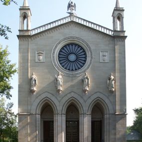 Zdjęcie nr 1: Kościół z cegły i kamienia. Na rzucie krzyża łacińskiego, jednonawowy z wciągniętymi do wnętrza przyporami. Prezbiterium krótkie, zamknięte pięcioma bokami ośmioboku. Korpus jednonawowy, czteroprzęsłowy, po bokach z płytkimi wnękami-kaplicami pomiędzy przyporami, poprzedzony od zach. przedsionkiem. Do pierwszego przęsła dostawione dwie symetryczne, trójboczne kaplice, nad nimi dwie czworoboczne wieże. Zakrystia przy prezbiterium na osi kościoła. Artykulacja ścian wnętrza za pomocą filarów opiętych półkolumnami z kapitelami z motywów liści. Między filarami rozpięte ostrołukowe arkady tworzące płytkie wnęki. Pierwsze przęsło wyróżnione przy pomocy masywnych filarów, ujętych niemal pełnoplastycznymi kolumnami. Okna ostrołukowe, dwudzielne z maswerkami, wsparte na gzymsach. Sklepienia krzyżowo-żebrowe na zaostrzonych gurtach. Kaplice artykułowane analogicznie do nawy kościoła, ze sklepieniami gwiaździstymi. Przedsionek otwiera się do kościoła trzema portalami ostrołukowymi opiętymi kolumnami. W polach archiwolt płaskorzeźby: Boże Narodzenie, Ukrzyżowanie, Wniebowstąpienie (K. Ceptowski).  W prezbiterium, na osi kościoła prostokątny otwór drzwiowy prowadzący do zakrystii. Chór muzyczny umieszczony nad kruchtą kościoła, na rzucie prostokąta, z kamienną balustradą maswerkową. Fasada kamienna, trójosiowa, zamknięta trójkątnie, flankowana lizenami przechodzącymi w ażurowe wieżyczki-latarnie, na rzucie kwadratu. Wieżyczki zwieńczone gzymsem i balustradą arkadową, hełmy ostrosłupowy zakończony iglicą. W dolnej części trzy filarowe arkady ostrołukowe, otwierające się do kruchty, sklepienie kruchty krzyżowo-żebrowe. Nad arkadami wejściowymi trzy tonda: litery IHS, Oko Opatrzności i splecione litery imienia Maria. Pośrodku na osi kościoła duża rozeta z maswerkiem, profilowana, otoczona pierścieniem wypełnionym stylizowanym ornamentem roślinnym. Ponad arkadami pełnoplastyczne figury czterech ewangelistów ustawionych na konsolach z rzeźbionymi atrybutami (F. Kuhn). Po bokach rozety prostokątne płyciny z traczami herbowymi Potockich i Branickich. U góry, na osi fasady figura Archanioła Michała. Elewacje na kamiennym cokole, z gzymsem kapnikowym, opięte prostokątnymi przyporami zwieńczonymi kamiennymi nakrywami. W górnej części kamienny fryz arkadkowy. Nad nim gzyms koronujący podtrzymujący ażurową, arkadową balustradę. Przy prezbiterium kaplice zamknięte trójbocznie, prezbiterium zamknięte pięciobocznie. Zakrystia na osi prezbiterium, na rzucie prostokąta, zwieńczona sygnaturką i ceglanym kominem. Po bokach prostokątne aneksy, południowy aneks - trzy okna ostrołukowe w kamiennej opasce, w środkowym przedstawienie Ukrzyżowanego Chrystusa. W północnym aneksie pojedyncze analogiczne okno. Okna ostrołukowe w profilowanych kamiennych opaskach, pomiędzy nimi a gzymsem koronującym mniejsze ostrołukowe w uskokowych arkadach. Nad kaplicami bocznymi dwie symetryczne wieże na rzucie kwadratu, w połowie wysokości kamienny gzyms z fryzem arkadkowym. Okna ostrołukowe w kamiennej opasce. Całość zwieńczona ślepym fryzem arkadkowym, wyżej gzyms dźwigający ażurową arkadkową balustradę. Hełmy ostrosłupowe, miedziane. Zakrystia na rzucie prostokąta, nakryta sklepieniem kolebkowym zaostrzonym i krzyżowym z lunetami , oddzielone gurtem. Portale od wschodu i zachodu prostokątne zamknięte łukiem ostrym. Okna ostrołukowe.