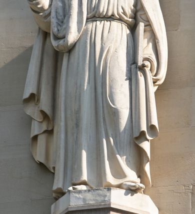 Zdjęcie nr 72: Kościół z cegły i kamienia. Na rzucie krzyża łacińskiego, jednonawowy z wciągniętymi do wnętrza przyporami. Prezbiterium krótkie, zamknięte pięcioma bokami ośmioboku. Korpus jednonawowy, czteroprzęsłowy, po bokach z płytkimi wnękami-kaplicami pomiędzy przyporami, poprzedzony od zach. przedsionkiem. Do pierwszego przęsła dostawione dwie symetryczne, trójboczne kaplice, nad nimi dwie czworoboczne wieże. Zakrystia przy prezbiterium na osi kościoła. Artykulacja ścian wnętrza za pomocą filarów opiętych półkolumnami z kapitelami z motywów liści. Między filarami rozpięte ostrołukowe arkady tworzące płytkie wnęki. Pierwsze przęsło wyróżnione przy pomocy masywnych filarów, ujętych niemal pełnoplastycznymi kolumnami. Okna ostrołukowe, dwudzielne z maswerkami, wsparte na gzymsach. Sklepienia krzyżowo-żebrowe na zaostrzonych gurtach. Kaplice artykułowane analogicznie do nawy kościoła, ze sklepieniami gwiaździstymi. Przedsionek otwiera się do kościoła trzema portalami ostrołukowymi opiętymi kolumnami. W polach archiwolt płaskorzeźby: Boże Narodzenie, Ukrzyżowanie, Wniebowstąpienie (K. Ceptowski).  W prezbiterium, na osi kościoła prostokątny otwór drzwiowy prowadzący do zakrystii. Chór muzyczny umieszczony nad kruchtą kościoła, na rzucie prostokąta, z kamienną balustradą maswerkową. Fasada kamienna, trójosiowa, zamknięta trójkątnie, flankowana lizenami przechodzącymi w ażurowe wieżyczki-latarnie, na rzucie kwadratu. Wieżyczki zwieńczone gzymsem i balustradą arkadową, hełmy ostrosłupowy zakończony iglicą. W dolnej części trzy filarowe arkady ostrołukowe, otwierające się do kruchty, sklepienie kruchty krzyżowo-żebrowe. Nad arkadami wejściowymi trzy tonda: litery IHS, Oko Opatrzności i splecione litery imienia Maria. Pośrodku na osi kościoła duża rozeta z maswerkiem, profilowana, otoczona pierścieniem wypełnionym stylizowanym ornamentem roślinnym. Ponad arkadami pełnoplastyczne figury czterech ewangelistów ustawionych na konsolach z rzeźbionymi atrybutami (F. Kuhn). Po bokach rozety prostokątne płyciny z traczami herbowymi Potockich i Branickich. U góry, na osi fasady figura Archanioła Michała. Elewacje na kamiennym cokole, z gzymsem kapnikowym, opięte prostokątnymi przyporami zwieńczonymi kamiennymi nakrywami. W górnej części kamienny fryz arkadkowy. Nad nim gzyms koronujący podtrzymujący ażurową, arkadową balustradę. Przy prezbiterium kaplice zamknięte trójbocznie, prezbiterium zamknięte pięciobocznie. Zakrystia na osi prezbiterium, na rzucie prostokąta, zwieńczona sygnaturką i ceglanym kominem. Po bokach prostokątne aneksy, południowy aneks - trzy okna ostrołukowe w kamiennej opasce, w środkowym przedstawienie Ukrzyżowanego Chrystusa. W północnym aneksie pojedyncze analogiczne okno. Okna ostrołukowe w profilowanych kamiennych opaskach, pomiędzy nimi a gzymsem koronującym mniejsze ostrołukowe w uskokowych arkadach. Nad kaplicami bocznymi dwie symetryczne wieże na rzucie kwadratu, w połowie wysokości kamienny gzyms z fryzem arkadkowym. Okna ostrołukowe w kamiennej opasce. Całość zwieńczona ślepym fryzem arkadkowym, wyżej gzyms dźwigający ażurową arkadkową balustradę. Hełmy ostrosłupowe, miedziane. Zakrystia na rzucie prostokąta, nakryta sklepieniem kolebkowym zaostrzonym i krzyżowym z lunetami , oddzielone gurtem. Portale od wschodu i zachodu prostokątne zamknięte łukiem ostrym. Okna ostrołukowe.