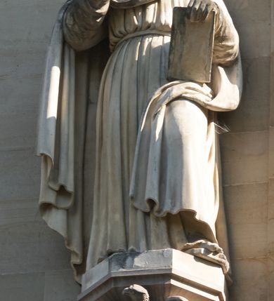 Zdjęcie nr 67: Kościół z cegły i kamienia. Na rzucie krzyża łacińskiego, jednonawowy z wciągniętymi do wnętrza przyporami. Prezbiterium krótkie, zamknięte pięcioma bokami ośmioboku. Korpus jednonawowy, czteroprzęsłowy, po bokach z płytkimi wnękami-kaplicami pomiędzy przyporami, poprzedzony od zach. przedsionkiem. Do pierwszego przęsła dostawione dwie symetryczne, trójboczne kaplice, nad nimi dwie czworoboczne wieże. Zakrystia przy prezbiterium na osi kościoła. Artykulacja ścian wnętrza za pomocą filarów opiętych półkolumnami z kapitelami z motywów liści. Między filarami rozpięte ostrołukowe arkady tworzące płytkie wnęki. Pierwsze przęsło wyróżnione przy pomocy masywnych filarów, ujętych niemal pełnoplastycznymi kolumnami. Okna ostrołukowe, dwudzielne z maswerkami, wsparte na gzymsach. Sklepienia krzyżowo-żebrowe na zaostrzonych gurtach. Kaplice artykułowane analogicznie do nawy kościoła, ze sklepieniami gwiaździstymi. Przedsionek otwiera się do kościoła trzema portalami ostrołukowymi opiętymi kolumnami. W polach archiwolt płaskorzeźby: Boże Narodzenie, Ukrzyżowanie, Wniebowstąpienie (K. Ceptowski).  W prezbiterium, na osi kościoła prostokątny otwór drzwiowy prowadzący do zakrystii. Chór muzyczny umieszczony nad kruchtą kościoła, na rzucie prostokąta, z kamienną balustradą maswerkową. Fasada kamienna, trójosiowa, zamknięta trójkątnie, flankowana lizenami przechodzącymi w ażurowe wieżyczki-latarnie, na rzucie kwadratu. Wieżyczki zwieńczone gzymsem i balustradą arkadową, hełmy ostrosłupowy zakończony iglicą. W dolnej części trzy filarowe arkady ostrołukowe, otwierające się do kruchty, sklepienie kruchty krzyżowo-żebrowe. Nad arkadami wejściowymi trzy tonda: litery IHS, Oko Opatrzności i splecione litery imienia Maria. Pośrodku na osi kościoła duża rozeta z maswerkiem, profilowana, otoczona pierścieniem wypełnionym stylizowanym ornamentem roślinnym. Ponad arkadami pełnoplastyczne figury czterech ewangelistów ustawionych na konsolach z rzeźbionymi atrybutami (F. Kuhn). Po bokach rozety prostokątne płyciny z traczami herbowymi Potockich i Branickich. U góry, na osi fasady figura Archanioła Michała. Elewacje na kamiennym cokole, z gzymsem kapnikowym, opięte prostokątnymi przyporami zwieńczonymi kamiennymi nakrywami. W górnej części kamienny fryz arkadkowy. Nad nim gzyms koronujący podtrzymujący ażurową, arkadową balustradę. Przy prezbiterium kaplice zamknięte trójbocznie, prezbiterium zamknięte pięciobocznie. Zakrystia na osi prezbiterium, na rzucie prostokąta, zwieńczona sygnaturką i ceglanym kominem. Po bokach prostokątne aneksy, południowy aneks - trzy okna ostrołukowe w kamiennej opasce, w środkowym przedstawienie Ukrzyżowanego Chrystusa. W północnym aneksie pojedyncze analogiczne okno. Okna ostrołukowe w profilowanych kamiennych opaskach, pomiędzy nimi a gzymsem koronującym mniejsze ostrołukowe w uskokowych arkadach. Nad kaplicami bocznymi dwie symetryczne wieże na rzucie kwadratu, w połowie wysokości kamienny gzyms z fryzem arkadkowym. Okna ostrołukowe w kamiennej opasce. Całość zwieńczona ślepym fryzem arkadkowym, wyżej gzyms dźwigający ażurową arkadkową balustradę. Hełmy ostrosłupowe, miedziane. Zakrystia na rzucie prostokąta, nakryta sklepieniem kolebkowym zaostrzonym i krzyżowym z lunetami , oddzielone gurtem. Portale od wschodu i zachodu prostokątne zamknięte łukiem ostrym. Okna ostrołukowe.