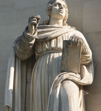 Zdjęcie nr 70: Kościół z cegły i kamienia. Na rzucie krzyża łacińskiego, jednonawowy z wciągniętymi do wnętrza przyporami. Prezbiterium krótkie, zamknięte pięcioma bokami ośmioboku. Korpus jednonawowy, czteroprzęsłowy, po bokach z płytkimi wnękami-kaplicami pomiędzy przyporami, poprzedzony od zach. przedsionkiem. Do pierwszego przęsła dostawione dwie symetryczne, trójboczne kaplice, nad nimi dwie czworoboczne wieże. Zakrystia przy prezbiterium na osi kościoła. Artykulacja ścian wnętrza za pomocą filarów opiętych półkolumnami z kapitelami z motywów liści. Między filarami rozpięte ostrołukowe arkady tworzące płytkie wnęki. Pierwsze przęsło wyróżnione przy pomocy masywnych filarów, ujętych niemal pełnoplastycznymi kolumnami. Okna ostrołukowe, dwudzielne z maswerkami, wsparte na gzymsach. Sklepienia krzyżowo-żebrowe na zaostrzonych gurtach. Kaplice artykułowane analogicznie do nawy kościoła, ze sklepieniami gwiaździstymi. Przedsionek otwiera się do kościoła trzema portalami ostrołukowymi opiętymi kolumnami. W polach archiwolt płaskorzeźby: Boże Narodzenie, Ukrzyżowanie, Wniebowstąpienie (K. Ceptowski).  W prezbiterium, na osi kościoła prostokątny otwór drzwiowy prowadzący do zakrystii. Chór muzyczny umieszczony nad kruchtą kościoła, na rzucie prostokąta, z kamienną balustradą maswerkową. Fasada kamienna, trójosiowa, zamknięta trójkątnie, flankowana lizenami przechodzącymi w ażurowe wieżyczki-latarnie, na rzucie kwadratu. Wieżyczki zwieńczone gzymsem i balustradą arkadową, hełmy ostrosłupowy zakończony iglicą. W dolnej części trzy filarowe arkady ostrołukowe, otwierające się do kruchty, sklepienie kruchty krzyżowo-żebrowe. Nad arkadami wejściowymi trzy tonda: litery IHS, Oko Opatrzności i splecione litery imienia Maria. Pośrodku na osi kościoła duża rozeta z maswerkiem, profilowana, otoczona pierścieniem wypełnionym stylizowanym ornamentem roślinnym. Ponad arkadami pełnoplastyczne figury czterech ewangelistów ustawionych na konsolach z rzeźbionymi atrybutami (F. Kuhn). Po bokach rozety prostokątne płyciny z traczami herbowymi Potockich i Branickich. U góry, na osi fasady figura Archanioła Michała. Elewacje na kamiennym cokole, z gzymsem kapnikowym, opięte prostokątnymi przyporami zwieńczonymi kamiennymi nakrywami. W górnej części kamienny fryz arkadkowy. Nad nim gzyms koronujący podtrzymujący ażurową, arkadową balustradę. Przy prezbiterium kaplice zamknięte trójbocznie, prezbiterium zamknięte pięciobocznie. Zakrystia na osi prezbiterium, na rzucie prostokąta, zwieńczona sygnaturką i ceglanym kominem. Po bokach prostokątne aneksy, południowy aneks - trzy okna ostrołukowe w kamiennej opasce, w środkowym przedstawienie Ukrzyżowanego Chrystusa. W północnym aneksie pojedyncze analogiczne okno. Okna ostrołukowe w profilowanych kamiennych opaskach, pomiędzy nimi a gzymsem koronującym mniejsze ostrołukowe w uskokowych arkadach. Nad kaplicami bocznymi dwie symetryczne wieże na rzucie kwadratu, w połowie wysokości kamienny gzyms z fryzem arkadkowym. Okna ostrołukowe w kamiennej opasce. Całość zwieńczona ślepym fryzem arkadkowym, wyżej gzyms dźwigający ażurową arkadkową balustradę. Hełmy ostrosłupowe, miedziane. Zakrystia na rzucie prostokąta, nakryta sklepieniem kolebkowym zaostrzonym i krzyżowym z lunetami , oddzielone gurtem. Portale od wschodu i zachodu prostokątne zamknięte łukiem ostrym. Okna ostrołukowe.