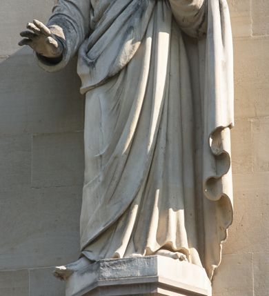 Zdjęcie nr 73: Kościół z cegły i kamienia. Na rzucie krzyża łacińskiego, jednonawowy z wciągniętymi do wnętrza przyporami. Prezbiterium krótkie, zamknięte pięcioma bokami ośmioboku. Korpus jednonawowy, czteroprzęsłowy, po bokach z płytkimi wnękami-kaplicami pomiędzy przyporami, poprzedzony od zach. przedsionkiem. Do pierwszego przęsła dostawione dwie symetryczne, trójboczne kaplice, nad nimi dwie czworoboczne wieże. Zakrystia przy prezbiterium na osi kościoła. Artykulacja ścian wnętrza za pomocą filarów opiętych półkolumnami z kapitelami z motywów liści. Między filarami rozpięte ostrołukowe arkady tworzące płytkie wnęki. Pierwsze przęsło wyróżnione przy pomocy masywnych filarów, ujętych niemal pełnoplastycznymi kolumnami. Okna ostrołukowe, dwudzielne z maswerkami, wsparte na gzymsach. Sklepienia krzyżowo-żebrowe na zaostrzonych gurtach. Kaplice artykułowane analogicznie do nawy kościoła, ze sklepieniami gwiaździstymi. Przedsionek otwiera się do kościoła trzema portalami ostrołukowymi opiętymi kolumnami. W polach archiwolt płaskorzeźby: Boże Narodzenie, Ukrzyżowanie, Wniebowstąpienie (K. Ceptowski).  W prezbiterium, na osi kościoła prostokątny otwór drzwiowy prowadzący do zakrystii. Chór muzyczny umieszczony nad kruchtą kościoła, na rzucie prostokąta, z kamienną balustradą maswerkową. Fasada kamienna, trójosiowa, zamknięta trójkątnie, flankowana lizenami przechodzącymi w ażurowe wieżyczki-latarnie, na rzucie kwadratu. Wieżyczki zwieńczone gzymsem i balustradą arkadową, hełmy ostrosłupowy zakończony iglicą. W dolnej części trzy filarowe arkady ostrołukowe, otwierające się do kruchty, sklepienie kruchty krzyżowo-żebrowe. Nad arkadami wejściowymi trzy tonda: litery IHS, Oko Opatrzności i splecione litery imienia Maria. Pośrodku na osi kościoła duża rozeta z maswerkiem, profilowana, otoczona pierścieniem wypełnionym stylizowanym ornamentem roślinnym. Ponad arkadami pełnoplastyczne figury czterech ewangelistów ustawionych na konsolach z rzeźbionymi atrybutami (F. Kuhn). Po bokach rozety prostokątne płyciny z traczami herbowymi Potockich i Branickich. U góry, na osi fasady figura Archanioła Michała. Elewacje na kamiennym cokole, z gzymsem kapnikowym, opięte prostokątnymi przyporami zwieńczonymi kamiennymi nakrywami. W górnej części kamienny fryz arkadkowy. Nad nim gzyms koronujący podtrzymujący ażurową, arkadową balustradę. Przy prezbiterium kaplice zamknięte trójbocznie, prezbiterium zamknięte pięciobocznie. Zakrystia na osi prezbiterium, na rzucie prostokąta, zwieńczona sygnaturką i ceglanym kominem. Po bokach prostokątne aneksy, południowy aneks - trzy okna ostrołukowe w kamiennej opasce, w środkowym przedstawienie Ukrzyżowanego Chrystusa. W północnym aneksie pojedyncze analogiczne okno. Okna ostrołukowe w profilowanych kamiennych opaskach, pomiędzy nimi a gzymsem koronującym mniejsze ostrołukowe w uskokowych arkadach. Nad kaplicami bocznymi dwie symetryczne wieże na rzucie kwadratu, w połowie wysokości kamienny gzyms z fryzem arkadkowym. Okna ostrołukowe w kamiennej opasce. Całość zwieńczona ślepym fryzem arkadkowym, wyżej gzyms dźwigający ażurową arkadkową balustradę. Hełmy ostrosłupowe, miedziane. Zakrystia na rzucie prostokąta, nakryta sklepieniem kolebkowym zaostrzonym i krzyżowym z lunetami , oddzielone gurtem. Portale od wschodu i zachodu prostokątne zamknięte łukiem ostrym. Okna ostrołukowe.