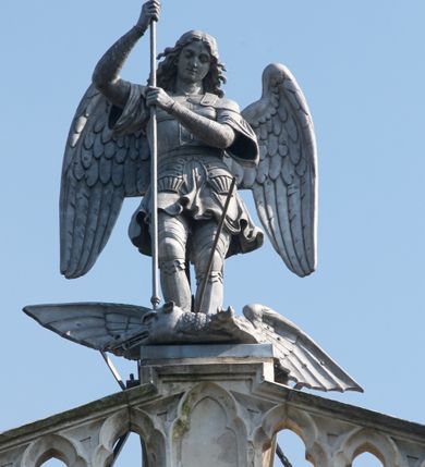 Zdjęcie nr 28: Kościół z cegły i kamienia. Na rzucie krzyża łacińskiego, jednonawowy z wciągniętymi do wnętrza przyporami. Prezbiterium krótkie, zamknięte pięcioma bokami ośmioboku. Korpus jednonawowy, czteroprzęsłowy, po bokach z płytkimi wnękami-kaplicami pomiędzy przyporami, poprzedzony od zach. przedsionkiem. Do pierwszego przęsła dostawione dwie symetryczne, trójboczne kaplice, nad nimi dwie czworoboczne wieże. Zakrystia przy prezbiterium na osi kościoła. Artykulacja ścian wnętrza za pomocą filarów opiętych półkolumnami z kapitelami z motywów liści. Między filarami rozpięte ostrołukowe arkady tworzące płytkie wnęki. Pierwsze przęsło wyróżnione przy pomocy masywnych filarów, ujętych niemal pełnoplastycznymi kolumnami. Okna ostrołukowe, dwudzielne z maswerkami, wsparte na gzymsach. Sklepienia krzyżowo-żebrowe na zaostrzonych gurtach. Kaplice artykułowane analogicznie do nawy kościoła, ze sklepieniami gwiaździstymi. Przedsionek otwiera się do kościoła trzema portalami ostrołukowymi opiętymi kolumnami. W polach archiwolt płaskorzeźby: Boże Narodzenie, Ukrzyżowanie, Wniebowstąpienie (K. Ceptowski).  W prezbiterium, na osi kościoła prostokątny otwór drzwiowy prowadzący do zakrystii. Chór muzyczny umieszczony nad kruchtą kościoła, na rzucie prostokąta, z kamienną balustradą maswerkową. Fasada kamienna, trójosiowa, zamknięta trójkątnie, flankowana lizenami przechodzącymi w ażurowe wieżyczki-latarnie, na rzucie kwadratu. Wieżyczki zwieńczone gzymsem i balustradą arkadową, hełmy ostrosłupowy zakończony iglicą. W dolnej części trzy filarowe arkady ostrołukowe, otwierające się do kruchty, sklepienie kruchty krzyżowo-żebrowe. Nad arkadami wejściowymi trzy tonda: litery IHS, Oko Opatrzności i splecione litery imienia Maria. Pośrodku na osi kościoła duża rozeta z maswerkiem, profilowana, otoczona pierścieniem wypełnionym stylizowanym ornamentem roślinnym. Ponad arkadami pełnoplastyczne figury czterech ewangelistów ustawionych na konsolach z rzeźbionymi atrybutami (F. Kuhn). Po bokach rozety prostokątne płyciny z traczami herbowymi Potockich i Branickich. U góry, na osi fasady figura Archanioła Michała. Elewacje na kamiennym cokole, z gzymsem kapnikowym, opięte prostokątnymi przyporami zwieńczonymi kamiennymi nakrywami. W górnej części kamienny fryz arkadkowy. Nad nim gzyms koronujący podtrzymujący ażurową, arkadową balustradę. Przy prezbiterium kaplice zamknięte trójbocznie, prezbiterium zamknięte pięciobocznie. Zakrystia na osi prezbiterium, na rzucie prostokąta, zwieńczona sygnaturką i ceglanym kominem. Po bokach prostokątne aneksy, południowy aneks - trzy okna ostrołukowe w kamiennej opasce, w środkowym przedstawienie Ukrzyżowanego Chrystusa. W północnym aneksie pojedyncze analogiczne okno. Okna ostrołukowe w profilowanych kamiennych opaskach, pomiędzy nimi a gzymsem koronującym mniejsze ostrołukowe w uskokowych arkadach. Nad kaplicami bocznymi dwie symetryczne wieże na rzucie kwadratu, w połowie wysokości kamienny gzyms z fryzem arkadkowym. Okna ostrołukowe w kamiennej opasce. Całość zwieńczona ślepym fryzem arkadkowym, wyżej gzyms dźwigający ażurową arkadkową balustradę. Hełmy ostrosłupowe, miedziane. Zakrystia na rzucie prostokąta, nakryta sklepieniem kolebkowym zaostrzonym i krzyżowym z lunetami , oddzielone gurtem. Portale od wschodu i zachodu prostokątne zamknięte łukiem ostrym. Okna ostrołukowe.