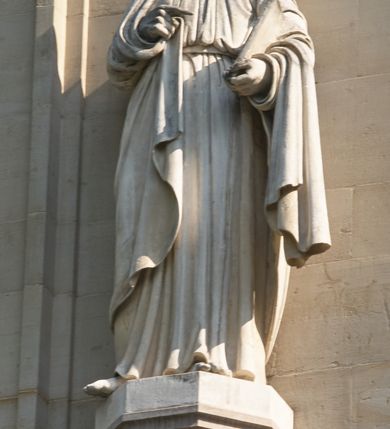 Zdjęcie nr 74: Kościół z cegły i kamienia. Na rzucie krzyża łacińskiego, jednonawowy z wciągniętymi do wnętrza przyporami. Prezbiterium krótkie, zamknięte pięcioma bokami ośmioboku. Korpus jednonawowy, czteroprzęsłowy, po bokach z płytkimi wnękami-kaplicami pomiędzy przyporami, poprzedzony od zach. przedsionkiem. Do pierwszego przęsła dostawione dwie symetryczne, trójboczne kaplice, nad nimi dwie czworoboczne wieże. Zakrystia przy prezbiterium na osi kościoła. Artykulacja ścian wnętrza za pomocą filarów opiętych półkolumnami z kapitelami z motywów liści. Między filarami rozpięte ostrołukowe arkady tworzące płytkie wnęki. Pierwsze przęsło wyróżnione przy pomocy masywnych filarów, ujętych niemal pełnoplastycznymi kolumnami. Okna ostrołukowe, dwudzielne z maswerkami, wsparte na gzymsach. Sklepienia krzyżowo-żebrowe na zaostrzonych gurtach. Kaplice artykułowane analogicznie do nawy kościoła, ze sklepieniami gwiaździstymi. Przedsionek otwiera się do kościoła trzema portalami ostrołukowymi opiętymi kolumnami. W polach archiwolt płaskorzeźby: Boże Narodzenie, Ukrzyżowanie, Wniebowstąpienie (K. Ceptowski).  W prezbiterium, na osi kościoła prostokątny otwór drzwiowy prowadzący do zakrystii. Chór muzyczny umieszczony nad kruchtą kościoła, na rzucie prostokąta, z kamienną balustradą maswerkową. Fasada kamienna, trójosiowa, zamknięta trójkątnie, flankowana lizenami przechodzącymi w ażurowe wieżyczki-latarnie, na rzucie kwadratu. Wieżyczki zwieńczone gzymsem i balustradą arkadową, hełmy ostrosłupowy zakończony iglicą. W dolnej części trzy filarowe arkady ostrołukowe, otwierające się do kruchty, sklepienie kruchty krzyżowo-żebrowe. Nad arkadami wejściowymi trzy tonda: litery IHS, Oko Opatrzności i splecione litery imienia Maria. Pośrodku na osi kościoła duża rozeta z maswerkiem, profilowana, otoczona pierścieniem wypełnionym stylizowanym ornamentem roślinnym. Ponad arkadami pełnoplastyczne figury czterech ewangelistów ustawionych na konsolach z rzeźbionymi atrybutami (F. Kuhn). Po bokach rozety prostokątne płyciny z traczami herbowymi Potockich i Branickich. U góry, na osi fasady figura Archanioła Michała. Elewacje na kamiennym cokole, z gzymsem kapnikowym, opięte prostokątnymi przyporami zwieńczonymi kamiennymi nakrywami. W górnej części kamienny fryz arkadkowy. Nad nim gzyms koronujący podtrzymujący ażurową, arkadową balustradę. Przy prezbiterium kaplice zamknięte trójbocznie, prezbiterium zamknięte pięciobocznie. Zakrystia na osi prezbiterium, na rzucie prostokąta, zwieńczona sygnaturką i ceglanym kominem. Po bokach prostokątne aneksy, południowy aneks - trzy okna ostrołukowe w kamiennej opasce, w środkowym przedstawienie Ukrzyżowanego Chrystusa. W północnym aneksie pojedyncze analogiczne okno. Okna ostrołukowe w profilowanych kamiennych opaskach, pomiędzy nimi a gzymsem koronującym mniejsze ostrołukowe w uskokowych arkadach. Nad kaplicami bocznymi dwie symetryczne wieże na rzucie kwadratu, w połowie wysokości kamienny gzyms z fryzem arkadkowym. Okna ostrołukowe w kamiennej opasce. Całość zwieńczona ślepym fryzem arkadkowym, wyżej gzyms dźwigający ażurową arkadkową balustradę. Hełmy ostrosłupowe, miedziane. Zakrystia na rzucie prostokąta, nakryta sklepieniem kolebkowym zaostrzonym i krzyżowym z lunetami , oddzielone gurtem. Portale od wschodu i zachodu prostokątne zamknięte łukiem ostrym. Okna ostrołukowe.