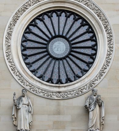 Zdjęcie nr 39: Kościół z cegły i kamienia. Na rzucie krzyża łacińskiego, jednonawowy z wciągniętymi do wnętrza przyporami. Prezbiterium krótkie, zamknięte pięcioma bokami ośmioboku. Korpus jednonawowy, czteroprzęsłowy, po bokach z płytkimi wnękami-kaplicami pomiędzy przyporami, poprzedzony od zach. przedsionkiem. Do pierwszego przęsła dostawione dwie symetryczne, trójboczne kaplice, nad nimi dwie czworoboczne wieże. Zakrystia przy prezbiterium na osi kościoła. Artykulacja ścian wnętrza za pomocą filarów opiętych półkolumnami z kapitelami z motywów liści. Między filarami rozpięte ostrołukowe arkady tworzące płytkie wnęki. Pierwsze przęsło wyróżnione przy pomocy masywnych filarów, ujętych niemal pełnoplastycznymi kolumnami. Okna ostrołukowe, dwudzielne z maswerkami, wsparte na gzymsach. Sklepienia krzyżowo-żebrowe na zaostrzonych gurtach. Kaplice artykułowane analogicznie do nawy kościoła, ze sklepieniami gwiaździstymi. Przedsionek otwiera się do kościoła trzema portalami ostrołukowymi opiętymi kolumnami. W polach archiwolt płaskorzeźby: Boże Narodzenie, Ukrzyżowanie, Wniebowstąpienie (K. Ceptowski).  W prezbiterium, na osi kościoła prostokątny otwór drzwiowy prowadzący do zakrystii. Chór muzyczny umieszczony nad kruchtą kościoła, na rzucie prostokąta, z kamienną balustradą maswerkową. Fasada kamienna, trójosiowa, zamknięta trójkątnie, flankowana lizenami przechodzącymi w ażurowe wieżyczki-latarnie, na rzucie kwadratu. Wieżyczki zwieńczone gzymsem i balustradą arkadową, hełmy ostrosłupowy zakończony iglicą. W dolnej części trzy filarowe arkady ostrołukowe, otwierające się do kruchty, sklepienie kruchty krzyżowo-żebrowe. Nad arkadami wejściowymi trzy tonda: litery IHS, Oko Opatrzności i splecione litery imienia Maria. Pośrodku na osi kościoła duża rozeta z maswerkiem, profilowana, otoczona pierścieniem wypełnionym stylizowanym ornamentem roślinnym. Ponad arkadami pełnoplastyczne figury czterech ewangelistów ustawionych na konsolach z rzeźbionymi atrybutami (F. Kuhn). Po bokach rozety prostokątne płyciny z traczami herbowymi Potockich i Branickich. U góry, na osi fasady figura Archanioła Michała. Elewacje na kamiennym cokole, z gzymsem kapnikowym, opięte prostokątnymi przyporami zwieńczonymi kamiennymi nakrywami. W górnej części kamienny fryz arkadkowy. Nad nim gzyms koronujący podtrzymujący ażurową, arkadową balustradę. Przy prezbiterium kaplice zamknięte trójbocznie, prezbiterium zamknięte pięciobocznie. Zakrystia na osi prezbiterium, na rzucie prostokąta, zwieńczona sygnaturką i ceglanym kominem. Po bokach prostokątne aneksy, południowy aneks - trzy okna ostrołukowe w kamiennej opasce, w środkowym przedstawienie Ukrzyżowanego Chrystusa. W północnym aneksie pojedyncze analogiczne okno. Okna ostrołukowe w profilowanych kamiennych opaskach, pomiędzy nimi a gzymsem koronującym mniejsze ostrołukowe w uskokowych arkadach. Nad kaplicami bocznymi dwie symetryczne wieże na rzucie kwadratu, w połowie wysokości kamienny gzyms z fryzem arkadkowym. Okna ostrołukowe w kamiennej opasce. Całość zwieńczona ślepym fryzem arkadkowym, wyżej gzyms dźwigający ażurową arkadkową balustradę. Hełmy ostrosłupowe, miedziane. Zakrystia na rzucie prostokąta, nakryta sklepieniem kolebkowym zaostrzonym i krzyżowym z lunetami , oddzielone gurtem. Portale od wschodu i zachodu prostokątne zamknięte łukiem ostrym. Okna ostrołukowe.