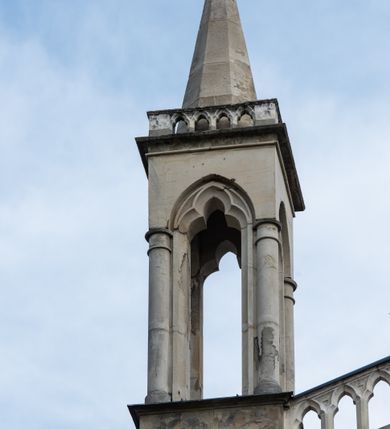 Zdjęcie nr 25: Kościół z cegły i kamienia. Na rzucie krzyża łacińskiego, jednonawowy z wciągniętymi do wnętrza przyporami. Prezbiterium krótkie, zamknięte pięcioma bokami ośmioboku. Korpus jednonawowy, czteroprzęsłowy, po bokach z płytkimi wnękami-kaplicami pomiędzy przyporami, poprzedzony od zach. przedsionkiem. Do pierwszego przęsła dostawione dwie symetryczne, trójboczne kaplice, nad nimi dwie czworoboczne wieże. Zakrystia przy prezbiterium na osi kościoła. Artykulacja ścian wnętrza za pomocą filarów opiętych półkolumnami z kapitelami z motywów liści. Między filarami rozpięte ostrołukowe arkady tworzące płytkie wnęki. Pierwsze przęsło wyróżnione przy pomocy masywnych filarów, ujętych niemal pełnoplastycznymi kolumnami. Okna ostrołukowe, dwudzielne z maswerkami, wsparte na gzymsach. Sklepienia krzyżowo-żebrowe na zaostrzonych gurtach. Kaplice artykułowane analogicznie do nawy kościoła, ze sklepieniami gwiaździstymi. Przedsionek otwiera się do kościoła trzema portalami ostrołukowymi opiętymi kolumnami. W polach archiwolt płaskorzeźby: Boże Narodzenie, Ukrzyżowanie, Wniebowstąpienie (K. Ceptowski).  W prezbiterium, na osi kościoła prostokątny otwór drzwiowy prowadzący do zakrystii. Chór muzyczny umieszczony nad kruchtą kościoła, na rzucie prostokąta, z kamienną balustradą maswerkową. Fasada kamienna, trójosiowa, zamknięta trójkątnie, flankowana lizenami przechodzącymi w ażurowe wieżyczki-latarnie, na rzucie kwadratu. Wieżyczki zwieńczone gzymsem i balustradą arkadową, hełmy ostrosłupowy zakończony iglicą. W dolnej części trzy filarowe arkady ostrołukowe, otwierające się do kruchty, sklepienie kruchty krzyżowo-żebrowe. Nad arkadami wejściowymi trzy tonda: litery IHS, Oko Opatrzności i splecione litery imienia Maria. Pośrodku na osi kościoła duża rozeta z maswerkiem, profilowana, otoczona pierścieniem wypełnionym stylizowanym ornamentem roślinnym. Ponad arkadami pełnoplastyczne figury czterech ewangelistów ustawionych na konsolach z rzeźbionymi atrybutami (F. Kuhn). Po bokach rozety prostokątne płyciny z traczami herbowymi Potockich i Branickich. U góry, na osi fasady figura Archanioła Michała. Elewacje na kamiennym cokole, z gzymsem kapnikowym, opięte prostokątnymi przyporami zwieńczonymi kamiennymi nakrywami. W górnej części kamienny fryz arkadkowy. Nad nim gzyms koronujący podtrzymujący ażurową, arkadową balustradę. Przy prezbiterium kaplice zamknięte trójbocznie, prezbiterium zamknięte pięciobocznie. Zakrystia na osi prezbiterium, na rzucie prostokąta, zwieńczona sygnaturką i ceglanym kominem. Po bokach prostokątne aneksy, południowy aneks - trzy okna ostrołukowe w kamiennej opasce, w środkowym przedstawienie Ukrzyżowanego Chrystusa. W północnym aneksie pojedyncze analogiczne okno. Okna ostrołukowe w profilowanych kamiennych opaskach, pomiędzy nimi a gzymsem koronującym mniejsze ostrołukowe w uskokowych arkadach. Nad kaplicami bocznymi dwie symetryczne wieże na rzucie kwadratu, w połowie wysokości kamienny gzyms z fryzem arkadkowym. Okna ostrołukowe w kamiennej opasce. Całość zwieńczona ślepym fryzem arkadkowym, wyżej gzyms dźwigający ażurową arkadkową balustradę. Hełmy ostrosłupowe, miedziane. Zakrystia na rzucie prostokąta, nakryta sklepieniem kolebkowym zaostrzonym i krzyżowym z lunetami , oddzielone gurtem. Portale od wschodu i zachodu prostokątne zamknięte łukiem ostrym. Okna ostrołukowe.