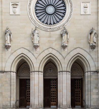 Zdjęcie nr 32: Kościół z cegły i kamienia. Na rzucie krzyża łacińskiego, jednonawowy z wciągniętymi do wnętrza przyporami. Prezbiterium krótkie, zamknięte pięcioma bokami ośmioboku. Korpus jednonawowy, czteroprzęsłowy, po bokach z płytkimi wnękami-kaplicami pomiędzy przyporami, poprzedzony od zach. przedsionkiem. Do pierwszego przęsła dostawione dwie symetryczne, trójboczne kaplice, nad nimi dwie czworoboczne wieże. Zakrystia przy prezbiterium na osi kościoła. Artykulacja ścian wnętrza za pomocą filarów opiętych półkolumnami z kapitelami z motywów liści. Między filarami rozpięte ostrołukowe arkady tworzące płytkie wnęki. Pierwsze przęsło wyróżnione przy pomocy masywnych filarów, ujętych niemal pełnoplastycznymi kolumnami. Okna ostrołukowe, dwudzielne z maswerkami, wsparte na gzymsach. Sklepienia krzyżowo-żebrowe na zaostrzonych gurtach. Kaplice artykułowane analogicznie do nawy kościoła, ze sklepieniami gwiaździstymi. Przedsionek otwiera się do kościoła trzema portalami ostrołukowymi opiętymi kolumnami. W polach archiwolt płaskorzeźby: Boże Narodzenie, Ukrzyżowanie, Wniebowstąpienie (K. Ceptowski).  W prezbiterium, na osi kościoła prostokątny otwór drzwiowy prowadzący do zakrystii. Chór muzyczny umieszczony nad kruchtą kościoła, na rzucie prostokąta, z kamienną balustradą maswerkową. Fasada kamienna, trójosiowa, zamknięta trójkątnie, flankowana lizenami przechodzącymi w ażurowe wieżyczki-latarnie, na rzucie kwadratu. Wieżyczki zwieńczone gzymsem i balustradą arkadową, hełmy ostrosłupowy zakończony iglicą. W dolnej części trzy filarowe arkady ostrołukowe, otwierające się do kruchty, sklepienie kruchty krzyżowo-żebrowe. Nad arkadami wejściowymi trzy tonda: litery IHS, Oko Opatrzności i splecione litery imienia Maria. Pośrodku na osi kościoła duża rozeta z maswerkiem, profilowana, otoczona pierścieniem wypełnionym stylizowanym ornamentem roślinnym. Ponad arkadami pełnoplastyczne figury czterech ewangelistów ustawionych na konsolach z rzeźbionymi atrybutami (F. Kuhn). Po bokach rozety prostokątne płyciny z traczami herbowymi Potockich i Branickich. U góry, na osi fasady figura Archanioła Michała. Elewacje na kamiennym cokole, z gzymsem kapnikowym, opięte prostokątnymi przyporami zwieńczonymi kamiennymi nakrywami. W górnej części kamienny fryz arkadkowy. Nad nim gzyms koronujący podtrzymujący ażurową, arkadową balustradę. Przy prezbiterium kaplice zamknięte trójbocznie, prezbiterium zamknięte pięciobocznie. Zakrystia na osi prezbiterium, na rzucie prostokąta, zwieńczona sygnaturką i ceglanym kominem. Po bokach prostokątne aneksy, południowy aneks - trzy okna ostrołukowe w kamiennej opasce, w środkowym przedstawienie Ukrzyżowanego Chrystusa. W północnym aneksie pojedyncze analogiczne okno. Okna ostrołukowe w profilowanych kamiennych opaskach, pomiędzy nimi a gzymsem koronującym mniejsze ostrołukowe w uskokowych arkadach. Nad kaplicami bocznymi dwie symetryczne wieże na rzucie kwadratu, w połowie wysokości kamienny gzyms z fryzem arkadkowym. Okna ostrołukowe w kamiennej opasce. Całość zwieńczona ślepym fryzem arkadkowym, wyżej gzyms dźwigający ażurową arkadkową balustradę. Hełmy ostrosłupowe, miedziane. Zakrystia na rzucie prostokąta, nakryta sklepieniem kolebkowym zaostrzonym i krzyżowym z lunetami , oddzielone gurtem. Portale od wschodu i zachodu prostokątne zamknięte łukiem ostrym. Okna ostrołukowe.