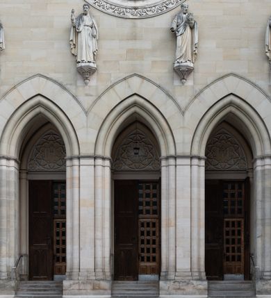 Zdjęcie nr 34: Kościół z cegły i kamienia. Na rzucie krzyża łacińskiego, jednonawowy z wciągniętymi do wnętrza przyporami. Prezbiterium krótkie, zamknięte pięcioma bokami ośmioboku. Korpus jednonawowy, czteroprzęsłowy, po bokach z płytkimi wnękami-kaplicami pomiędzy przyporami, poprzedzony od zach. przedsionkiem. Do pierwszego przęsła dostawione dwie symetryczne, trójboczne kaplice, nad nimi dwie czworoboczne wieże. Zakrystia przy prezbiterium na osi kościoła. Artykulacja ścian wnętrza za pomocą filarów opiętych półkolumnami z kapitelami z motywów liści. Między filarami rozpięte ostrołukowe arkady tworzące płytkie wnęki. Pierwsze przęsło wyróżnione przy pomocy masywnych filarów, ujętych niemal pełnoplastycznymi kolumnami. Okna ostrołukowe, dwudzielne z maswerkami, wsparte na gzymsach. Sklepienia krzyżowo-żebrowe na zaostrzonych gurtach. Kaplice artykułowane analogicznie do nawy kościoła, ze sklepieniami gwiaździstymi. Przedsionek otwiera się do kościoła trzema portalami ostrołukowymi opiętymi kolumnami. W polach archiwolt płaskorzeźby: Boże Narodzenie, Ukrzyżowanie, Wniebowstąpienie (K. Ceptowski).  W prezbiterium, na osi kościoła prostokątny otwór drzwiowy prowadzący do zakrystii. Chór muzyczny umieszczony nad kruchtą kościoła, na rzucie prostokąta, z kamienną balustradą maswerkową. Fasada kamienna, trójosiowa, zamknięta trójkątnie, flankowana lizenami przechodzącymi w ażurowe wieżyczki-latarnie, na rzucie kwadratu. Wieżyczki zwieńczone gzymsem i balustradą arkadową, hełmy ostrosłupowy zakończony iglicą. W dolnej części trzy filarowe arkady ostrołukowe, otwierające się do kruchty, sklepienie kruchty krzyżowo-żebrowe. Nad arkadami wejściowymi trzy tonda: litery IHS, Oko Opatrzności i splecione litery imienia Maria. Pośrodku na osi kościoła duża rozeta z maswerkiem, profilowana, otoczona pierścieniem wypełnionym stylizowanym ornamentem roślinnym. Ponad arkadami pełnoplastyczne figury czterech ewangelistów ustawionych na konsolach z rzeźbionymi atrybutami (F. Kuhn). Po bokach rozety prostokątne płyciny z traczami herbowymi Potockich i Branickich. U góry, na osi fasady figura Archanioła Michała. Elewacje na kamiennym cokole, z gzymsem kapnikowym, opięte prostokątnymi przyporami zwieńczonymi kamiennymi nakrywami. W górnej części kamienny fryz arkadkowy. Nad nim gzyms koronujący podtrzymujący ażurową, arkadową balustradę. Przy prezbiterium kaplice zamknięte trójbocznie, prezbiterium zamknięte pięciobocznie. Zakrystia na osi prezbiterium, na rzucie prostokąta, zwieńczona sygnaturką i ceglanym kominem. Po bokach prostokątne aneksy, południowy aneks - trzy okna ostrołukowe w kamiennej opasce, w środkowym przedstawienie Ukrzyżowanego Chrystusa. W północnym aneksie pojedyncze analogiczne okno. Okna ostrołukowe w profilowanych kamiennych opaskach, pomiędzy nimi a gzymsem koronującym mniejsze ostrołukowe w uskokowych arkadach. Nad kaplicami bocznymi dwie symetryczne wieże na rzucie kwadratu, w połowie wysokości kamienny gzyms z fryzem arkadkowym. Okna ostrołukowe w kamiennej opasce. Całość zwieńczona ślepym fryzem arkadkowym, wyżej gzyms dźwigający ażurową arkadkową balustradę. Hełmy ostrosłupowe, miedziane. Zakrystia na rzucie prostokąta, nakryta sklepieniem kolebkowym zaostrzonym i krzyżowym z lunetami , oddzielone gurtem. Portale od wschodu i zachodu prostokątne zamknięte łukiem ostrym. Okna ostrołukowe.