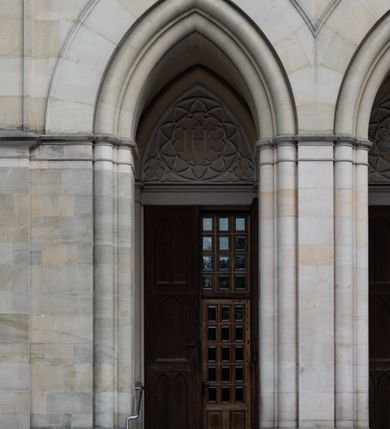 Zdjęcie nr 37: Kościół z cegły i kamienia. Na rzucie krzyża łacińskiego, jednonawowy z wciągniętymi do wnętrza przyporami. Prezbiterium krótkie, zamknięte pięcioma bokami ośmioboku. Korpus jednonawowy, czteroprzęsłowy, po bokach z płytkimi wnękami-kaplicami pomiędzy przyporami, poprzedzony od zach. przedsionkiem. Do pierwszego przęsła dostawione dwie symetryczne, trójboczne kaplice, nad nimi dwie czworoboczne wieże. Zakrystia przy prezbiterium na osi kościoła. Artykulacja ścian wnętrza za pomocą filarów opiętych półkolumnami z kapitelami z motywów liści. Między filarami rozpięte ostrołukowe arkady tworzące płytkie wnęki. Pierwsze przęsło wyróżnione przy pomocy masywnych filarów, ujętych niemal pełnoplastycznymi kolumnami. Okna ostrołukowe, dwudzielne z maswerkami, wsparte na gzymsach. Sklepienia krzyżowo-żebrowe na zaostrzonych gurtach. Kaplice artykułowane analogicznie do nawy kościoła, ze sklepieniami gwiaździstymi. Przedsionek otwiera się do kościoła trzema portalami ostrołukowymi opiętymi kolumnami. W polach archiwolt płaskorzeźby: Boże Narodzenie, Ukrzyżowanie, Wniebowstąpienie (K. Ceptowski).  W prezbiterium, na osi kościoła prostokątny otwór drzwiowy prowadzący do zakrystii. Chór muzyczny umieszczony nad kruchtą kościoła, na rzucie prostokąta, z kamienną balustradą maswerkową. Fasada kamienna, trójosiowa, zamknięta trójkątnie, flankowana lizenami przechodzącymi w ażurowe wieżyczki-latarnie, na rzucie kwadratu. Wieżyczki zwieńczone gzymsem i balustradą arkadową, hełmy ostrosłupowy zakończony iglicą. W dolnej części trzy filarowe arkady ostrołukowe, otwierające się do kruchty, sklepienie kruchty krzyżowo-żebrowe. Nad arkadami wejściowymi trzy tonda: litery IHS, Oko Opatrzności i splecione litery imienia Maria. Pośrodku na osi kościoła duża rozeta z maswerkiem, profilowana, otoczona pierścieniem wypełnionym stylizowanym ornamentem roślinnym. Ponad arkadami pełnoplastyczne figury czterech ewangelistów ustawionych na konsolach z rzeźbionymi atrybutami (F. Kuhn). Po bokach rozety prostokątne płyciny z traczami herbowymi Potockich i Branickich. U góry, na osi fasady figura Archanioła Michała. Elewacje na kamiennym cokole, z gzymsem kapnikowym, opięte prostokątnymi przyporami zwieńczonymi kamiennymi nakrywami. W górnej części kamienny fryz arkadkowy. Nad nim gzyms koronujący podtrzymujący ażurową, arkadową balustradę. Przy prezbiterium kaplice zamknięte trójbocznie, prezbiterium zamknięte pięciobocznie. Zakrystia na osi prezbiterium, na rzucie prostokąta, zwieńczona sygnaturką i ceglanym kominem. Po bokach prostokątne aneksy, południowy aneks - trzy okna ostrołukowe w kamiennej opasce, w środkowym przedstawienie Ukrzyżowanego Chrystusa. W północnym aneksie pojedyncze analogiczne okno. Okna ostrołukowe w profilowanych kamiennych opaskach, pomiędzy nimi a gzymsem koronującym mniejsze ostrołukowe w uskokowych arkadach. Nad kaplicami bocznymi dwie symetryczne wieże na rzucie kwadratu, w połowie wysokości kamienny gzyms z fryzem arkadkowym. Okna ostrołukowe w kamiennej opasce. Całość zwieńczona ślepym fryzem arkadkowym, wyżej gzyms dźwigający ażurową arkadkową balustradę. Hełmy ostrosłupowe, miedziane. Zakrystia na rzucie prostokąta, nakryta sklepieniem kolebkowym zaostrzonym i krzyżowym z lunetami , oddzielone gurtem. Portale od wschodu i zachodu prostokątne zamknięte łukiem ostrym. Okna ostrołukowe.