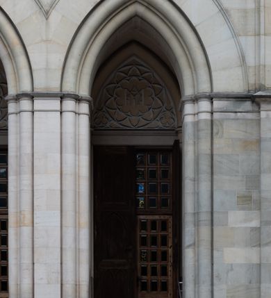 Zdjęcie nr 38: Kościół z cegły i kamienia. Na rzucie krzyża łacińskiego, jednonawowy z wciągniętymi do wnętrza przyporami. Prezbiterium krótkie, zamknięte pięcioma bokami ośmioboku. Korpus jednonawowy, czteroprzęsłowy, po bokach z płytkimi wnękami-kaplicami pomiędzy przyporami, poprzedzony od zach. przedsionkiem. Do pierwszego przęsła dostawione dwie symetryczne, trójboczne kaplice, nad nimi dwie czworoboczne wieże. Zakrystia przy prezbiterium na osi kościoła. Artykulacja ścian wnętrza za pomocą filarów opiętych półkolumnami z kapitelami z motywów liści. Między filarami rozpięte ostrołukowe arkady tworzące płytkie wnęki. Pierwsze przęsło wyróżnione przy pomocy masywnych filarów, ujętych niemal pełnoplastycznymi kolumnami. Okna ostrołukowe, dwudzielne z maswerkami, wsparte na gzymsach. Sklepienia krzyżowo-żebrowe na zaostrzonych gurtach. Kaplice artykułowane analogicznie do nawy kościoła, ze sklepieniami gwiaździstymi. Przedsionek otwiera się do kościoła trzema portalami ostrołukowymi opiętymi kolumnami. W polach archiwolt płaskorzeźby: Boże Narodzenie, Ukrzyżowanie, Wniebowstąpienie (K. Ceptowski).  W prezbiterium, na osi kościoła prostokątny otwór drzwiowy prowadzący do zakrystii. Chór muzyczny umieszczony nad kruchtą kościoła, na rzucie prostokąta, z kamienną balustradą maswerkową. Fasada kamienna, trójosiowa, zamknięta trójkątnie, flankowana lizenami przechodzącymi w ażurowe wieżyczki-latarnie, na rzucie kwadratu. Wieżyczki zwieńczone gzymsem i balustradą arkadową, hełmy ostrosłupowy zakończony iglicą. W dolnej części trzy filarowe arkady ostrołukowe, otwierające się do kruchty, sklepienie kruchty krzyżowo-żebrowe. Nad arkadami wejściowymi trzy tonda: litery IHS, Oko Opatrzności i splecione litery imienia Maria. Pośrodku na osi kościoła duża rozeta z maswerkiem, profilowana, otoczona pierścieniem wypełnionym stylizowanym ornamentem roślinnym. Ponad arkadami pełnoplastyczne figury czterech ewangelistów ustawionych na konsolach z rzeźbionymi atrybutami (F. Kuhn). Po bokach rozety prostokątne płyciny z traczami herbowymi Potockich i Branickich. U góry, na osi fasady figura Archanioła Michała. Elewacje na kamiennym cokole, z gzymsem kapnikowym, opięte prostokątnymi przyporami zwieńczonymi kamiennymi nakrywami. W górnej części kamienny fryz arkadkowy. Nad nim gzyms koronujący podtrzymujący ażurową, arkadową balustradę. Przy prezbiterium kaplice zamknięte trójbocznie, prezbiterium zamknięte pięciobocznie. Zakrystia na osi prezbiterium, na rzucie prostokąta, zwieńczona sygnaturką i ceglanym kominem. Po bokach prostokątne aneksy, południowy aneks - trzy okna ostrołukowe w kamiennej opasce, w środkowym przedstawienie Ukrzyżowanego Chrystusa. W północnym aneksie pojedyncze analogiczne okno. Okna ostrołukowe w profilowanych kamiennych opaskach, pomiędzy nimi a gzymsem koronującym mniejsze ostrołukowe w uskokowych arkadach. Nad kaplicami bocznymi dwie symetryczne wieże na rzucie kwadratu, w połowie wysokości kamienny gzyms z fryzem arkadkowym. Okna ostrołukowe w kamiennej opasce. Całość zwieńczona ślepym fryzem arkadkowym, wyżej gzyms dźwigający ażurową arkadkową balustradę. Hełmy ostrosłupowe, miedziane. Zakrystia na rzucie prostokąta, nakryta sklepieniem kolebkowym zaostrzonym i krzyżowym z lunetami , oddzielone gurtem. Portale od wschodu i zachodu prostokątne zamknięte łukiem ostrym. Okna ostrołukowe.