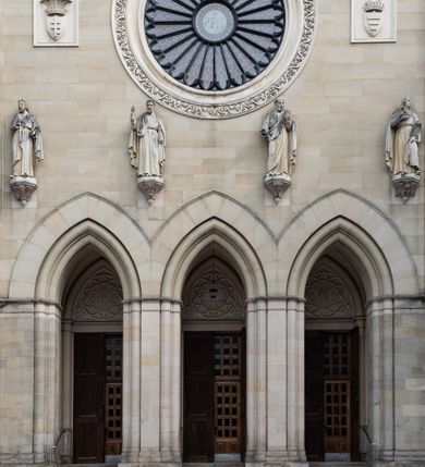 Zdjęcie nr 33: Kościół z cegły i kamienia. Na rzucie krzyża łacińskiego, jednonawowy z wciągniętymi do wnętrza przyporami. Prezbiterium krótkie, zamknięte pięcioma bokami ośmioboku. Korpus jednonawowy, czteroprzęsłowy, po bokach z płytkimi wnękami-kaplicami pomiędzy przyporami, poprzedzony od zach. przedsionkiem. Do pierwszego przęsła dostawione dwie symetryczne, trójboczne kaplice, nad nimi dwie czworoboczne wieże. Zakrystia przy prezbiterium na osi kościoła. Artykulacja ścian wnętrza za pomocą filarów opiętych półkolumnami z kapitelami z motywów liści. Między filarami rozpięte ostrołukowe arkady tworzące płytkie wnęki. Pierwsze przęsło wyróżnione przy pomocy masywnych filarów, ujętych niemal pełnoplastycznymi kolumnami. Okna ostrołukowe, dwudzielne z maswerkami, wsparte na gzymsach. Sklepienia krzyżowo-żebrowe na zaostrzonych gurtach. Kaplice artykułowane analogicznie do nawy kościoła, ze sklepieniami gwiaździstymi. Przedsionek otwiera się do kościoła trzema portalami ostrołukowymi opiętymi kolumnami. W polach archiwolt płaskorzeźby: Boże Narodzenie, Ukrzyżowanie, Wniebowstąpienie (K. Ceptowski).  W prezbiterium, na osi kościoła prostokątny otwór drzwiowy prowadzący do zakrystii. Chór muzyczny umieszczony nad kruchtą kościoła, na rzucie prostokąta, z kamienną balustradą maswerkową. Fasada kamienna, trójosiowa, zamknięta trójkątnie, flankowana lizenami przechodzącymi w ażurowe wieżyczki-latarnie, na rzucie kwadratu. Wieżyczki zwieńczone gzymsem i balustradą arkadową, hełmy ostrosłupowy zakończony iglicą. W dolnej części trzy filarowe arkady ostrołukowe, otwierające się do kruchty, sklepienie kruchty krzyżowo-żebrowe. Nad arkadami wejściowymi trzy tonda: litery IHS, Oko Opatrzności i splecione litery imienia Maria. Pośrodku na osi kościoła duża rozeta z maswerkiem, profilowana, otoczona pierścieniem wypełnionym stylizowanym ornamentem roślinnym. Ponad arkadami pełnoplastyczne figury czterech ewangelistów ustawionych na konsolach z rzeźbionymi atrybutami (F. Kuhn). Po bokach rozety prostokątne płyciny z traczami herbowymi Potockich i Branickich. U góry, na osi fasady figura Archanioła Michała. Elewacje na kamiennym cokole, z gzymsem kapnikowym, opięte prostokątnymi przyporami zwieńczonymi kamiennymi nakrywami. W górnej części kamienny fryz arkadkowy. Nad nim gzyms koronujący podtrzymujący ażurową, arkadową balustradę. Przy prezbiterium kaplice zamknięte trójbocznie, prezbiterium zamknięte pięciobocznie. Zakrystia na osi prezbiterium, na rzucie prostokąta, zwieńczona sygnaturką i ceglanym kominem. Po bokach prostokątne aneksy, południowy aneks - trzy okna ostrołukowe w kamiennej opasce, w środkowym przedstawienie Ukrzyżowanego Chrystusa. W północnym aneksie pojedyncze analogiczne okno. Okna ostrołukowe w profilowanych kamiennych opaskach, pomiędzy nimi a gzymsem koronującym mniejsze ostrołukowe w uskokowych arkadach. Nad kaplicami bocznymi dwie symetryczne wieże na rzucie kwadratu, w połowie wysokości kamienny gzyms z fryzem arkadkowym. Okna ostrołukowe w kamiennej opasce. Całość zwieńczona ślepym fryzem arkadkowym, wyżej gzyms dźwigający ażurową arkadkową balustradę. Hełmy ostrosłupowe, miedziane. Zakrystia na rzucie prostokąta, nakryta sklepieniem kolebkowym zaostrzonym i krzyżowym z lunetami , oddzielone gurtem. Portale od wschodu i zachodu prostokątne zamknięte łukiem ostrym. Okna ostrołukowe.