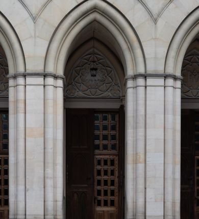 Zdjęcie nr 36: Kościół z cegły i kamienia. Na rzucie krzyża łacińskiego, jednonawowy z wciągniętymi do wnętrza przyporami. Prezbiterium krótkie, zamknięte pięcioma bokami ośmioboku. Korpus jednonawowy, czteroprzęsłowy, po bokach z płytkimi wnękami-kaplicami pomiędzy przyporami, poprzedzony od zach. przedsionkiem. Do pierwszego przęsła dostawione dwie symetryczne, trójboczne kaplice, nad nimi dwie czworoboczne wieże. Zakrystia przy prezbiterium na osi kościoła. Artykulacja ścian wnętrza za pomocą filarów opiętych półkolumnami z kapitelami z motywów liści. Między filarami rozpięte ostrołukowe arkady tworzące płytkie wnęki. Pierwsze przęsło wyróżnione przy pomocy masywnych filarów, ujętych niemal pełnoplastycznymi kolumnami. Okna ostrołukowe, dwudzielne z maswerkami, wsparte na gzymsach. Sklepienia krzyżowo-żebrowe na zaostrzonych gurtach. Kaplice artykułowane analogicznie do nawy kościoła, ze sklepieniami gwiaździstymi. Przedsionek otwiera się do kościoła trzema portalami ostrołukowymi opiętymi kolumnami. W polach archiwolt płaskorzeźby: Boże Narodzenie, Ukrzyżowanie, Wniebowstąpienie (K. Ceptowski).  W prezbiterium, na osi kościoła prostokątny otwór drzwiowy prowadzący do zakrystii. Chór muzyczny umieszczony nad kruchtą kościoła, na rzucie prostokąta, z kamienną balustradą maswerkową. Fasada kamienna, trójosiowa, zamknięta trójkątnie, flankowana lizenami przechodzącymi w ażurowe wieżyczki-latarnie, na rzucie kwadratu. Wieżyczki zwieńczone gzymsem i balustradą arkadową, hełmy ostrosłupowy zakończony iglicą. W dolnej części trzy filarowe arkady ostrołukowe, otwierające się do kruchty, sklepienie kruchty krzyżowo-żebrowe. Nad arkadami wejściowymi trzy tonda: litery IHS, Oko Opatrzności i splecione litery imienia Maria. Pośrodku na osi kościoła duża rozeta z maswerkiem, profilowana, otoczona pierścieniem wypełnionym stylizowanym ornamentem roślinnym. Ponad arkadami pełnoplastyczne figury czterech ewangelistów ustawionych na konsolach z rzeźbionymi atrybutami (F. Kuhn). Po bokach rozety prostokątne płyciny z traczami herbowymi Potockich i Branickich. U góry, na osi fasady figura Archanioła Michała. Elewacje na kamiennym cokole, z gzymsem kapnikowym, opięte prostokątnymi przyporami zwieńczonymi kamiennymi nakrywami. W górnej części kamienny fryz arkadkowy. Nad nim gzyms koronujący podtrzymujący ażurową, arkadową balustradę. Przy prezbiterium kaplice zamknięte trójbocznie, prezbiterium zamknięte pięciobocznie. Zakrystia na osi prezbiterium, na rzucie prostokąta, zwieńczona sygnaturką i ceglanym kominem. Po bokach prostokątne aneksy, południowy aneks - trzy okna ostrołukowe w kamiennej opasce, w środkowym przedstawienie Ukrzyżowanego Chrystusa. W północnym aneksie pojedyncze analogiczne okno. Okna ostrołukowe w profilowanych kamiennych opaskach, pomiędzy nimi a gzymsem koronującym mniejsze ostrołukowe w uskokowych arkadach. Nad kaplicami bocznymi dwie symetryczne wieże na rzucie kwadratu, w połowie wysokości kamienny gzyms z fryzem arkadkowym. Okna ostrołukowe w kamiennej opasce. Całość zwieńczona ślepym fryzem arkadkowym, wyżej gzyms dźwigający ażurową arkadkową balustradę. Hełmy ostrosłupowe, miedziane. Zakrystia na rzucie prostokąta, nakryta sklepieniem kolebkowym zaostrzonym i krzyżowym z lunetami , oddzielone gurtem. Portale od wschodu i zachodu prostokątne zamknięte łukiem ostrym. Okna ostrołukowe.