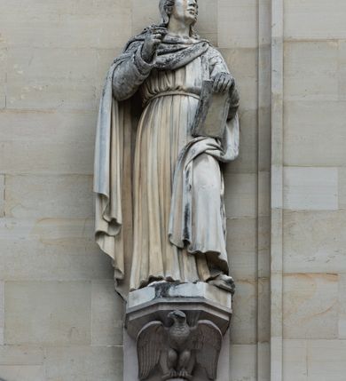 Zdjęcie nr 62: Kościół z cegły i kamienia. Na rzucie krzyża łacińskiego, jednonawowy z wciągniętymi do wnętrza przyporami. Prezbiterium krótkie, zamknięte pięcioma bokami ośmioboku. Korpus jednonawowy, czteroprzęsłowy, po bokach z płytkimi wnękami-kaplicami pomiędzy przyporami, poprzedzony od zach. przedsionkiem. Do pierwszego przęsła dostawione dwie symetryczne, trójboczne kaplice, nad nimi dwie czworoboczne wieże. Zakrystia przy prezbiterium na osi kościoła. Artykulacja ścian wnętrza za pomocą filarów opiętych półkolumnami z kapitelami z motywów liści. Między filarami rozpięte ostrołukowe arkady tworzące płytkie wnęki. Pierwsze przęsło wyróżnione przy pomocy masywnych filarów, ujętych niemal pełnoplastycznymi kolumnami. Okna ostrołukowe, dwudzielne z maswerkami, wsparte na gzymsach. Sklepienia krzyżowo-żebrowe na zaostrzonych gurtach. Kaplice artykułowane analogicznie do nawy kościoła, ze sklepieniami gwiaździstymi. Przedsionek otwiera się do kościoła trzema portalami ostrołukowymi opiętymi kolumnami. W polach archiwolt płaskorzeźby: Boże Narodzenie, Ukrzyżowanie, Wniebowstąpienie (K. Ceptowski).  W prezbiterium, na osi kościoła prostokątny otwór drzwiowy prowadzący do zakrystii. Chór muzyczny umieszczony nad kruchtą kościoła, na rzucie prostokąta, z kamienną balustradą maswerkową. Fasada kamienna, trójosiowa, zamknięta trójkątnie, flankowana lizenami przechodzącymi w ażurowe wieżyczki-latarnie, na rzucie kwadratu. Wieżyczki zwieńczone gzymsem i balustradą arkadową, hełmy ostrosłupowy zakończony iglicą. W dolnej części trzy filarowe arkady ostrołukowe, otwierające się do kruchty, sklepienie kruchty krzyżowo-żebrowe. Nad arkadami wejściowymi trzy tonda: litery IHS, Oko Opatrzności i splecione litery imienia Maria. Pośrodku na osi kościoła duża rozeta z maswerkiem, profilowana, otoczona pierścieniem wypełnionym stylizowanym ornamentem roślinnym. Ponad arkadami pełnoplastyczne figury czterech ewangelistów ustawionych na konsolach z rzeźbionymi atrybutami (F. Kuhn). Po bokach rozety prostokątne płyciny z traczami herbowymi Potockich i Branickich. U góry, na osi fasady figura Archanioła Michała. Elewacje na kamiennym cokole, z gzymsem kapnikowym, opięte prostokątnymi przyporami zwieńczonymi kamiennymi nakrywami. W górnej części kamienny fryz arkadkowy. Nad nim gzyms koronujący podtrzymujący ażurową, arkadową balustradę. Przy prezbiterium kaplice zamknięte trójbocznie, prezbiterium zamknięte pięciobocznie. Zakrystia na osi prezbiterium, na rzucie prostokąta, zwieńczona sygnaturką i ceglanym kominem. Po bokach prostokątne aneksy, południowy aneks - trzy okna ostrołukowe w kamiennej opasce, w środkowym przedstawienie Ukrzyżowanego Chrystusa. W północnym aneksie pojedyncze analogiczne okno. Okna ostrołukowe w profilowanych kamiennych opaskach, pomiędzy nimi a gzymsem koronującym mniejsze ostrołukowe w uskokowych arkadach. Nad kaplicami bocznymi dwie symetryczne wieże na rzucie kwadratu, w połowie wysokości kamienny gzyms z fryzem arkadkowym. Okna ostrołukowe w kamiennej opasce. Całość zwieńczona ślepym fryzem arkadkowym, wyżej gzyms dźwigający ażurową arkadkową balustradę. Hełmy ostrosłupowe, miedziane. Zakrystia na rzucie prostokąta, nakryta sklepieniem kolebkowym zaostrzonym i krzyżowym z lunetami , oddzielone gurtem. Portale od wschodu i zachodu prostokątne zamknięte łukiem ostrym. Okna ostrołukowe.