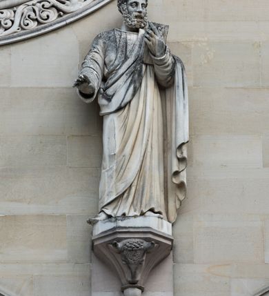 Zdjęcie nr 55: Kościół z cegły i kamienia. Na rzucie krzyża łacińskiego, jednonawowy z wciągniętymi do wnętrza przyporami. Prezbiterium krótkie, zamknięte pięcioma bokami ośmioboku. Korpus jednonawowy, czteroprzęsłowy, po bokach z płytkimi wnękami-kaplicami pomiędzy przyporami, poprzedzony od zach. przedsionkiem. Do pierwszego przęsła dostawione dwie symetryczne, trójboczne kaplice, nad nimi dwie czworoboczne wieże. Zakrystia przy prezbiterium na osi kościoła. Artykulacja ścian wnętrza za pomocą filarów opiętych półkolumnami z kapitelami z motywów liści. Między filarami rozpięte ostrołukowe arkady tworzące płytkie wnęki. Pierwsze przęsło wyróżnione przy pomocy masywnych filarów, ujętych niemal pełnoplastycznymi kolumnami. Okna ostrołukowe, dwudzielne z maswerkami, wsparte na gzymsach. Sklepienia krzyżowo-żebrowe na zaostrzonych gurtach. Kaplice artykułowane analogicznie do nawy kościoła, ze sklepieniami gwiaździstymi. Przedsionek otwiera się do kościoła trzema portalami ostrołukowymi opiętymi kolumnami. W polach archiwolt płaskorzeźby: Boże Narodzenie, Ukrzyżowanie, Wniebowstąpienie (K. Ceptowski).  W prezbiterium, na osi kościoła prostokątny otwór drzwiowy prowadzący do zakrystii. Chór muzyczny umieszczony nad kruchtą kościoła, na rzucie prostokąta, z kamienną balustradą maswerkową. Fasada kamienna, trójosiowa, zamknięta trójkątnie, flankowana lizenami przechodzącymi w ażurowe wieżyczki-latarnie, na rzucie kwadratu. Wieżyczki zwieńczone gzymsem i balustradą arkadową, hełmy ostrosłupowy zakończony iglicą. W dolnej części trzy filarowe arkady ostrołukowe, otwierające się do kruchty, sklepienie kruchty krzyżowo-żebrowe. Nad arkadami wejściowymi trzy tonda: litery IHS, Oko Opatrzności i splecione litery imienia Maria. Pośrodku na osi kościoła duża rozeta z maswerkiem, profilowana, otoczona pierścieniem wypełnionym stylizowanym ornamentem roślinnym. Ponad arkadami pełnoplastyczne figury czterech ewangelistów ustawionych na konsolach z rzeźbionymi atrybutami (F. Kuhn). Po bokach rozety prostokątne płyciny z traczami herbowymi Potockich i Branickich. U góry, na osi fasady figura Archanioła Michała. Elewacje na kamiennym cokole, z gzymsem kapnikowym, opięte prostokątnymi przyporami zwieńczonymi kamiennymi nakrywami. W górnej części kamienny fryz arkadkowy. Nad nim gzyms koronujący podtrzymujący ażurową, arkadową balustradę. Przy prezbiterium kaplice zamknięte trójbocznie, prezbiterium zamknięte pięciobocznie. Zakrystia na osi prezbiterium, na rzucie prostokąta, zwieńczona sygnaturką i ceglanym kominem. Po bokach prostokątne aneksy, południowy aneks - trzy okna ostrołukowe w kamiennej opasce, w środkowym przedstawienie Ukrzyżowanego Chrystusa. W północnym aneksie pojedyncze analogiczne okno. Okna ostrołukowe w profilowanych kamiennych opaskach, pomiędzy nimi a gzymsem koronującym mniejsze ostrołukowe w uskokowych arkadach. Nad kaplicami bocznymi dwie symetryczne wieże na rzucie kwadratu, w połowie wysokości kamienny gzyms z fryzem arkadkowym. Okna ostrołukowe w kamiennej opasce. Całość zwieńczona ślepym fryzem arkadkowym, wyżej gzyms dźwigający ażurową arkadkową balustradę. Hełmy ostrosłupowe, miedziane. Zakrystia na rzucie prostokąta, nakryta sklepieniem kolebkowym zaostrzonym i krzyżowym z lunetami , oddzielone gurtem. Portale od wschodu i zachodu prostokątne zamknięte łukiem ostrym. Okna ostrołukowe.