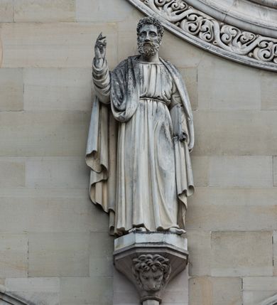 Zdjęcie nr 49: Kościół z cegły i kamienia. Na rzucie krzyża łacińskiego, jednonawowy z wciągniętymi do wnętrza przyporami. Prezbiterium krótkie, zamknięte pięcioma bokami ośmioboku. Korpus jednonawowy, czteroprzęsłowy, po bokach z płytkimi wnękami-kaplicami pomiędzy przyporami, poprzedzony od zach. przedsionkiem. Do pierwszego przęsła dostawione dwie symetryczne, trójboczne kaplice, nad nimi dwie czworoboczne wieże. Zakrystia przy prezbiterium na osi kościoła. Artykulacja ścian wnętrza za pomocą filarów opiętych półkolumnami z kapitelami z motywów liści. Między filarami rozpięte ostrołukowe arkady tworzące płytkie wnęki. Pierwsze przęsło wyróżnione przy pomocy masywnych filarów, ujętych niemal pełnoplastycznymi kolumnami. Okna ostrołukowe, dwudzielne z maswerkami, wsparte na gzymsach. Sklepienia krzyżowo-żebrowe na zaostrzonych gurtach. Kaplice artykułowane analogicznie do nawy kościoła, ze sklepieniami gwiaździstymi. Przedsionek otwiera się do kościoła trzema portalami ostrołukowymi opiętymi kolumnami. W polach archiwolt płaskorzeźby: Boże Narodzenie, Ukrzyżowanie, Wniebowstąpienie (K. Ceptowski).  W prezbiterium, na osi kościoła prostokątny otwór drzwiowy prowadzący do zakrystii. Chór muzyczny umieszczony nad kruchtą kościoła, na rzucie prostokąta, z kamienną balustradą maswerkową. Fasada kamienna, trójosiowa, zamknięta trójkątnie, flankowana lizenami przechodzącymi w ażurowe wieżyczki-latarnie, na rzucie kwadratu. Wieżyczki zwieńczone gzymsem i balustradą arkadową, hełmy ostrosłupowy zakończony iglicą. W dolnej części trzy filarowe arkady ostrołukowe, otwierające się do kruchty, sklepienie kruchty krzyżowo-żebrowe. Nad arkadami wejściowymi trzy tonda: litery IHS, Oko Opatrzności i splecione litery imienia Maria. Pośrodku na osi kościoła duża rozeta z maswerkiem, profilowana, otoczona pierścieniem wypełnionym stylizowanym ornamentem roślinnym. Ponad arkadami pełnoplastyczne figury czterech ewangelistów ustawionych na konsolach z rzeźbionymi atrybutami (F. Kuhn). Po bokach rozety prostokątne płyciny z traczami herbowymi Potockich i Branickich. U góry, na osi fasady figura Archanioła Michała. Elewacje na kamiennym cokole, z gzymsem kapnikowym, opięte prostokątnymi przyporami zwieńczonymi kamiennymi nakrywami. W górnej części kamienny fryz arkadkowy. Nad nim gzyms koronujący podtrzymujący ażurową, arkadową balustradę. Przy prezbiterium kaplice zamknięte trójbocznie, prezbiterium zamknięte pięciobocznie. Zakrystia na osi prezbiterium, na rzucie prostokąta, zwieńczona sygnaturką i ceglanym kominem. Po bokach prostokątne aneksy, południowy aneks - trzy okna ostrołukowe w kamiennej opasce, w środkowym przedstawienie Ukrzyżowanego Chrystusa. W północnym aneksie pojedyncze analogiczne okno. Okna ostrołukowe w profilowanych kamiennych opaskach, pomiędzy nimi a gzymsem koronującym mniejsze ostrołukowe w uskokowych arkadach. Nad kaplicami bocznymi dwie symetryczne wieże na rzucie kwadratu, w połowie wysokości kamienny gzyms z fryzem arkadkowym. Okna ostrołukowe w kamiennej opasce. Całość zwieńczona ślepym fryzem arkadkowym, wyżej gzyms dźwigający ażurową arkadkową balustradę. Hełmy ostrosłupowe, miedziane. Zakrystia na rzucie prostokąta, nakryta sklepieniem kolebkowym zaostrzonym i krzyżowym z lunetami , oddzielone gurtem. Portale od wschodu i zachodu prostokątne zamknięte łukiem ostrym. Okna ostrołukowe.