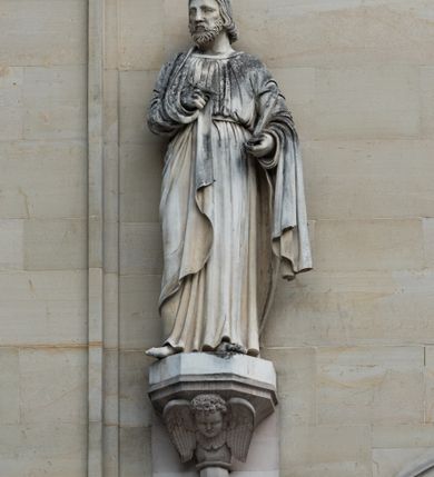 Zdjęcie nr 42: Kościół z cegły i kamienia. Na rzucie krzyża łacińskiego, jednonawowy z wciągniętymi do wnętrza przyporami. Prezbiterium krótkie, zamknięte pięcioma bokami ośmioboku. Korpus jednonawowy, czteroprzęsłowy, po bokach z płytkimi wnękami-kaplicami pomiędzy przyporami, poprzedzony od zach. przedsionkiem. Do pierwszego przęsła dostawione dwie symetryczne, trójboczne kaplice, nad nimi dwie czworoboczne wieże. Zakrystia przy prezbiterium na osi kościoła. Artykulacja ścian wnętrza za pomocą filarów opiętych półkolumnami z kapitelami z motywów liści. Między filarami rozpięte ostrołukowe arkady tworzące płytkie wnęki. Pierwsze przęsło wyróżnione przy pomocy masywnych filarów, ujętych niemal pełnoplastycznymi kolumnami. Okna ostrołukowe, dwudzielne z maswerkami, wsparte na gzymsach. Sklepienia krzyżowo-żebrowe na zaostrzonych gurtach. Kaplice artykułowane analogicznie do nawy kościoła, ze sklepieniami gwiaździstymi. Przedsionek otwiera się do kościoła trzema portalami ostrołukowymi opiętymi kolumnami. W polach archiwolt płaskorzeźby: Boże Narodzenie, Ukrzyżowanie, Wniebowstąpienie (K. Ceptowski).  W prezbiterium, na osi kościoła prostokątny otwór drzwiowy prowadzący do zakrystii. Chór muzyczny umieszczony nad kruchtą kościoła, na rzucie prostokąta, z kamienną balustradą maswerkową. Fasada kamienna, trójosiowa, zamknięta trójkątnie, flankowana lizenami przechodzącymi w ażurowe wieżyczki-latarnie, na rzucie kwadratu. Wieżyczki zwieńczone gzymsem i balustradą arkadową, hełmy ostrosłupowy zakończony iglicą. W dolnej części trzy filarowe arkady ostrołukowe, otwierające się do kruchty, sklepienie kruchty krzyżowo-żebrowe. Nad arkadami wejściowymi trzy tonda: litery IHS, Oko Opatrzności i splecione litery imienia Maria. Pośrodku na osi kościoła duża rozeta z maswerkiem, profilowana, otoczona pierścieniem wypełnionym stylizowanym ornamentem roślinnym. Ponad arkadami pełnoplastyczne figury czterech ewangelistów ustawionych na konsolach z rzeźbionymi atrybutami (F. Kuhn). Po bokach rozety prostokątne płyciny z traczami herbowymi Potockich i Branickich. U góry, na osi fasady figura Archanioła Michała. Elewacje na kamiennym cokole, z gzymsem kapnikowym, opięte prostokątnymi przyporami zwieńczonymi kamiennymi nakrywami. W górnej części kamienny fryz arkadkowy. Nad nim gzyms koronujący podtrzymujący ażurową, arkadową balustradę. Przy prezbiterium kaplice zamknięte trójbocznie, prezbiterium zamknięte pięciobocznie. Zakrystia na osi prezbiterium, na rzucie prostokąta, zwieńczona sygnaturką i ceglanym kominem. Po bokach prostokątne aneksy, południowy aneks - trzy okna ostrołukowe w kamiennej opasce, w środkowym przedstawienie Ukrzyżowanego Chrystusa. W północnym aneksie pojedyncze analogiczne okno. Okna ostrołukowe w profilowanych kamiennych opaskach, pomiędzy nimi a gzymsem koronującym mniejsze ostrołukowe w uskokowych arkadach. Nad kaplicami bocznymi dwie symetryczne wieże na rzucie kwadratu, w połowie wysokości kamienny gzyms z fryzem arkadkowym. Okna ostrołukowe w kamiennej opasce. Całość zwieńczona ślepym fryzem arkadkowym, wyżej gzyms dźwigający ażurową arkadkową balustradę. Hełmy ostrosłupowe, miedziane. Zakrystia na rzucie prostokąta, nakryta sklepieniem kolebkowym zaostrzonym i krzyżowym z lunetami , oddzielone gurtem. Portale od wschodu i zachodu prostokątne zamknięte łukiem ostrym. Okna ostrołukowe.