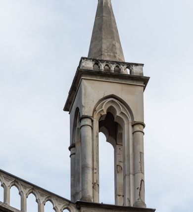 Zdjęcie nr 26: Kościół z cegły i kamienia. Na rzucie krzyża łacińskiego, jednonawowy z wciągniętymi do wnętrza przyporami. Prezbiterium krótkie, zamknięte pięcioma bokami ośmioboku. Korpus jednonawowy, czteroprzęsłowy, po bokach z płytkimi wnękami-kaplicami pomiędzy przyporami, poprzedzony od zach. przedsionkiem. Do pierwszego przęsła dostawione dwie symetryczne, trójboczne kaplice, nad nimi dwie czworoboczne wieże. Zakrystia przy prezbiterium na osi kościoła. Artykulacja ścian wnętrza za pomocą filarów opiętych półkolumnami z kapitelami z motywów liści. Między filarami rozpięte ostrołukowe arkady tworzące płytkie wnęki. Pierwsze przęsło wyróżnione przy pomocy masywnych filarów, ujętych niemal pełnoplastycznymi kolumnami. Okna ostrołukowe, dwudzielne z maswerkami, wsparte na gzymsach. Sklepienia krzyżowo-żebrowe na zaostrzonych gurtach. Kaplice artykułowane analogicznie do nawy kościoła, ze sklepieniami gwiaździstymi. Przedsionek otwiera się do kościoła trzema portalami ostrołukowymi opiętymi kolumnami. W polach archiwolt płaskorzeźby: Boże Narodzenie, Ukrzyżowanie, Wniebowstąpienie (K. Ceptowski).  W prezbiterium, na osi kościoła prostokątny otwór drzwiowy prowadzący do zakrystii. Chór muzyczny umieszczony nad kruchtą kościoła, na rzucie prostokąta, z kamienną balustradą maswerkową. Fasada kamienna, trójosiowa, zamknięta trójkątnie, flankowana lizenami przechodzącymi w ażurowe wieżyczki-latarnie, na rzucie kwadratu. Wieżyczki zwieńczone gzymsem i balustradą arkadową, hełmy ostrosłupowy zakończony iglicą. W dolnej części trzy filarowe arkady ostrołukowe, otwierające się do kruchty, sklepienie kruchty krzyżowo-żebrowe. Nad arkadami wejściowymi trzy tonda: litery IHS, Oko Opatrzności i splecione litery imienia Maria. Pośrodku na osi kościoła duża rozeta z maswerkiem, profilowana, otoczona pierścieniem wypełnionym stylizowanym ornamentem roślinnym. Ponad arkadami pełnoplastyczne figury czterech ewangelistów ustawionych na konsolach z rzeźbionymi atrybutami (F. Kuhn). Po bokach rozety prostokątne płyciny z traczami herbowymi Potockich i Branickich. U góry, na osi fasady figura Archanioła Michała. Elewacje na kamiennym cokole, z gzymsem kapnikowym, opięte prostokątnymi przyporami zwieńczonymi kamiennymi nakrywami. W górnej części kamienny fryz arkadkowy. Nad nim gzyms koronujący podtrzymujący ażurową, arkadową balustradę. Przy prezbiterium kaplice zamknięte trójbocznie, prezbiterium zamknięte pięciobocznie. Zakrystia na osi prezbiterium, na rzucie prostokąta, zwieńczona sygnaturką i ceglanym kominem. Po bokach prostokątne aneksy, południowy aneks - trzy okna ostrołukowe w kamiennej opasce, w środkowym przedstawienie Ukrzyżowanego Chrystusa. W północnym aneksie pojedyncze analogiczne okno. Okna ostrołukowe w profilowanych kamiennych opaskach, pomiędzy nimi a gzymsem koronującym mniejsze ostrołukowe w uskokowych arkadach. Nad kaplicami bocznymi dwie symetryczne wieże na rzucie kwadratu, w połowie wysokości kamienny gzyms z fryzem arkadkowym. Okna ostrołukowe w kamiennej opasce. Całość zwieńczona ślepym fryzem arkadkowym, wyżej gzyms dźwigający ażurową arkadkową balustradę. Hełmy ostrosłupowe, miedziane. Zakrystia na rzucie prostokąta, nakryta sklepieniem kolebkowym zaostrzonym i krzyżowym z lunetami , oddzielone gurtem. Portale od wschodu i zachodu prostokątne zamknięte łukiem ostrym. Okna ostrołukowe.