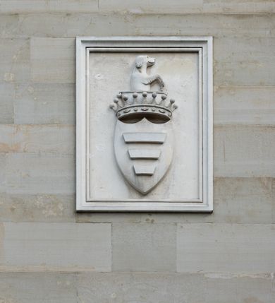 Zdjęcie nr 76: Kościół z cegły i kamienia. Na rzucie krzyża łacińskiego, jednonawowy z wciągniętymi do wnętrza przyporami. Prezbiterium krótkie, zamknięte pięcioma bokami ośmioboku. Korpus jednonawowy, czteroprzęsłowy, po bokach z płytkimi wnękami-kaplicami pomiędzy przyporami, poprzedzony od zach. przedsionkiem. Do pierwszego przęsła dostawione dwie symetryczne, trójboczne kaplice, nad nimi dwie czworoboczne wieże. Zakrystia przy prezbiterium na osi kościoła. Artykulacja ścian wnętrza za pomocą filarów opiętych półkolumnami z kapitelami z motywów liści. Między filarami rozpięte ostrołukowe arkady tworzące płytkie wnęki. Pierwsze przęsło wyróżnione przy pomocy masywnych filarów, ujętych niemal pełnoplastycznymi kolumnami. Okna ostrołukowe, dwudzielne z maswerkami, wsparte na gzymsach. Sklepienia krzyżowo-żebrowe na zaostrzonych gurtach. Kaplice artykułowane analogicznie do nawy kościoła, ze sklepieniami gwiaździstymi. Przedsionek otwiera się do kościoła trzema portalami ostrołukowymi opiętymi kolumnami. W polach archiwolt płaskorzeźby: Boże Narodzenie, Ukrzyżowanie, Wniebowstąpienie (K. Ceptowski).  W prezbiterium, na osi kościoła prostokątny otwór drzwiowy prowadzący do zakrystii. Chór muzyczny umieszczony nad kruchtą kościoła, na rzucie prostokąta, z kamienną balustradą maswerkową. Fasada kamienna, trójosiowa, zamknięta trójkątnie, flankowana lizenami przechodzącymi w ażurowe wieżyczki-latarnie, na rzucie kwadratu. Wieżyczki zwieńczone gzymsem i balustradą arkadową, hełmy ostrosłupowy zakończony iglicą. W dolnej części trzy filarowe arkady ostrołukowe, otwierające się do kruchty, sklepienie kruchty krzyżowo-żebrowe. Nad arkadami wejściowymi trzy tonda: litery IHS, Oko Opatrzności i splecione litery imienia Maria. Pośrodku na osi kościoła duża rozeta z maswerkiem, profilowana, otoczona pierścieniem wypełnionym stylizowanym ornamentem roślinnym. Ponad arkadami pełnoplastyczne figury czterech ewangelistów ustawionych na konsolach z rzeźbionymi atrybutami (F. Kuhn). Po bokach rozety prostokątne płyciny z traczami herbowymi Potockich i Branickich. U góry, na osi fasady figura Archanioła Michała. Elewacje na kamiennym cokole, z gzymsem kapnikowym, opięte prostokątnymi przyporami zwieńczonymi kamiennymi nakrywami. W górnej części kamienny fryz arkadkowy. Nad nim gzyms koronujący podtrzymujący ażurową, arkadową balustradę. Przy prezbiterium kaplice zamknięte trójbocznie, prezbiterium zamknięte pięciobocznie. Zakrystia na osi prezbiterium, na rzucie prostokąta, zwieńczona sygnaturką i ceglanym kominem. Po bokach prostokątne aneksy, południowy aneks - trzy okna ostrołukowe w kamiennej opasce, w środkowym przedstawienie Ukrzyżowanego Chrystusa. W północnym aneksie pojedyncze analogiczne okno. Okna ostrołukowe w profilowanych kamiennych opaskach, pomiędzy nimi a gzymsem koronującym mniejsze ostrołukowe w uskokowych arkadach. Nad kaplicami bocznymi dwie symetryczne wieże na rzucie kwadratu, w połowie wysokości kamienny gzyms z fryzem arkadkowym. Okna ostrołukowe w kamiennej opasce. Całość zwieńczona ślepym fryzem arkadkowym, wyżej gzyms dźwigający ażurową arkadkową balustradę. Hełmy ostrosłupowe, miedziane. Zakrystia na rzucie prostokąta, nakryta sklepieniem kolebkowym zaostrzonym i krzyżowym z lunetami , oddzielone gurtem. Portale od wschodu i zachodu prostokątne zamknięte łukiem ostrym. Okna ostrołukowe.