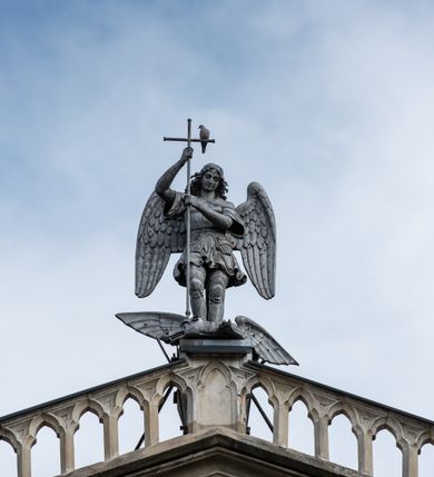 Zdjęcie nr 27: Kościół z cegły i kamienia. Na rzucie krzyża łacińskiego, jednonawowy z wciągniętymi do wnętrza przyporami. Prezbiterium krótkie, zamknięte pięcioma bokami ośmioboku. Korpus jednonawowy, czteroprzęsłowy, po bokach z płytkimi wnękami-kaplicami pomiędzy przyporami, poprzedzony od zach. przedsionkiem. Do pierwszego przęsła dostawione dwie symetryczne, trójboczne kaplice, nad nimi dwie czworoboczne wieże. Zakrystia przy prezbiterium na osi kościoła. Artykulacja ścian wnętrza za pomocą filarów opiętych półkolumnami z kapitelami z motywów liści. Między filarami rozpięte ostrołukowe arkady tworzące płytkie wnęki. Pierwsze przęsło wyróżnione przy pomocy masywnych filarów, ujętych niemal pełnoplastycznymi kolumnami. Okna ostrołukowe, dwudzielne z maswerkami, wsparte na gzymsach. Sklepienia krzyżowo-żebrowe na zaostrzonych gurtach. Kaplice artykułowane analogicznie do nawy kościoła, ze sklepieniami gwiaździstymi. Przedsionek otwiera się do kościoła trzema portalami ostrołukowymi opiętymi kolumnami. W polach archiwolt płaskorzeźby: Boże Narodzenie, Ukrzyżowanie, Wniebowstąpienie (K. Ceptowski).  W prezbiterium, na osi kościoła prostokątny otwór drzwiowy prowadzący do zakrystii. Chór muzyczny umieszczony nad kruchtą kościoła, na rzucie prostokąta, z kamienną balustradą maswerkową. Fasada kamienna, trójosiowa, zamknięta trójkątnie, flankowana lizenami przechodzącymi w ażurowe wieżyczki-latarnie, na rzucie kwadratu. Wieżyczki zwieńczone gzymsem i balustradą arkadową, hełmy ostrosłupowy zakończony iglicą. W dolnej części trzy filarowe arkady ostrołukowe, otwierające się do kruchty, sklepienie kruchty krzyżowo-żebrowe. Nad arkadami wejściowymi trzy tonda: litery IHS, Oko Opatrzności i splecione litery imienia Maria. Pośrodku na osi kościoła duża rozeta z maswerkiem, profilowana, otoczona pierścieniem wypełnionym stylizowanym ornamentem roślinnym. Ponad arkadami pełnoplastyczne figury czterech ewangelistów ustawionych na konsolach z rzeźbionymi atrybutami (F. Kuhn). Po bokach rozety prostokątne płyciny z traczami herbowymi Potockich i Branickich. U góry, na osi fasady figura Archanioła Michała. Elewacje na kamiennym cokole, z gzymsem kapnikowym, opięte prostokątnymi przyporami zwieńczonymi kamiennymi nakrywami. W górnej części kamienny fryz arkadkowy. Nad nim gzyms koronujący podtrzymujący ażurową, arkadową balustradę. Przy prezbiterium kaplice zamknięte trójbocznie, prezbiterium zamknięte pięciobocznie. Zakrystia na osi prezbiterium, na rzucie prostokąta, zwieńczona sygnaturką i ceglanym kominem. Po bokach prostokątne aneksy, południowy aneks - trzy okna ostrołukowe w kamiennej opasce, w środkowym przedstawienie Ukrzyżowanego Chrystusa. W północnym aneksie pojedyncze analogiczne okno. Okna ostrołukowe w profilowanych kamiennych opaskach, pomiędzy nimi a gzymsem koronującym mniejsze ostrołukowe w uskokowych arkadach. Nad kaplicami bocznymi dwie symetryczne wieże na rzucie kwadratu, w połowie wysokości kamienny gzyms z fryzem arkadkowym. Okna ostrołukowe w kamiennej opasce. Całość zwieńczona ślepym fryzem arkadkowym, wyżej gzyms dźwigający ażurową arkadkową balustradę. Hełmy ostrosłupowe, miedziane. Zakrystia na rzucie prostokąta, nakryta sklepieniem kolebkowym zaostrzonym i krzyżowym z lunetami , oddzielone gurtem. Portale od wschodu i zachodu prostokątne zamknięte łukiem ostrym. Okna ostrołukowe.