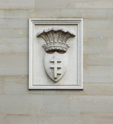 Zdjęcie nr 75: Kościół z cegły i kamienia. Na rzucie krzyża łacińskiego, jednonawowy z wciągniętymi do wnętrza przyporami. Prezbiterium krótkie, zamknięte pięcioma bokami ośmioboku. Korpus jednonawowy, czteroprzęsłowy, po bokach z płytkimi wnękami-kaplicami pomiędzy przyporami, poprzedzony od zach. przedsionkiem. Do pierwszego przęsła dostawione dwie symetryczne, trójboczne kaplice, nad nimi dwie czworoboczne wieże. Zakrystia przy prezbiterium na osi kościoła. Artykulacja ścian wnętrza za pomocą filarów opiętych półkolumnami z kapitelami z motywów liści. Między filarami rozpięte ostrołukowe arkady tworzące płytkie wnęki. Pierwsze przęsło wyróżnione przy pomocy masywnych filarów, ujętych niemal pełnoplastycznymi kolumnami. Okna ostrołukowe, dwudzielne z maswerkami, wsparte na gzymsach. Sklepienia krzyżowo-żebrowe na zaostrzonych gurtach. Kaplice artykułowane analogicznie do nawy kościoła, ze sklepieniami gwiaździstymi. Przedsionek otwiera się do kościoła trzema portalami ostrołukowymi opiętymi kolumnami. W polach archiwolt płaskorzeźby: Boże Narodzenie, Ukrzyżowanie, Wniebowstąpienie (K. Ceptowski).  W prezbiterium, na osi kościoła prostokątny otwór drzwiowy prowadzący do zakrystii. Chór muzyczny umieszczony nad kruchtą kościoła, na rzucie prostokąta, z kamienną balustradą maswerkową. Fasada kamienna, trójosiowa, zamknięta trójkątnie, flankowana lizenami przechodzącymi w ażurowe wieżyczki-latarnie, na rzucie kwadratu. Wieżyczki zwieńczone gzymsem i balustradą arkadową, hełmy ostrosłupowy zakończony iglicą. W dolnej części trzy filarowe arkady ostrołukowe, otwierające się do kruchty, sklepienie kruchty krzyżowo-żebrowe. Nad arkadami wejściowymi trzy tonda: litery IHS, Oko Opatrzności i splecione litery imienia Maria. Pośrodku na osi kościoła duża rozeta z maswerkiem, profilowana, otoczona pierścieniem wypełnionym stylizowanym ornamentem roślinnym. Ponad arkadami pełnoplastyczne figury czterech ewangelistów ustawionych na konsolach z rzeźbionymi atrybutami (F. Kuhn). Po bokach rozety prostokątne płyciny z traczami herbowymi Potockich i Branickich. U góry, na osi fasady figura Archanioła Michała. Elewacje na kamiennym cokole, z gzymsem kapnikowym, opięte prostokątnymi przyporami zwieńczonymi kamiennymi nakrywami. W górnej części kamienny fryz arkadkowy. Nad nim gzyms koronujący podtrzymujący ażurową, arkadową balustradę. Przy prezbiterium kaplice zamknięte trójbocznie, prezbiterium zamknięte pięciobocznie. Zakrystia na osi prezbiterium, na rzucie prostokąta, zwieńczona sygnaturką i ceglanym kominem. Po bokach prostokątne aneksy, południowy aneks - trzy okna ostrołukowe w kamiennej opasce, w środkowym przedstawienie Ukrzyżowanego Chrystusa. W północnym aneksie pojedyncze analogiczne okno. Okna ostrołukowe w profilowanych kamiennych opaskach, pomiędzy nimi a gzymsem koronującym mniejsze ostrołukowe w uskokowych arkadach. Nad kaplicami bocznymi dwie symetryczne wieże na rzucie kwadratu, w połowie wysokości kamienny gzyms z fryzem arkadkowym. Okna ostrołukowe w kamiennej opasce. Całość zwieńczona ślepym fryzem arkadkowym, wyżej gzyms dźwigający ażurową arkadkową balustradę. Hełmy ostrosłupowe, miedziane. Zakrystia na rzucie prostokąta, nakryta sklepieniem kolebkowym zaostrzonym i krzyżowym z lunetami , oddzielone gurtem. Portale od wschodu i zachodu prostokątne zamknięte łukiem ostrym. Okna ostrołukowe.