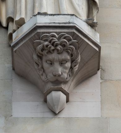 Zdjęcie nr 54: Kościół z cegły i kamienia. Na rzucie krzyża łacińskiego, jednonawowy z wciągniętymi do wnętrza przyporami. Prezbiterium krótkie, zamknięte pięcioma bokami ośmioboku. Korpus jednonawowy, czteroprzęsłowy, po bokach z płytkimi wnękami-kaplicami pomiędzy przyporami, poprzedzony od zach. przedsionkiem. Do pierwszego przęsła dostawione dwie symetryczne, trójboczne kaplice, nad nimi dwie czworoboczne wieże. Zakrystia przy prezbiterium na osi kościoła. Artykulacja ścian wnętrza za pomocą filarów opiętych półkolumnami z kapitelami z motywów liści. Między filarami rozpięte ostrołukowe arkady tworzące płytkie wnęki. Pierwsze przęsło wyróżnione przy pomocy masywnych filarów, ujętych niemal pełnoplastycznymi kolumnami. Okna ostrołukowe, dwudzielne z maswerkami, wsparte na gzymsach. Sklepienia krzyżowo-żebrowe na zaostrzonych gurtach. Kaplice artykułowane analogicznie do nawy kościoła, ze sklepieniami gwiaździstymi. Przedsionek otwiera się do kościoła trzema portalami ostrołukowymi opiętymi kolumnami. W polach archiwolt płaskorzeźby: Boże Narodzenie, Ukrzyżowanie, Wniebowstąpienie (K. Ceptowski).  W prezbiterium, na osi kościoła prostokątny otwór drzwiowy prowadzący do zakrystii. Chór muzyczny umieszczony nad kruchtą kościoła, na rzucie prostokąta, z kamienną balustradą maswerkową. Fasada kamienna, trójosiowa, zamknięta trójkątnie, flankowana lizenami przechodzącymi w ażurowe wieżyczki-latarnie, na rzucie kwadratu. Wieżyczki zwieńczone gzymsem i balustradą arkadową, hełmy ostrosłupowy zakończony iglicą. W dolnej części trzy filarowe arkady ostrołukowe, otwierające się do kruchty, sklepienie kruchty krzyżowo-żebrowe. Nad arkadami wejściowymi trzy tonda: litery IHS, Oko Opatrzności i splecione litery imienia Maria. Pośrodku na osi kościoła duża rozeta z maswerkiem, profilowana, otoczona pierścieniem wypełnionym stylizowanym ornamentem roślinnym. Ponad arkadami pełnoplastyczne figury czterech ewangelistów ustawionych na konsolach z rzeźbionymi atrybutami (F. Kuhn). Po bokach rozety prostokątne płyciny z traczami herbowymi Potockich i Branickich. U góry, na osi fasady figura Archanioła Michała. Elewacje na kamiennym cokole, z gzymsem kapnikowym, opięte prostokątnymi przyporami zwieńczonymi kamiennymi nakrywami. W górnej części kamienny fryz arkadkowy. Nad nim gzyms koronujący podtrzymujący ażurową, arkadową balustradę. Przy prezbiterium kaplice zamknięte trójbocznie, prezbiterium zamknięte pięciobocznie. Zakrystia na osi prezbiterium, na rzucie prostokąta, zwieńczona sygnaturką i ceglanym kominem. Po bokach prostokątne aneksy, południowy aneks - trzy okna ostrołukowe w kamiennej opasce, w środkowym przedstawienie Ukrzyżowanego Chrystusa. W północnym aneksie pojedyncze analogiczne okno. Okna ostrołukowe w profilowanych kamiennych opaskach, pomiędzy nimi a gzymsem koronującym mniejsze ostrołukowe w uskokowych arkadach. Nad kaplicami bocznymi dwie symetryczne wieże na rzucie kwadratu, w połowie wysokości kamienny gzyms z fryzem arkadkowym. Okna ostrołukowe w kamiennej opasce. Całość zwieńczona ślepym fryzem arkadkowym, wyżej gzyms dźwigający ażurową arkadkową balustradę. Hełmy ostrosłupowe, miedziane. Zakrystia na rzucie prostokąta, nakryta sklepieniem kolebkowym zaostrzonym i krzyżowym z lunetami , oddzielone gurtem. Portale od wschodu i zachodu prostokątne zamknięte łukiem ostrym. Okna ostrołukowe.