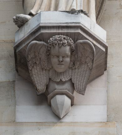 Zdjęcie nr 48: Kościół z cegły i kamienia. Na rzucie krzyża łacińskiego, jednonawowy z wciągniętymi do wnętrza przyporami. Prezbiterium krótkie, zamknięte pięcioma bokami ośmioboku. Korpus jednonawowy, czteroprzęsłowy, po bokach z płytkimi wnękami-kaplicami pomiędzy przyporami, poprzedzony od zach. przedsionkiem. Do pierwszego przęsła dostawione dwie symetryczne, trójboczne kaplice, nad nimi dwie czworoboczne wieże. Zakrystia przy prezbiterium na osi kościoła. Artykulacja ścian wnętrza za pomocą filarów opiętych półkolumnami z kapitelami z motywów liści. Między filarami rozpięte ostrołukowe arkady tworzące płytkie wnęki. Pierwsze przęsło wyróżnione przy pomocy masywnych filarów, ujętych niemal pełnoplastycznymi kolumnami. Okna ostrołukowe, dwudzielne z maswerkami, wsparte na gzymsach. Sklepienia krzyżowo-żebrowe na zaostrzonych gurtach. Kaplice artykułowane analogicznie do nawy kościoła, ze sklepieniami gwiaździstymi. Przedsionek otwiera się do kościoła trzema portalami ostrołukowymi opiętymi kolumnami. W polach archiwolt płaskorzeźby: Boże Narodzenie, Ukrzyżowanie, Wniebowstąpienie (K. Ceptowski).  W prezbiterium, na osi kościoła prostokątny otwór drzwiowy prowadzący do zakrystii. Chór muzyczny umieszczony nad kruchtą kościoła, na rzucie prostokąta, z kamienną balustradą maswerkową. Fasada kamienna, trójosiowa, zamknięta trójkątnie, flankowana lizenami przechodzącymi w ażurowe wieżyczki-latarnie, na rzucie kwadratu. Wieżyczki zwieńczone gzymsem i balustradą arkadową, hełmy ostrosłupowy zakończony iglicą. W dolnej części trzy filarowe arkady ostrołukowe, otwierające się do kruchty, sklepienie kruchty krzyżowo-żebrowe. Nad arkadami wejściowymi trzy tonda: litery IHS, Oko Opatrzności i splecione litery imienia Maria. Pośrodku na osi kościoła duża rozeta z maswerkiem, profilowana, otoczona pierścieniem wypełnionym stylizowanym ornamentem roślinnym. Ponad arkadami pełnoplastyczne figury czterech ewangelistów ustawionych na konsolach z rzeźbionymi atrybutami (F. Kuhn). Po bokach rozety prostokątne płyciny z traczami herbowymi Potockich i Branickich. U góry, na osi fasady figura Archanioła Michała. Elewacje na kamiennym cokole, z gzymsem kapnikowym, opięte prostokątnymi przyporami zwieńczonymi kamiennymi nakrywami. W górnej części kamienny fryz arkadkowy. Nad nim gzyms koronujący podtrzymujący ażurową, arkadową balustradę. Przy prezbiterium kaplice zamknięte trójbocznie, prezbiterium zamknięte pięciobocznie. Zakrystia na osi prezbiterium, na rzucie prostokąta, zwieńczona sygnaturką i ceglanym kominem. Po bokach prostokątne aneksy, południowy aneks - trzy okna ostrołukowe w kamiennej opasce, w środkowym przedstawienie Ukrzyżowanego Chrystusa. W północnym aneksie pojedyncze analogiczne okno. Okna ostrołukowe w profilowanych kamiennych opaskach, pomiędzy nimi a gzymsem koronującym mniejsze ostrołukowe w uskokowych arkadach. Nad kaplicami bocznymi dwie symetryczne wieże na rzucie kwadratu, w połowie wysokości kamienny gzyms z fryzem arkadkowym. Okna ostrołukowe w kamiennej opasce. Całość zwieńczona ślepym fryzem arkadkowym, wyżej gzyms dźwigający ażurową arkadkową balustradę. Hełmy ostrosłupowe, miedziane. Zakrystia na rzucie prostokąta, nakryta sklepieniem kolebkowym zaostrzonym i krzyżowym z lunetami , oddzielone gurtem. Portale od wschodu i zachodu prostokątne zamknięte łukiem ostrym. Okna ostrołukowe.