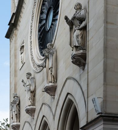 Zdjęcie nr 41: Kościół z cegły i kamienia. Na rzucie krzyża łacińskiego, jednonawowy z wciągniętymi do wnętrza przyporami. Prezbiterium krótkie, zamknięte pięcioma bokami ośmioboku. Korpus jednonawowy, czteroprzęsłowy, po bokach z płytkimi wnękami-kaplicami pomiędzy przyporami, poprzedzony od zach. przedsionkiem. Do pierwszego przęsła dostawione dwie symetryczne, trójboczne kaplice, nad nimi dwie czworoboczne wieże. Zakrystia przy prezbiterium na osi kościoła. Artykulacja ścian wnętrza za pomocą filarów opiętych półkolumnami z kapitelami z motywów liści. Między filarami rozpięte ostrołukowe arkady tworzące płytkie wnęki. Pierwsze przęsło wyróżnione przy pomocy masywnych filarów, ujętych niemal pełnoplastycznymi kolumnami. Okna ostrołukowe, dwudzielne z maswerkami, wsparte na gzymsach. Sklepienia krzyżowo-żebrowe na zaostrzonych gurtach. Kaplice artykułowane analogicznie do nawy kościoła, ze sklepieniami gwiaździstymi. Przedsionek otwiera się do kościoła trzema portalami ostrołukowymi opiętymi kolumnami. W polach archiwolt płaskorzeźby: Boże Narodzenie, Ukrzyżowanie, Wniebowstąpienie (K. Ceptowski).  W prezbiterium, na osi kościoła prostokątny otwór drzwiowy prowadzący do zakrystii. Chór muzyczny umieszczony nad kruchtą kościoła, na rzucie prostokąta, z kamienną balustradą maswerkową. Fasada kamienna, trójosiowa, zamknięta trójkątnie, flankowana lizenami przechodzącymi w ażurowe wieżyczki-latarnie, na rzucie kwadratu. Wieżyczki zwieńczone gzymsem i balustradą arkadową, hełmy ostrosłupowy zakończony iglicą. W dolnej części trzy filarowe arkady ostrołukowe, otwierające się do kruchty, sklepienie kruchty krzyżowo-żebrowe. Nad arkadami wejściowymi trzy tonda: litery IHS, Oko Opatrzności i splecione litery imienia Maria. Pośrodku na osi kościoła duża rozeta z maswerkiem, profilowana, otoczona pierścieniem wypełnionym stylizowanym ornamentem roślinnym. Ponad arkadami pełnoplastyczne figury czterech ewangelistów ustawionych na konsolach z rzeźbionymi atrybutami (F. Kuhn). Po bokach rozety prostokątne płyciny z traczami herbowymi Potockich i Branickich. U góry, na osi fasady figura Archanioła Michała. Elewacje na kamiennym cokole, z gzymsem kapnikowym, opięte prostokątnymi przyporami zwieńczonymi kamiennymi nakrywami. W górnej części kamienny fryz arkadkowy. Nad nim gzyms koronujący podtrzymujący ażurową, arkadową balustradę. Przy prezbiterium kaplice zamknięte trójbocznie, prezbiterium zamknięte pięciobocznie. Zakrystia na osi prezbiterium, na rzucie prostokąta, zwieńczona sygnaturką i ceglanym kominem. Po bokach prostokątne aneksy, południowy aneks - trzy okna ostrołukowe w kamiennej opasce, w środkowym przedstawienie Ukrzyżowanego Chrystusa. W północnym aneksie pojedyncze analogiczne okno. Okna ostrołukowe w profilowanych kamiennych opaskach, pomiędzy nimi a gzymsem koronującym mniejsze ostrołukowe w uskokowych arkadach. Nad kaplicami bocznymi dwie symetryczne wieże na rzucie kwadratu, w połowie wysokości kamienny gzyms z fryzem arkadkowym. Okna ostrołukowe w kamiennej opasce. Całość zwieńczona ślepym fryzem arkadkowym, wyżej gzyms dźwigający ażurową arkadkową balustradę. Hełmy ostrosłupowe, miedziane. Zakrystia na rzucie prostokąta, nakryta sklepieniem kolebkowym zaostrzonym i krzyżowym z lunetami , oddzielone gurtem. Portale od wschodu i zachodu prostokątne zamknięte łukiem ostrym. Okna ostrołukowe.