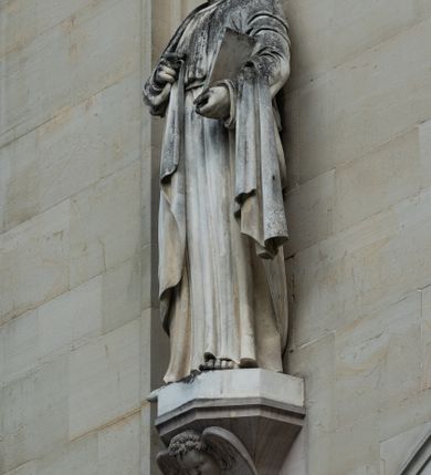 Zdjęcie nr 43: Kościół z cegły i kamienia. Na rzucie krzyża łacińskiego, jednonawowy z wciągniętymi do wnętrza przyporami. Prezbiterium krótkie, zamknięte pięcioma bokami ośmioboku. Korpus jednonawowy, czteroprzęsłowy, po bokach z płytkimi wnękami-kaplicami pomiędzy przyporami, poprzedzony od zach. przedsionkiem. Do pierwszego przęsła dostawione dwie symetryczne, trójboczne kaplice, nad nimi dwie czworoboczne wieże. Zakrystia przy prezbiterium na osi kościoła. Artykulacja ścian wnętrza za pomocą filarów opiętych półkolumnami z kapitelami z motywów liści. Między filarami rozpięte ostrołukowe arkady tworzące płytkie wnęki. Pierwsze przęsło wyróżnione przy pomocy masywnych filarów, ujętych niemal pełnoplastycznymi kolumnami. Okna ostrołukowe, dwudzielne z maswerkami, wsparte na gzymsach. Sklepienia krzyżowo-żebrowe na zaostrzonych gurtach. Kaplice artykułowane analogicznie do nawy kościoła, ze sklepieniami gwiaździstymi. Przedsionek otwiera się do kościoła trzema portalami ostrołukowymi opiętymi kolumnami. W polach archiwolt płaskorzeźby: Boże Narodzenie, Ukrzyżowanie, Wniebowstąpienie (K. Ceptowski).  W prezbiterium, na osi kościoła prostokątny otwór drzwiowy prowadzący do zakrystii. Chór muzyczny umieszczony nad kruchtą kościoła, na rzucie prostokąta, z kamienną balustradą maswerkową. Fasada kamienna, trójosiowa, zamknięta trójkątnie, flankowana lizenami przechodzącymi w ażurowe wieżyczki-latarnie, na rzucie kwadratu. Wieżyczki zwieńczone gzymsem i balustradą arkadową, hełmy ostrosłupowy zakończony iglicą. W dolnej części trzy filarowe arkady ostrołukowe, otwierające się do kruchty, sklepienie kruchty krzyżowo-żebrowe. Nad arkadami wejściowymi trzy tonda: litery IHS, Oko Opatrzności i splecione litery imienia Maria. Pośrodku na osi kościoła duża rozeta z maswerkiem, profilowana, otoczona pierścieniem wypełnionym stylizowanym ornamentem roślinnym. Ponad arkadami pełnoplastyczne figury czterech ewangelistów ustawionych na konsolach z rzeźbionymi atrybutami (F. Kuhn). Po bokach rozety prostokątne płyciny z traczami herbowymi Potockich i Branickich. U góry, na osi fasady figura Archanioła Michała. Elewacje na kamiennym cokole, z gzymsem kapnikowym, opięte prostokątnymi przyporami zwieńczonymi kamiennymi nakrywami. W górnej części kamienny fryz arkadkowy. Nad nim gzyms koronujący podtrzymujący ażurową, arkadową balustradę. Przy prezbiterium kaplice zamknięte trójbocznie, prezbiterium zamknięte pięciobocznie. Zakrystia na osi prezbiterium, na rzucie prostokąta, zwieńczona sygnaturką i ceglanym kominem. Po bokach prostokątne aneksy, południowy aneks - trzy okna ostrołukowe w kamiennej opasce, w środkowym przedstawienie Ukrzyżowanego Chrystusa. W północnym aneksie pojedyncze analogiczne okno. Okna ostrołukowe w profilowanych kamiennych opaskach, pomiędzy nimi a gzymsem koronującym mniejsze ostrołukowe w uskokowych arkadach. Nad kaplicami bocznymi dwie symetryczne wieże na rzucie kwadratu, w połowie wysokości kamienny gzyms z fryzem arkadkowym. Okna ostrołukowe w kamiennej opasce. Całość zwieńczona ślepym fryzem arkadkowym, wyżej gzyms dźwigający ażurową arkadkową balustradę. Hełmy ostrosłupowe, miedziane. Zakrystia na rzucie prostokąta, nakryta sklepieniem kolebkowym zaostrzonym i krzyżowym z lunetami , oddzielone gurtem. Portale od wschodu i zachodu prostokątne zamknięte łukiem ostrym. Okna ostrołukowe.