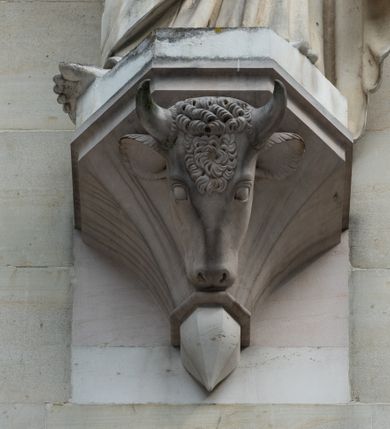 Zdjęcie nr 61: Kościół z cegły i kamienia. Na rzucie krzyża łacińskiego, jednonawowy z wciągniętymi do wnętrza przyporami. Prezbiterium krótkie, zamknięte pięcioma bokami ośmioboku. Korpus jednonawowy, czteroprzęsłowy, po bokach z płytkimi wnękami-kaplicami pomiędzy przyporami, poprzedzony od zach. przedsionkiem. Do pierwszego przęsła dostawione dwie symetryczne, trójboczne kaplice, nad nimi dwie czworoboczne wieże. Zakrystia przy prezbiterium na osi kościoła. Artykulacja ścian wnętrza za pomocą filarów opiętych półkolumnami z kapitelami z motywów liści. Między filarami rozpięte ostrołukowe arkady tworzące płytkie wnęki. Pierwsze przęsło wyróżnione przy pomocy masywnych filarów, ujętych niemal pełnoplastycznymi kolumnami. Okna ostrołukowe, dwudzielne z maswerkami, wsparte na gzymsach. Sklepienia krzyżowo-żebrowe na zaostrzonych gurtach. Kaplice artykułowane analogicznie do nawy kościoła, ze sklepieniami gwiaździstymi. Przedsionek otwiera się do kościoła trzema portalami ostrołukowymi opiętymi kolumnami. W polach archiwolt płaskorzeźby: Boże Narodzenie, Ukrzyżowanie, Wniebowstąpienie (K. Ceptowski).  W prezbiterium, na osi kościoła prostokątny otwór drzwiowy prowadzący do zakrystii. Chór muzyczny umieszczony nad kruchtą kościoła, na rzucie prostokąta, z kamienną balustradą maswerkową. Fasada kamienna, trójosiowa, zamknięta trójkątnie, flankowana lizenami przechodzącymi w ażurowe wieżyczki-latarnie, na rzucie kwadratu. Wieżyczki zwieńczone gzymsem i balustradą arkadową, hełmy ostrosłupowy zakończony iglicą. W dolnej części trzy filarowe arkady ostrołukowe, otwierające się do kruchty, sklepienie kruchty krzyżowo-żebrowe. Nad arkadami wejściowymi trzy tonda: litery IHS, Oko Opatrzności i splecione litery imienia Maria. Pośrodku na osi kościoła duża rozeta z maswerkiem, profilowana, otoczona pierścieniem wypełnionym stylizowanym ornamentem roślinnym. Ponad arkadami pełnoplastyczne figury czterech ewangelistów ustawionych na konsolach z rzeźbionymi atrybutami (F. Kuhn). Po bokach rozety prostokątne płyciny z traczami herbowymi Potockich i Branickich. U góry, na osi fasady figura Archanioła Michała. Elewacje na kamiennym cokole, z gzymsem kapnikowym, opięte prostokątnymi przyporami zwieńczonymi kamiennymi nakrywami. W górnej części kamienny fryz arkadkowy. Nad nim gzyms koronujący podtrzymujący ażurową, arkadową balustradę. Przy prezbiterium kaplice zamknięte trójbocznie, prezbiterium zamknięte pięciobocznie. Zakrystia na osi prezbiterium, na rzucie prostokąta, zwieńczona sygnaturką i ceglanym kominem. Po bokach prostokątne aneksy, południowy aneks - trzy okna ostrołukowe w kamiennej opasce, w środkowym przedstawienie Ukrzyżowanego Chrystusa. W północnym aneksie pojedyncze analogiczne okno. Okna ostrołukowe w profilowanych kamiennych opaskach, pomiędzy nimi a gzymsem koronującym mniejsze ostrołukowe w uskokowych arkadach. Nad kaplicami bocznymi dwie symetryczne wieże na rzucie kwadratu, w połowie wysokości kamienny gzyms z fryzem arkadkowym. Okna ostrołukowe w kamiennej opasce. Całość zwieńczona ślepym fryzem arkadkowym, wyżej gzyms dźwigający ażurową arkadkową balustradę. Hełmy ostrosłupowe, miedziane. Zakrystia na rzucie prostokąta, nakryta sklepieniem kolebkowym zaostrzonym i krzyżowym z lunetami , oddzielone gurtem. Portale od wschodu i zachodu prostokątne zamknięte łukiem ostrym. Okna ostrołukowe.