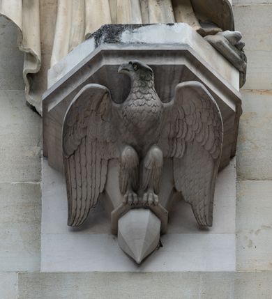 Zdjęcie nr 71: Kościół z cegły i kamienia. Na rzucie krzyża łacińskiego, jednonawowy z wciągniętymi do wnętrza przyporami. Prezbiterium krótkie, zamknięte pięcioma bokami ośmioboku. Korpus jednonawowy, czteroprzęsłowy, po bokach z płytkimi wnękami-kaplicami pomiędzy przyporami, poprzedzony od zach. przedsionkiem. Do pierwszego przęsła dostawione dwie symetryczne, trójboczne kaplice, nad nimi dwie czworoboczne wieże. Zakrystia przy prezbiterium na osi kościoła. Artykulacja ścian wnętrza za pomocą filarów opiętych półkolumnami z kapitelami z motywów liści. Między filarami rozpięte ostrołukowe arkady tworzące płytkie wnęki. Pierwsze przęsło wyróżnione przy pomocy masywnych filarów, ujętych niemal pełnoplastycznymi kolumnami. Okna ostrołukowe, dwudzielne z maswerkami, wsparte na gzymsach. Sklepienia krzyżowo-żebrowe na zaostrzonych gurtach. Kaplice artykułowane analogicznie do nawy kościoła, ze sklepieniami gwiaździstymi. Przedsionek otwiera się do kościoła trzema portalami ostrołukowymi opiętymi kolumnami. W polach archiwolt płaskorzeźby: Boże Narodzenie, Ukrzyżowanie, Wniebowstąpienie (K. Ceptowski).  W prezbiterium, na osi kościoła prostokątny otwór drzwiowy prowadzący do zakrystii. Chór muzyczny umieszczony nad kruchtą kościoła, na rzucie prostokąta, z kamienną balustradą maswerkową. Fasada kamienna, trójosiowa, zamknięta trójkątnie, flankowana lizenami przechodzącymi w ażurowe wieżyczki-latarnie, na rzucie kwadratu. Wieżyczki zwieńczone gzymsem i balustradą arkadową, hełmy ostrosłupowy zakończony iglicą. W dolnej części trzy filarowe arkady ostrołukowe, otwierające się do kruchty, sklepienie kruchty krzyżowo-żebrowe. Nad arkadami wejściowymi trzy tonda: litery IHS, Oko Opatrzności i splecione litery imienia Maria. Pośrodku na osi kościoła duża rozeta z maswerkiem, profilowana, otoczona pierścieniem wypełnionym stylizowanym ornamentem roślinnym. Ponad arkadami pełnoplastyczne figury czterech ewangelistów ustawionych na konsolach z rzeźbionymi atrybutami (F. Kuhn). Po bokach rozety prostokątne płyciny z traczami herbowymi Potockich i Branickich. U góry, na osi fasady figura Archanioła Michała. Elewacje na kamiennym cokole, z gzymsem kapnikowym, opięte prostokątnymi przyporami zwieńczonymi kamiennymi nakrywami. W górnej części kamienny fryz arkadkowy. Nad nim gzyms koronujący podtrzymujący ażurową, arkadową balustradę. Przy prezbiterium kaplice zamknięte trójbocznie, prezbiterium zamknięte pięciobocznie. Zakrystia na osi prezbiterium, na rzucie prostokąta, zwieńczona sygnaturką i ceglanym kominem. Po bokach prostokątne aneksy, południowy aneks - trzy okna ostrołukowe w kamiennej opasce, w środkowym przedstawienie Ukrzyżowanego Chrystusa. W północnym aneksie pojedyncze analogiczne okno. Okna ostrołukowe w profilowanych kamiennych opaskach, pomiędzy nimi a gzymsem koronującym mniejsze ostrołukowe w uskokowych arkadach. Nad kaplicami bocznymi dwie symetryczne wieże na rzucie kwadratu, w połowie wysokości kamienny gzyms z fryzem arkadkowym. Okna ostrołukowe w kamiennej opasce. Całość zwieńczona ślepym fryzem arkadkowym, wyżej gzyms dźwigający ażurową arkadkową balustradę. Hełmy ostrosłupowe, miedziane. Zakrystia na rzucie prostokąta, nakryta sklepieniem kolebkowym zaostrzonym i krzyżowym z lunetami , oddzielone gurtem. Portale od wschodu i zachodu prostokątne zamknięte łukiem ostrym. Okna ostrołukowe.