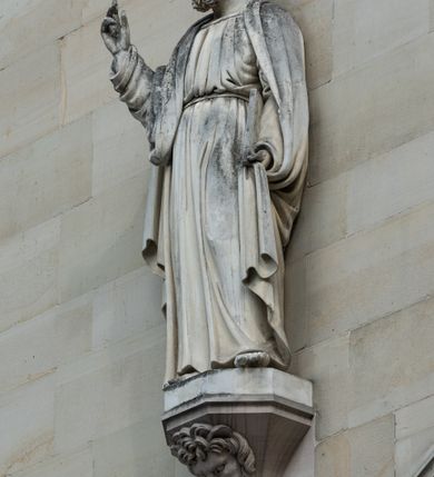 Zdjęcie nr 50: Kościół z cegły i kamienia. Na rzucie krzyża łacińskiego, jednonawowy z wciągniętymi do wnętrza przyporami. Prezbiterium krótkie, zamknięte pięcioma bokami ośmioboku. Korpus jednonawowy, czteroprzęsłowy, po bokach z płytkimi wnękami-kaplicami pomiędzy przyporami, poprzedzony od zach. przedsionkiem. Do pierwszego przęsła dostawione dwie symetryczne, trójboczne kaplice, nad nimi dwie czworoboczne wieże. Zakrystia przy prezbiterium na osi kościoła. Artykulacja ścian wnętrza za pomocą filarów opiętych półkolumnami z kapitelami z motywów liści. Między filarami rozpięte ostrołukowe arkady tworzące płytkie wnęki. Pierwsze przęsło wyróżnione przy pomocy masywnych filarów, ujętych niemal pełnoplastycznymi kolumnami. Okna ostrołukowe, dwudzielne z maswerkami, wsparte na gzymsach. Sklepienia krzyżowo-żebrowe na zaostrzonych gurtach. Kaplice artykułowane analogicznie do nawy kościoła, ze sklepieniami gwiaździstymi. Przedsionek otwiera się do kościoła trzema portalami ostrołukowymi opiętymi kolumnami. W polach archiwolt płaskorzeźby: Boże Narodzenie, Ukrzyżowanie, Wniebowstąpienie (K. Ceptowski).  W prezbiterium, na osi kościoła prostokątny otwór drzwiowy prowadzący do zakrystii. Chór muzyczny umieszczony nad kruchtą kościoła, na rzucie prostokąta, z kamienną balustradą maswerkową. Fasada kamienna, trójosiowa, zamknięta trójkątnie, flankowana lizenami przechodzącymi w ażurowe wieżyczki-latarnie, na rzucie kwadratu. Wieżyczki zwieńczone gzymsem i balustradą arkadową, hełmy ostrosłupowy zakończony iglicą. W dolnej części trzy filarowe arkady ostrołukowe, otwierające się do kruchty, sklepienie kruchty krzyżowo-żebrowe. Nad arkadami wejściowymi trzy tonda: litery IHS, Oko Opatrzności i splecione litery imienia Maria. Pośrodku na osi kościoła duża rozeta z maswerkiem, profilowana, otoczona pierścieniem wypełnionym stylizowanym ornamentem roślinnym. Ponad arkadami pełnoplastyczne figury czterech ewangelistów ustawionych na konsolach z rzeźbionymi atrybutami (F. Kuhn). Po bokach rozety prostokątne płyciny z traczami herbowymi Potockich i Branickich. U góry, na osi fasady figura Archanioła Michała. Elewacje na kamiennym cokole, z gzymsem kapnikowym, opięte prostokątnymi przyporami zwieńczonymi kamiennymi nakrywami. W górnej części kamienny fryz arkadkowy. Nad nim gzyms koronujący podtrzymujący ażurową, arkadową balustradę. Przy prezbiterium kaplice zamknięte trójbocznie, prezbiterium zamknięte pięciobocznie. Zakrystia na osi prezbiterium, na rzucie prostokąta, zwieńczona sygnaturką i ceglanym kominem. Po bokach prostokątne aneksy, południowy aneks - trzy okna ostrołukowe w kamiennej opasce, w środkowym przedstawienie Ukrzyżowanego Chrystusa. W północnym aneksie pojedyncze analogiczne okno. Okna ostrołukowe w profilowanych kamiennych opaskach, pomiędzy nimi a gzymsem koronującym mniejsze ostrołukowe w uskokowych arkadach. Nad kaplicami bocznymi dwie symetryczne wieże na rzucie kwadratu, w połowie wysokości kamienny gzyms z fryzem arkadkowym. Okna ostrołukowe w kamiennej opasce. Całość zwieńczona ślepym fryzem arkadkowym, wyżej gzyms dźwigający ażurową arkadkową balustradę. Hełmy ostrosłupowe, miedziane. Zakrystia na rzucie prostokąta, nakryta sklepieniem kolebkowym zaostrzonym i krzyżowym z lunetami , oddzielone gurtem. Portale od wschodu i zachodu prostokątne zamknięte łukiem ostrym. Okna ostrołukowe.