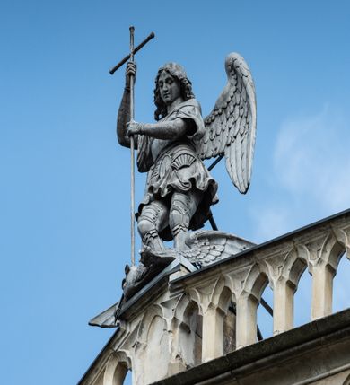 Zdjęcie nr 30: Kościół z cegły i kamienia. Na rzucie krzyża łacińskiego, jednonawowy z wciągniętymi do wnętrza przyporami. Prezbiterium krótkie, zamknięte pięcioma bokami ośmioboku. Korpus jednonawowy, czteroprzęsłowy, po bokach z płytkimi wnękami-kaplicami pomiędzy przyporami, poprzedzony od zach. przedsionkiem. Do pierwszego przęsła dostawione dwie symetryczne, trójboczne kaplice, nad nimi dwie czworoboczne wieże. Zakrystia przy prezbiterium na osi kościoła. Artykulacja ścian wnętrza za pomocą filarów opiętych półkolumnami z kapitelami z motywów liści. Między filarami rozpięte ostrołukowe arkady tworzące płytkie wnęki. Pierwsze przęsło wyróżnione przy pomocy masywnych filarów, ujętych niemal pełnoplastycznymi kolumnami. Okna ostrołukowe, dwudzielne z maswerkami, wsparte na gzymsach. Sklepienia krzyżowo-żebrowe na zaostrzonych gurtach. Kaplice artykułowane analogicznie do nawy kościoła, ze sklepieniami gwiaździstymi. Przedsionek otwiera się do kościoła trzema portalami ostrołukowymi opiętymi kolumnami. W polach archiwolt płaskorzeźby: Boże Narodzenie, Ukrzyżowanie, Wniebowstąpienie (K. Ceptowski).  W prezbiterium, na osi kościoła prostokątny otwór drzwiowy prowadzący do zakrystii. Chór muzyczny umieszczony nad kruchtą kościoła, na rzucie prostokąta, z kamienną balustradą maswerkową. Fasada kamienna, trójosiowa, zamknięta trójkątnie, flankowana lizenami przechodzącymi w ażurowe wieżyczki-latarnie, na rzucie kwadratu. Wieżyczki zwieńczone gzymsem i balustradą arkadową, hełmy ostrosłupowy zakończony iglicą. W dolnej części trzy filarowe arkady ostrołukowe, otwierające się do kruchty, sklepienie kruchty krzyżowo-żebrowe. Nad arkadami wejściowymi trzy tonda: litery IHS, Oko Opatrzności i splecione litery imienia Maria. Pośrodku na osi kościoła duża rozeta z maswerkiem, profilowana, otoczona pierścieniem wypełnionym stylizowanym ornamentem roślinnym. Ponad arkadami pełnoplastyczne figury czterech ewangelistów ustawionych na konsolach z rzeźbionymi atrybutami (F. Kuhn). Po bokach rozety prostokątne płyciny z traczami herbowymi Potockich i Branickich. U góry, na osi fasady figura Archanioła Michała. Elewacje na kamiennym cokole, z gzymsem kapnikowym, opięte prostokątnymi przyporami zwieńczonymi kamiennymi nakrywami. W górnej części kamienny fryz arkadkowy. Nad nim gzyms koronujący podtrzymujący ażurową, arkadową balustradę. Przy prezbiterium kaplice zamknięte trójbocznie, prezbiterium zamknięte pięciobocznie. Zakrystia na osi prezbiterium, na rzucie prostokąta, zwieńczona sygnaturką i ceglanym kominem. Po bokach prostokątne aneksy, południowy aneks - trzy okna ostrołukowe w kamiennej opasce, w środkowym przedstawienie Ukrzyżowanego Chrystusa. W północnym aneksie pojedyncze analogiczne okno. Okna ostrołukowe w profilowanych kamiennych opaskach, pomiędzy nimi a gzymsem koronującym mniejsze ostrołukowe w uskokowych arkadach. Nad kaplicami bocznymi dwie symetryczne wieże na rzucie kwadratu, w połowie wysokości kamienny gzyms z fryzem arkadkowym. Okna ostrołukowe w kamiennej opasce. Całość zwieńczona ślepym fryzem arkadkowym, wyżej gzyms dźwigający ażurową arkadkową balustradę. Hełmy ostrosłupowe, miedziane. Zakrystia na rzucie prostokąta, nakryta sklepieniem kolebkowym zaostrzonym i krzyżowym z lunetami , oddzielone gurtem. Portale od wschodu i zachodu prostokątne zamknięte łukiem ostrym. Okna ostrołukowe.