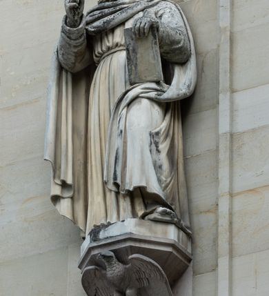 Zdjęcie nr 65: Kościół z cegły i kamienia. Na rzucie krzyża łacińskiego, jednonawowy z wciągniętymi do wnętrza przyporami. Prezbiterium krótkie, zamknięte pięcioma bokami ośmioboku. Korpus jednonawowy, czteroprzęsłowy, po bokach z płytkimi wnękami-kaplicami pomiędzy przyporami, poprzedzony od zach. przedsionkiem. Do pierwszego przęsła dostawione dwie symetryczne, trójboczne kaplice, nad nimi dwie czworoboczne wieże. Zakrystia przy prezbiterium na osi kościoła. Artykulacja ścian wnętrza za pomocą filarów opiętych półkolumnami z kapitelami z motywów liści. Między filarami rozpięte ostrołukowe arkady tworzące płytkie wnęki. Pierwsze przęsło wyróżnione przy pomocy masywnych filarów, ujętych niemal pełnoplastycznymi kolumnami. Okna ostrołukowe, dwudzielne z maswerkami, wsparte na gzymsach. Sklepienia krzyżowo-żebrowe na zaostrzonych gurtach. Kaplice artykułowane analogicznie do nawy kościoła, ze sklepieniami gwiaździstymi. Przedsionek otwiera się do kościoła trzema portalami ostrołukowymi opiętymi kolumnami. W polach archiwolt płaskorzeźby: Boże Narodzenie, Ukrzyżowanie, Wniebowstąpienie (K. Ceptowski).  W prezbiterium, na osi kościoła prostokątny otwór drzwiowy prowadzący do zakrystii. Chór muzyczny umieszczony nad kruchtą kościoła, na rzucie prostokąta, z kamienną balustradą maswerkową. Fasada kamienna, trójosiowa, zamknięta trójkątnie, flankowana lizenami przechodzącymi w ażurowe wieżyczki-latarnie, na rzucie kwadratu. Wieżyczki zwieńczone gzymsem i balustradą arkadową, hełmy ostrosłupowy zakończony iglicą. W dolnej części trzy filarowe arkady ostrołukowe, otwierające się do kruchty, sklepienie kruchty krzyżowo-żebrowe. Nad arkadami wejściowymi trzy tonda: litery IHS, Oko Opatrzności i splecione litery imienia Maria. Pośrodku na osi kościoła duża rozeta z maswerkiem, profilowana, otoczona pierścieniem wypełnionym stylizowanym ornamentem roślinnym. Ponad arkadami pełnoplastyczne figury czterech ewangelistów ustawionych na konsolach z rzeźbionymi atrybutami (F. Kuhn). Po bokach rozety prostokątne płyciny z traczami herbowymi Potockich i Branickich. U góry, na osi fasady figura Archanioła Michała. Elewacje na kamiennym cokole, z gzymsem kapnikowym, opięte prostokątnymi przyporami zwieńczonymi kamiennymi nakrywami. W górnej części kamienny fryz arkadkowy. Nad nim gzyms koronujący podtrzymujący ażurową, arkadową balustradę. Przy prezbiterium kaplice zamknięte trójbocznie, prezbiterium zamknięte pięciobocznie. Zakrystia na osi prezbiterium, na rzucie prostokąta, zwieńczona sygnaturką i ceglanym kominem. Po bokach prostokątne aneksy, południowy aneks - trzy okna ostrołukowe w kamiennej opasce, w środkowym przedstawienie Ukrzyżowanego Chrystusa. W północnym aneksie pojedyncze analogiczne okno. Okna ostrołukowe w profilowanych kamiennych opaskach, pomiędzy nimi a gzymsem koronującym mniejsze ostrołukowe w uskokowych arkadach. Nad kaplicami bocznymi dwie symetryczne wieże na rzucie kwadratu, w połowie wysokości kamienny gzyms z fryzem arkadkowym. Okna ostrołukowe w kamiennej opasce. Całość zwieńczona ślepym fryzem arkadkowym, wyżej gzyms dźwigający ażurową arkadkową balustradę. Hełmy ostrosłupowe, miedziane. Zakrystia na rzucie prostokąta, nakryta sklepieniem kolebkowym zaostrzonym i krzyżowym z lunetami , oddzielone gurtem. Portale od wschodu i zachodu prostokątne zamknięte łukiem ostrym. Okna ostrołukowe.