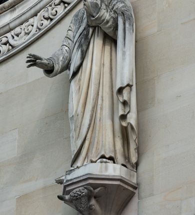 Zdjęcie nr 56: Kościół z cegły i kamienia. Na rzucie krzyża łacińskiego, jednonawowy z wciągniętymi do wnętrza przyporami. Prezbiterium krótkie, zamknięte pięcioma bokami ośmioboku. Korpus jednonawowy, czteroprzęsłowy, po bokach z płytkimi wnękami-kaplicami pomiędzy przyporami, poprzedzony od zach. przedsionkiem. Do pierwszego przęsła dostawione dwie symetryczne, trójboczne kaplice, nad nimi dwie czworoboczne wieże. Zakrystia przy prezbiterium na osi kościoła. Artykulacja ścian wnętrza za pomocą filarów opiętych półkolumnami z kapitelami z motywów liści. Między filarami rozpięte ostrołukowe arkady tworzące płytkie wnęki. Pierwsze przęsło wyróżnione przy pomocy masywnych filarów, ujętych niemal pełnoplastycznymi kolumnami. Okna ostrołukowe, dwudzielne z maswerkami, wsparte na gzymsach. Sklepienia krzyżowo-żebrowe na zaostrzonych gurtach. Kaplice artykułowane analogicznie do nawy kościoła, ze sklepieniami gwiaździstymi. Przedsionek otwiera się do kościoła trzema portalami ostrołukowymi opiętymi kolumnami. W polach archiwolt płaskorzeźby: Boże Narodzenie, Ukrzyżowanie, Wniebowstąpienie (K. Ceptowski).  W prezbiterium, na osi kościoła prostokątny otwór drzwiowy prowadzący do zakrystii. Chór muzyczny umieszczony nad kruchtą kościoła, na rzucie prostokąta, z kamienną balustradą maswerkową. Fasada kamienna, trójosiowa, zamknięta trójkątnie, flankowana lizenami przechodzącymi w ażurowe wieżyczki-latarnie, na rzucie kwadratu. Wieżyczki zwieńczone gzymsem i balustradą arkadową, hełmy ostrosłupowy zakończony iglicą. W dolnej części trzy filarowe arkady ostrołukowe, otwierające się do kruchty, sklepienie kruchty krzyżowo-żebrowe. Nad arkadami wejściowymi trzy tonda: litery IHS, Oko Opatrzności i splecione litery imienia Maria. Pośrodku na osi kościoła duża rozeta z maswerkiem, profilowana, otoczona pierścieniem wypełnionym stylizowanym ornamentem roślinnym. Ponad arkadami pełnoplastyczne figury czterech ewangelistów ustawionych na konsolach z rzeźbionymi atrybutami (F. Kuhn). Po bokach rozety prostokątne płyciny z traczami herbowymi Potockich i Branickich. U góry, na osi fasady figura Archanioła Michała. Elewacje na kamiennym cokole, z gzymsem kapnikowym, opięte prostokątnymi przyporami zwieńczonymi kamiennymi nakrywami. W górnej części kamienny fryz arkadkowy. Nad nim gzyms koronujący podtrzymujący ażurową, arkadową balustradę. Przy prezbiterium kaplice zamknięte trójbocznie, prezbiterium zamknięte pięciobocznie. Zakrystia na osi prezbiterium, na rzucie prostokąta, zwieńczona sygnaturką i ceglanym kominem. Po bokach prostokątne aneksy, południowy aneks - trzy okna ostrołukowe w kamiennej opasce, w środkowym przedstawienie Ukrzyżowanego Chrystusa. W północnym aneksie pojedyncze analogiczne okno. Okna ostrołukowe w profilowanych kamiennych opaskach, pomiędzy nimi a gzymsem koronującym mniejsze ostrołukowe w uskokowych arkadach. Nad kaplicami bocznymi dwie symetryczne wieże na rzucie kwadratu, w połowie wysokości kamienny gzyms z fryzem arkadkowym. Okna ostrołukowe w kamiennej opasce. Całość zwieńczona ślepym fryzem arkadkowym, wyżej gzyms dźwigający ażurową arkadkową balustradę. Hełmy ostrosłupowe, miedziane. Zakrystia na rzucie prostokąta, nakryta sklepieniem kolebkowym zaostrzonym i krzyżowym z lunetami , oddzielone gurtem. Portale od wschodu i zachodu prostokątne zamknięte łukiem ostrym. Okna ostrołukowe.