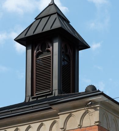 Zdjęcie nr 22: Kościół z cegły i kamienia. Na rzucie krzyża łacińskiego, jednonawowy z wciągniętymi do wnętrza przyporami. Prezbiterium krótkie, zamknięte pięcioma bokami ośmioboku. Korpus jednonawowy, czteroprzęsłowy, po bokach z płytkimi wnękami-kaplicami pomiędzy przyporami, poprzedzony od zach. przedsionkiem. Do pierwszego przęsła dostawione dwie symetryczne, trójboczne kaplice, nad nimi dwie czworoboczne wieże. Zakrystia przy prezbiterium na osi kościoła. Artykulacja ścian wnętrza za pomocą filarów opiętych półkolumnami z kapitelami z motywów liści. Między filarami rozpięte ostrołukowe arkady tworzące płytkie wnęki. Pierwsze przęsło wyróżnione przy pomocy masywnych filarów, ujętych niemal pełnoplastycznymi kolumnami. Okna ostrołukowe, dwudzielne z maswerkami, wsparte na gzymsach. Sklepienia krzyżowo-żebrowe na zaostrzonych gurtach. Kaplice artykułowane analogicznie do nawy kościoła, ze sklepieniami gwiaździstymi. Przedsionek otwiera się do kościoła trzema portalami ostrołukowymi opiętymi kolumnami. W polach archiwolt płaskorzeźby: Boże Narodzenie, Ukrzyżowanie, Wniebowstąpienie (K. Ceptowski).  W prezbiterium, na osi kościoła prostokątny otwór drzwiowy prowadzący do zakrystii. Chór muzyczny umieszczony nad kruchtą kościoła, na rzucie prostokąta, z kamienną balustradą maswerkową. Fasada kamienna, trójosiowa, zamknięta trójkątnie, flankowana lizenami przechodzącymi w ażurowe wieżyczki-latarnie, na rzucie kwadratu. Wieżyczki zwieńczone gzymsem i balustradą arkadową, hełmy ostrosłupowy zakończony iglicą. W dolnej części trzy filarowe arkady ostrołukowe, otwierające się do kruchty, sklepienie kruchty krzyżowo-żebrowe. Nad arkadami wejściowymi trzy tonda: litery IHS, Oko Opatrzności i splecione litery imienia Maria. Pośrodku na osi kościoła duża rozeta z maswerkiem, profilowana, otoczona pierścieniem wypełnionym stylizowanym ornamentem roślinnym. Ponad arkadami pełnoplastyczne figury czterech ewangelistów ustawionych na konsolach z rzeźbionymi atrybutami (F. Kuhn). Po bokach rozety prostokątne płyciny z traczami herbowymi Potockich i Branickich. U góry, na osi fasady figura Archanioła Michała. Elewacje na kamiennym cokole, z gzymsem kapnikowym, opięte prostokątnymi przyporami zwieńczonymi kamiennymi nakrywami. W górnej części kamienny fryz arkadkowy. Nad nim gzyms koronujący podtrzymujący ażurową, arkadową balustradę. Przy prezbiterium kaplice zamknięte trójbocznie, prezbiterium zamknięte pięciobocznie. Zakrystia na osi prezbiterium, na rzucie prostokąta, zwieńczona sygnaturką i ceglanym kominem. Po bokach prostokątne aneksy, południowy aneks - trzy okna ostrołukowe w kamiennej opasce, w środkowym przedstawienie Ukrzyżowanego Chrystusa. W północnym aneksie pojedyncze analogiczne okno. Okna ostrołukowe w profilowanych kamiennych opaskach, pomiędzy nimi a gzymsem koronującym mniejsze ostrołukowe w uskokowych arkadach. Nad kaplicami bocznymi dwie symetryczne wieże na rzucie kwadratu, w połowie wysokości kamienny gzyms z fryzem arkadkowym. Okna ostrołukowe w kamiennej opasce. Całość zwieńczona ślepym fryzem arkadkowym, wyżej gzyms dźwigający ażurową arkadkową balustradę. Hełmy ostrosłupowe, miedziane. Zakrystia na rzucie prostokąta, nakryta sklepieniem kolebkowym zaostrzonym i krzyżowym z lunetami , oddzielone gurtem. Portale od wschodu i zachodu prostokątne zamknięte łukiem ostrym. Okna ostrołukowe.
