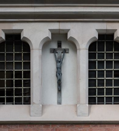 Zdjęcie nr 23: Kościół z cegły i kamienia. Na rzucie krzyża łacińskiego, jednonawowy z wciągniętymi do wnętrza przyporami. Prezbiterium krótkie, zamknięte pięcioma bokami ośmioboku. Korpus jednonawowy, czteroprzęsłowy, po bokach z płytkimi wnękami-kaplicami pomiędzy przyporami, poprzedzony od zach. przedsionkiem. Do pierwszego przęsła dostawione dwie symetryczne, trójboczne kaplice, nad nimi dwie czworoboczne wieże. Zakrystia przy prezbiterium na osi kościoła. Artykulacja ścian wnętrza za pomocą filarów opiętych półkolumnami z kapitelami z motywów liści. Między filarami rozpięte ostrołukowe arkady tworzące płytkie wnęki. Pierwsze przęsło wyróżnione przy pomocy masywnych filarów, ujętych niemal pełnoplastycznymi kolumnami. Okna ostrołukowe, dwudzielne z maswerkami, wsparte na gzymsach. Sklepienia krzyżowo-żebrowe na zaostrzonych gurtach. Kaplice artykułowane analogicznie do nawy kościoła, ze sklepieniami gwiaździstymi. Przedsionek otwiera się do kościoła trzema portalami ostrołukowymi opiętymi kolumnami. W polach archiwolt płaskorzeźby: Boże Narodzenie, Ukrzyżowanie, Wniebowstąpienie (K. Ceptowski).  W prezbiterium, na osi kościoła prostokątny otwór drzwiowy prowadzący do zakrystii. Chór muzyczny umieszczony nad kruchtą kościoła, na rzucie prostokąta, z kamienną balustradą maswerkową. Fasada kamienna, trójosiowa, zamknięta trójkątnie, flankowana lizenami przechodzącymi w ażurowe wieżyczki-latarnie, na rzucie kwadratu. Wieżyczki zwieńczone gzymsem i balustradą arkadową, hełmy ostrosłupowy zakończony iglicą. W dolnej części trzy filarowe arkady ostrołukowe, otwierające się do kruchty, sklepienie kruchty krzyżowo-żebrowe. Nad arkadami wejściowymi trzy tonda: litery IHS, Oko Opatrzności i splecione litery imienia Maria. Pośrodku na osi kościoła duża rozeta z maswerkiem, profilowana, otoczona pierścieniem wypełnionym stylizowanym ornamentem roślinnym. Ponad arkadami pełnoplastyczne figury czterech ewangelistów ustawionych na konsolach z rzeźbionymi atrybutami (F. Kuhn). Po bokach rozety prostokątne płyciny z traczami herbowymi Potockich i Branickich. U góry, na osi fasady figura Archanioła Michała. Elewacje na kamiennym cokole, z gzymsem kapnikowym, opięte prostokątnymi przyporami zwieńczonymi kamiennymi nakrywami. W górnej części kamienny fryz arkadkowy. Nad nim gzyms koronujący podtrzymujący ażurową, arkadową balustradę. Przy prezbiterium kaplice zamknięte trójbocznie, prezbiterium zamknięte pięciobocznie. Zakrystia na osi prezbiterium, na rzucie prostokąta, zwieńczona sygnaturką i ceglanym kominem. Po bokach prostokątne aneksy, południowy aneks - trzy okna ostrołukowe w kamiennej opasce, w środkowym przedstawienie Ukrzyżowanego Chrystusa. W północnym aneksie pojedyncze analogiczne okno. Okna ostrołukowe w profilowanych kamiennych opaskach, pomiędzy nimi a gzymsem koronującym mniejsze ostrołukowe w uskokowych arkadach. Nad kaplicami bocznymi dwie symetryczne wieże na rzucie kwadratu, w połowie wysokości kamienny gzyms z fryzem arkadkowym. Okna ostrołukowe w kamiennej opasce. Całość zwieńczona ślepym fryzem arkadkowym, wyżej gzyms dźwigający ażurową arkadkową balustradę. Hełmy ostrosłupowe, miedziane. Zakrystia na rzucie prostokąta, nakryta sklepieniem kolebkowym zaostrzonym i krzyżowym z lunetami , oddzielone gurtem. Portale od wschodu i zachodu prostokątne zamknięte łukiem ostrym. Okna ostrołukowe.