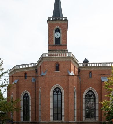 Zdjęcie nr 16: Kościół z cegły i kamienia. Na rzucie krzyża łacińskiego, jednonawowy z wciągniętymi do wnętrza przyporami. Prezbiterium krótkie, zamknięte pięcioma bokami ośmioboku. Korpus jednonawowy, czteroprzęsłowy, po bokach z płytkimi wnękami-kaplicami pomiędzy przyporami, poprzedzony od zach. przedsionkiem. Do pierwszego przęsła dostawione dwie symetryczne, trójboczne kaplice, nad nimi dwie czworoboczne wieże. Zakrystia przy prezbiterium na osi kościoła. Artykulacja ścian wnętrza za pomocą filarów opiętych półkolumnami z kapitelami z motywów liści. Między filarami rozpięte ostrołukowe arkady tworzące płytkie wnęki. Pierwsze przęsło wyróżnione przy pomocy masywnych filarów, ujętych niemal pełnoplastycznymi kolumnami. Okna ostrołukowe, dwudzielne z maswerkami, wsparte na gzymsach. Sklepienia krzyżowo-żebrowe na zaostrzonych gurtach. Kaplice artykułowane analogicznie do nawy kościoła, ze sklepieniami gwiaździstymi. Przedsionek otwiera się do kościoła trzema portalami ostrołukowymi opiętymi kolumnami. W polach archiwolt płaskorzeźby: Boże Narodzenie, Ukrzyżowanie, Wniebowstąpienie (K. Ceptowski).  W prezbiterium, na osi kościoła prostokątny otwór drzwiowy prowadzący do zakrystii. Chór muzyczny umieszczony nad kruchtą kościoła, na rzucie prostokąta, z kamienną balustradą maswerkową. Fasada kamienna, trójosiowa, zamknięta trójkątnie, flankowana lizenami przechodzącymi w ażurowe wieżyczki-latarnie, na rzucie kwadratu. Wieżyczki zwieńczone gzymsem i balustradą arkadową, hełmy ostrosłupowy zakończony iglicą. W dolnej części trzy filarowe arkady ostrołukowe, otwierające się do kruchty, sklepienie kruchty krzyżowo-żebrowe. Nad arkadami wejściowymi trzy tonda: litery IHS, Oko Opatrzności i splecione litery imienia Maria. Pośrodku na osi kościoła duża rozeta z maswerkiem, profilowana, otoczona pierścieniem wypełnionym stylizowanym ornamentem roślinnym. Ponad arkadami pełnoplastyczne figury czterech ewangelistów ustawionych na konsolach z rzeźbionymi atrybutami (F. Kuhn). Po bokach rozety prostokątne płyciny z traczami herbowymi Potockich i Branickich. U góry, na osi fasady figura Archanioła Michała. Elewacje na kamiennym cokole, z gzymsem kapnikowym, opięte prostokątnymi przyporami zwieńczonymi kamiennymi nakrywami. W górnej części kamienny fryz arkadkowy. Nad nim gzyms koronujący podtrzymujący ażurową, arkadową balustradę. Przy prezbiterium kaplice zamknięte trójbocznie, prezbiterium zamknięte pięciobocznie. Zakrystia na osi prezbiterium, na rzucie prostokąta, zwieńczona sygnaturką i ceglanym kominem. Po bokach prostokątne aneksy, południowy aneks - trzy okna ostrołukowe w kamiennej opasce, w środkowym przedstawienie Ukrzyżowanego Chrystusa. W północnym aneksie pojedyncze analogiczne okno. Okna ostrołukowe w profilowanych kamiennych opaskach, pomiędzy nimi a gzymsem koronującym mniejsze ostrołukowe w uskokowych arkadach. Nad kaplicami bocznymi dwie symetryczne wieże na rzucie kwadratu, w połowie wysokości kamienny gzyms z fryzem arkadkowym. Okna ostrołukowe w kamiennej opasce. Całość zwieńczona ślepym fryzem arkadkowym, wyżej gzyms dźwigający ażurową arkadkową balustradę. Hełmy ostrosłupowe, miedziane. Zakrystia na rzucie prostokąta, nakryta sklepieniem kolebkowym zaostrzonym i krzyżowym z lunetami , oddzielone gurtem. Portale od wschodu i zachodu prostokątne zamknięte łukiem ostrym. Okna ostrołukowe.