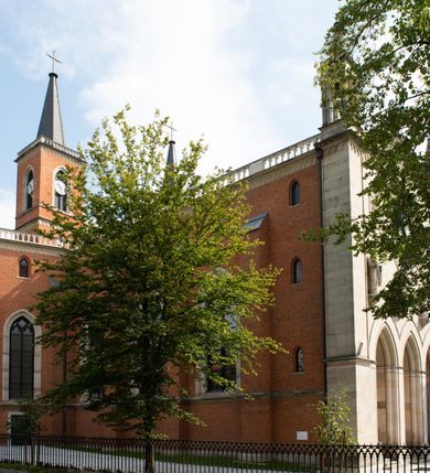 Zdjęcie nr 46: Kościół z cegły i kamienia. Na rzucie krzyża łacińskiego, jednonawowy z wciągniętymi do wnętrza przyporami. Prezbiterium krótkie, zamknięte pięcioma bokami ośmioboku. Korpus jednonawowy, czteroprzęsłowy, po bokach z płytkimi wnękami-kaplicami pomiędzy przyporami, poprzedzony od zach. przedsionkiem. Do pierwszego przęsła dostawione dwie symetryczne, trójboczne kaplice, nad nimi dwie czworoboczne wieże. Zakrystia przy prezbiterium na osi kościoła. Artykulacja ścian wnętrza za pomocą filarów opiętych półkolumnami z kapitelami z motywów liści. Między filarami rozpięte ostrołukowe arkady tworzące płytkie wnęki. Pierwsze przęsło wyróżnione przy pomocy masywnych filarów, ujętych niemal pełnoplastycznymi kolumnami. Okna ostrołukowe, dwudzielne z maswerkami, wsparte na gzymsach. Sklepienia krzyżowo-żebrowe na zaostrzonych gurtach. Kaplice artykułowane analogicznie do nawy kościoła, ze sklepieniami gwiaździstymi. Przedsionek otwiera się do kościoła trzema portalami ostrołukowymi opiętymi kolumnami. W polach archiwolt płaskorzeźby: Boże Narodzenie, Ukrzyżowanie, Wniebowstąpienie (K. Ceptowski).  W prezbiterium, na osi kościoła prostokątny otwór drzwiowy prowadzący do zakrystii. Chór muzyczny umieszczony nad kruchtą kościoła, na rzucie prostokąta, z kamienną balustradą maswerkową. Fasada kamienna, trójosiowa, zamknięta trójkątnie, flankowana lizenami przechodzącymi w ażurowe wieżyczki-latarnie, na rzucie kwadratu. Wieżyczki zwieńczone gzymsem i balustradą arkadową, hełmy ostrosłupowy zakończony iglicą. W dolnej części trzy filarowe arkady ostrołukowe, otwierające się do kruchty, sklepienie kruchty krzyżowo-żebrowe. Nad arkadami wejściowymi trzy tonda: litery IHS, Oko Opatrzności i splecione litery imienia Maria. Pośrodku na osi kościoła duża rozeta z maswerkiem, profilowana, otoczona pierścieniem wypełnionym stylizowanym ornamentem roślinnym. Ponad arkadami pełnoplastyczne figury czterech ewangelistów ustawionych na konsolach z rzeźbionymi atrybutami (F. Kuhn). Po bokach rozety prostokątne płyciny z traczami herbowymi Potockich i Branickich. U góry, na osi fasady figura Archanioła Michała. Elewacje na kamiennym cokole, z gzymsem kapnikowym, opięte prostokątnymi przyporami zwieńczonymi kamiennymi nakrywami. W górnej części kamienny fryz arkadkowy. Nad nim gzyms koronujący podtrzymujący ażurową, arkadową balustradę. Przy prezbiterium kaplice zamknięte trójbocznie, prezbiterium zamknięte pięciobocznie. Zakrystia na osi prezbiterium, na rzucie prostokąta, zwieńczona sygnaturką i ceglanym kominem. Po bokach prostokątne aneksy, południowy aneks - trzy okna ostrołukowe w kamiennej opasce, w środkowym przedstawienie Ukrzyżowanego Chrystusa. W północnym aneksie pojedyncze analogiczne okno. Okna ostrołukowe w profilowanych kamiennych opaskach, pomiędzy nimi a gzymsem koronującym mniejsze ostrołukowe w uskokowych arkadach. Nad kaplicami bocznymi dwie symetryczne wieże na rzucie kwadratu, w połowie wysokości kamienny gzyms z fryzem arkadkowym. Okna ostrołukowe w kamiennej opasce. Całość zwieńczona ślepym fryzem arkadkowym, wyżej gzyms dźwigający ażurową arkadkową balustradę. Hełmy ostrosłupowe, miedziane. Zakrystia na rzucie prostokąta, nakryta sklepieniem kolebkowym zaostrzonym i krzyżowym z lunetami , oddzielone gurtem. Portale od wschodu i zachodu prostokątne zamknięte łukiem ostrym. Okna ostrołukowe.