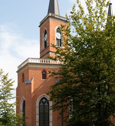 Zdjęcie nr 79: Kościół z cegły i kamienia. Na rzucie krzyża łacińskiego, jednonawowy z wciągniętymi do wnętrza przyporami. Prezbiterium krótkie, zamknięte pięcioma bokami ośmioboku. Korpus jednonawowy, czteroprzęsłowy, po bokach z płytkimi wnękami-kaplicami pomiędzy przyporami, poprzedzony od zach. przedsionkiem. Do pierwszego przęsła dostawione dwie symetryczne, trójboczne kaplice, nad nimi dwie czworoboczne wieże. Zakrystia przy prezbiterium na osi kościoła. Artykulacja ścian wnętrza za pomocą filarów opiętych półkolumnami z kapitelami z motywów liści. Między filarami rozpięte ostrołukowe arkady tworzące płytkie wnęki. Pierwsze przęsło wyróżnione przy pomocy masywnych filarów, ujętych niemal pełnoplastycznymi kolumnami. Okna ostrołukowe, dwudzielne z maswerkami, wsparte na gzymsach. Sklepienia krzyżowo-żebrowe na zaostrzonych gurtach. Kaplice artykułowane analogicznie do nawy kościoła, ze sklepieniami gwiaździstymi. Przedsionek otwiera się do kościoła trzema portalami ostrołukowymi opiętymi kolumnami. W polach archiwolt płaskorzeźby: Boże Narodzenie, Ukrzyżowanie, Wniebowstąpienie (K. Ceptowski).  W prezbiterium, na osi kościoła prostokątny otwór drzwiowy prowadzący do zakrystii. Chór muzyczny umieszczony nad kruchtą kościoła, na rzucie prostokąta, z kamienną balustradą maswerkową. Fasada kamienna, trójosiowa, zamknięta trójkątnie, flankowana lizenami przechodzącymi w ażurowe wieżyczki-latarnie, na rzucie kwadratu. Wieżyczki zwieńczone gzymsem i balustradą arkadową, hełmy ostrosłupowy zakończony iglicą. W dolnej części trzy filarowe arkady ostrołukowe, otwierające się do kruchty, sklepienie kruchty krzyżowo-żebrowe. Nad arkadami wejściowymi trzy tonda: litery IHS, Oko Opatrzności i splecione litery imienia Maria. Pośrodku na osi kościoła duża rozeta z maswerkiem, profilowana, otoczona pierścieniem wypełnionym stylizowanym ornamentem roślinnym. Ponad arkadami pełnoplastyczne figury czterech ewangelistów ustawionych na konsolach z rzeźbionymi atrybutami (F. Kuhn). Po bokach rozety prostokątne płyciny z traczami herbowymi Potockich i Branickich. U góry, na osi fasady figura Archanioła Michała. Elewacje na kamiennym cokole, z gzymsem kapnikowym, opięte prostokątnymi przyporami zwieńczonymi kamiennymi nakrywami. W górnej części kamienny fryz arkadkowy. Nad nim gzyms koronujący podtrzymujący ażurową, arkadową balustradę. Przy prezbiterium kaplice zamknięte trójbocznie, prezbiterium zamknięte pięciobocznie. Zakrystia na osi prezbiterium, na rzucie prostokąta, zwieńczona sygnaturką i ceglanym kominem. Po bokach prostokątne aneksy, południowy aneks - trzy okna ostrołukowe w kamiennej opasce, w środkowym przedstawienie Ukrzyżowanego Chrystusa. W północnym aneksie pojedyncze analogiczne okno. Okna ostrołukowe w profilowanych kamiennych opaskach, pomiędzy nimi a gzymsem koronującym mniejsze ostrołukowe w uskokowych arkadach. Nad kaplicami bocznymi dwie symetryczne wieże na rzucie kwadratu, w połowie wysokości kamienny gzyms z fryzem arkadkowym. Okna ostrołukowe w kamiennej opasce. Całość zwieńczona ślepym fryzem arkadkowym, wyżej gzyms dźwigający ażurową arkadkową balustradę. Hełmy ostrosłupowe, miedziane. Zakrystia na rzucie prostokąta, nakryta sklepieniem kolebkowym zaostrzonym i krzyżowym z lunetami , oddzielone gurtem. Portale od wschodu i zachodu prostokątne zamknięte łukiem ostrym. Okna ostrołukowe.