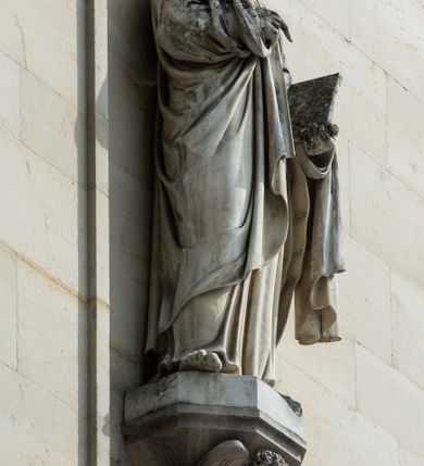 Zdjęcie nr 44: Kościół z cegły i kamienia. Na rzucie krzyża łacińskiego, jednonawowy z wciągniętymi do wnętrza przyporami. Prezbiterium krótkie, zamknięte pięcioma bokami ośmioboku. Korpus jednonawowy, czteroprzęsłowy, po bokach z płytkimi wnękami-kaplicami pomiędzy przyporami, poprzedzony od zach. przedsionkiem. Do pierwszego przęsła dostawione dwie symetryczne, trójboczne kaplice, nad nimi dwie czworoboczne wieże. Zakrystia przy prezbiterium na osi kościoła. Artykulacja ścian wnętrza za pomocą filarów opiętych półkolumnami z kapitelami z motywów liści. Między filarami rozpięte ostrołukowe arkady tworzące płytkie wnęki. Pierwsze przęsło wyróżnione przy pomocy masywnych filarów, ujętych niemal pełnoplastycznymi kolumnami. Okna ostrołukowe, dwudzielne z maswerkami, wsparte na gzymsach. Sklepienia krzyżowo-żebrowe na zaostrzonych gurtach. Kaplice artykułowane analogicznie do nawy kościoła, ze sklepieniami gwiaździstymi. Przedsionek otwiera się do kościoła trzema portalami ostrołukowymi opiętymi kolumnami. W polach archiwolt płaskorzeźby: Boże Narodzenie, Ukrzyżowanie, Wniebowstąpienie (K. Ceptowski).  W prezbiterium, na osi kościoła prostokątny otwór drzwiowy prowadzący do zakrystii. Chór muzyczny umieszczony nad kruchtą kościoła, na rzucie prostokąta, z kamienną balustradą maswerkową. Fasada kamienna, trójosiowa, zamknięta trójkątnie, flankowana lizenami przechodzącymi w ażurowe wieżyczki-latarnie, na rzucie kwadratu. Wieżyczki zwieńczone gzymsem i balustradą arkadową, hełmy ostrosłupowy zakończony iglicą. W dolnej części trzy filarowe arkady ostrołukowe, otwierające się do kruchty, sklepienie kruchty krzyżowo-żebrowe. Nad arkadami wejściowymi trzy tonda: litery IHS, Oko Opatrzności i splecione litery imienia Maria. Pośrodku na osi kościoła duża rozeta z maswerkiem, profilowana, otoczona pierścieniem wypełnionym stylizowanym ornamentem roślinnym. Ponad arkadami pełnoplastyczne figury czterech ewangelistów ustawionych na konsolach z rzeźbionymi atrybutami (F. Kuhn). Po bokach rozety prostokątne płyciny z traczami herbowymi Potockich i Branickich. U góry, na osi fasady figura Archanioła Michała. Elewacje na kamiennym cokole, z gzymsem kapnikowym, opięte prostokątnymi przyporami zwieńczonymi kamiennymi nakrywami. W górnej części kamienny fryz arkadkowy. Nad nim gzyms koronujący podtrzymujący ażurową, arkadową balustradę. Przy prezbiterium kaplice zamknięte trójbocznie, prezbiterium zamknięte pięciobocznie. Zakrystia na osi prezbiterium, na rzucie prostokąta, zwieńczona sygnaturką i ceglanym kominem. Po bokach prostokątne aneksy, południowy aneks - trzy okna ostrołukowe w kamiennej opasce, w środkowym przedstawienie Ukrzyżowanego Chrystusa. W północnym aneksie pojedyncze analogiczne okno. Okna ostrołukowe w profilowanych kamiennych opaskach, pomiędzy nimi a gzymsem koronującym mniejsze ostrołukowe w uskokowych arkadach. Nad kaplicami bocznymi dwie symetryczne wieże na rzucie kwadratu, w połowie wysokości kamienny gzyms z fryzem arkadkowym. Okna ostrołukowe w kamiennej opasce. Całość zwieńczona ślepym fryzem arkadkowym, wyżej gzyms dźwigający ażurową arkadkową balustradę. Hełmy ostrosłupowe, miedziane. Zakrystia na rzucie prostokąta, nakryta sklepieniem kolebkowym zaostrzonym i krzyżowym z lunetami , oddzielone gurtem. Portale od wschodu i zachodu prostokątne zamknięte łukiem ostrym. Okna ostrołukowe.