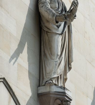 Zdjęcie nr 60: Kościół z cegły i kamienia. Na rzucie krzyża łacińskiego, jednonawowy z wciągniętymi do wnętrza przyporami. Prezbiterium krótkie, zamknięte pięcioma bokami ośmioboku. Korpus jednonawowy, czteroprzęsłowy, po bokach z płytkimi wnękami-kaplicami pomiędzy przyporami, poprzedzony od zach. przedsionkiem. Do pierwszego przęsła dostawione dwie symetryczne, trójboczne kaplice, nad nimi dwie czworoboczne wieże. Zakrystia przy prezbiterium na osi kościoła. Artykulacja ścian wnętrza za pomocą filarów opiętych półkolumnami z kapitelami z motywów liści. Między filarami rozpięte ostrołukowe arkady tworzące płytkie wnęki. Pierwsze przęsło wyróżnione przy pomocy masywnych filarów, ujętych niemal pełnoplastycznymi kolumnami. Okna ostrołukowe, dwudzielne z maswerkami, wsparte na gzymsach. Sklepienia krzyżowo-żebrowe na zaostrzonych gurtach. Kaplice artykułowane analogicznie do nawy kościoła, ze sklepieniami gwiaździstymi. Przedsionek otwiera się do kościoła trzema portalami ostrołukowymi opiętymi kolumnami. W polach archiwolt płaskorzeźby: Boże Narodzenie, Ukrzyżowanie, Wniebowstąpienie (K. Ceptowski).  W prezbiterium, na osi kościoła prostokątny otwór drzwiowy prowadzący do zakrystii. Chór muzyczny umieszczony nad kruchtą kościoła, na rzucie prostokąta, z kamienną balustradą maswerkową. Fasada kamienna, trójosiowa, zamknięta trójkątnie, flankowana lizenami przechodzącymi w ażurowe wieżyczki-latarnie, na rzucie kwadratu. Wieżyczki zwieńczone gzymsem i balustradą arkadową, hełmy ostrosłupowy zakończony iglicą. W dolnej części trzy filarowe arkady ostrołukowe, otwierające się do kruchty, sklepienie kruchty krzyżowo-żebrowe. Nad arkadami wejściowymi trzy tonda: litery IHS, Oko Opatrzności i splecione litery imienia Maria. Pośrodku na osi kościoła duża rozeta z maswerkiem, profilowana, otoczona pierścieniem wypełnionym stylizowanym ornamentem roślinnym. Ponad arkadami pełnoplastyczne figury czterech ewangelistów ustawionych na konsolach z rzeźbionymi atrybutami (F. Kuhn). Po bokach rozety prostokątne płyciny z traczami herbowymi Potockich i Branickich. U góry, na osi fasady figura Archanioła Michała. Elewacje na kamiennym cokole, z gzymsem kapnikowym, opięte prostokątnymi przyporami zwieńczonymi kamiennymi nakrywami. W górnej części kamienny fryz arkadkowy. Nad nim gzyms koronujący podtrzymujący ażurową, arkadową balustradę. Przy prezbiterium kaplice zamknięte trójbocznie, prezbiterium zamknięte pięciobocznie. Zakrystia na osi prezbiterium, na rzucie prostokąta, zwieńczona sygnaturką i ceglanym kominem. Po bokach prostokątne aneksy, południowy aneks - trzy okna ostrołukowe w kamiennej opasce, w środkowym przedstawienie Ukrzyżowanego Chrystusa. W północnym aneksie pojedyncze analogiczne okno. Okna ostrołukowe w profilowanych kamiennych opaskach, pomiędzy nimi a gzymsem koronującym mniejsze ostrołukowe w uskokowych arkadach. Nad kaplicami bocznymi dwie symetryczne wieże na rzucie kwadratu, w połowie wysokości kamienny gzyms z fryzem arkadkowym. Okna ostrołukowe w kamiennej opasce. Całość zwieńczona ślepym fryzem arkadkowym, wyżej gzyms dźwigający ażurową arkadkową balustradę. Hełmy ostrosłupowe, miedziane. Zakrystia na rzucie prostokąta, nakryta sklepieniem kolebkowym zaostrzonym i krzyżowym z lunetami , oddzielone gurtem. Portale od wschodu i zachodu prostokątne zamknięte łukiem ostrym. Okna ostrołukowe.