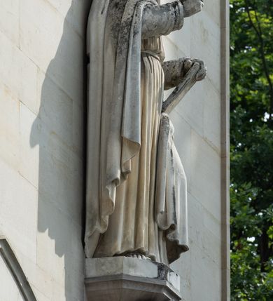 Zdjęcie nr 64: Kościół z cegły i kamienia. Na rzucie krzyża łacińskiego, jednonawowy z wciągniętymi do wnętrza przyporami. Prezbiterium krótkie, zamknięte pięcioma bokami ośmioboku. Korpus jednonawowy, czteroprzęsłowy, po bokach z płytkimi wnękami-kaplicami pomiędzy przyporami, poprzedzony od zach. przedsionkiem. Do pierwszego przęsła dostawione dwie symetryczne, trójboczne kaplice, nad nimi dwie czworoboczne wieże. Zakrystia przy prezbiterium na osi kościoła. Artykulacja ścian wnętrza za pomocą filarów opiętych półkolumnami z kapitelami z motywów liści. Między filarami rozpięte ostrołukowe arkady tworzące płytkie wnęki. Pierwsze przęsło wyróżnione przy pomocy masywnych filarów, ujętych niemal pełnoplastycznymi kolumnami. Okna ostrołukowe, dwudzielne z maswerkami, wsparte na gzymsach. Sklepienia krzyżowo-żebrowe na zaostrzonych gurtach. Kaplice artykułowane analogicznie do nawy kościoła, ze sklepieniami gwiaździstymi. Przedsionek otwiera się do kościoła trzema portalami ostrołukowymi opiętymi kolumnami. W polach archiwolt płaskorzeźby: Boże Narodzenie, Ukrzyżowanie, Wniebowstąpienie (K. Ceptowski).  W prezbiterium, na osi kościoła prostokątny otwór drzwiowy prowadzący do zakrystii. Chór muzyczny umieszczony nad kruchtą kościoła, na rzucie prostokąta, z kamienną balustradą maswerkową. Fasada kamienna, trójosiowa, zamknięta trójkątnie, flankowana lizenami przechodzącymi w ażurowe wieżyczki-latarnie, na rzucie kwadratu. Wieżyczki zwieńczone gzymsem i balustradą arkadową, hełmy ostrosłupowy zakończony iglicą. W dolnej części trzy filarowe arkady ostrołukowe, otwierające się do kruchty, sklepienie kruchty krzyżowo-żebrowe. Nad arkadami wejściowymi trzy tonda: litery IHS, Oko Opatrzności i splecione litery imienia Maria. Pośrodku na osi kościoła duża rozeta z maswerkiem, profilowana, otoczona pierścieniem wypełnionym stylizowanym ornamentem roślinnym. Ponad arkadami pełnoplastyczne figury czterech ewangelistów ustawionych na konsolach z rzeźbionymi atrybutami (F. Kuhn). Po bokach rozety prostokątne płyciny z traczami herbowymi Potockich i Branickich. U góry, na osi fasady figura Archanioła Michała. Elewacje na kamiennym cokole, z gzymsem kapnikowym, opięte prostokątnymi przyporami zwieńczonymi kamiennymi nakrywami. W górnej części kamienny fryz arkadkowy. Nad nim gzyms koronujący podtrzymujący ażurową, arkadową balustradę. Przy prezbiterium kaplice zamknięte trójbocznie, prezbiterium zamknięte pięciobocznie. Zakrystia na osi prezbiterium, na rzucie prostokąta, zwieńczona sygnaturką i ceglanym kominem. Po bokach prostokątne aneksy, południowy aneks - trzy okna ostrołukowe w kamiennej opasce, w środkowym przedstawienie Ukrzyżowanego Chrystusa. W północnym aneksie pojedyncze analogiczne okno. Okna ostrołukowe w profilowanych kamiennych opaskach, pomiędzy nimi a gzymsem koronującym mniejsze ostrołukowe w uskokowych arkadach. Nad kaplicami bocznymi dwie symetryczne wieże na rzucie kwadratu, w połowie wysokości kamienny gzyms z fryzem arkadkowym. Okna ostrołukowe w kamiennej opasce. Całość zwieńczona ślepym fryzem arkadkowym, wyżej gzyms dźwigający ażurową arkadkową balustradę. Hełmy ostrosłupowe, miedziane. Zakrystia na rzucie prostokąta, nakryta sklepieniem kolebkowym zaostrzonym i krzyżowym z lunetami , oddzielone gurtem. Portale od wschodu i zachodu prostokątne zamknięte łukiem ostrym. Okna ostrołukowe.