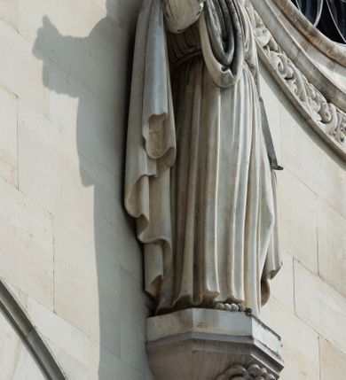 Zdjęcie nr 53: Kościół z cegły i kamienia. Na rzucie krzyża łacińskiego, jednonawowy z wciągniętymi do wnętrza przyporami. Prezbiterium krótkie, zamknięte pięcioma bokami ośmioboku. Korpus jednonawowy, czteroprzęsłowy, po bokach z płytkimi wnękami-kaplicami pomiędzy przyporami, poprzedzony od zach. przedsionkiem. Do pierwszego przęsła dostawione dwie symetryczne, trójboczne kaplice, nad nimi dwie czworoboczne wieże. Zakrystia przy prezbiterium na osi kościoła. Artykulacja ścian wnętrza za pomocą filarów opiętych półkolumnami z kapitelami z motywów liści. Między filarami rozpięte ostrołukowe arkady tworzące płytkie wnęki. Pierwsze przęsło wyróżnione przy pomocy masywnych filarów, ujętych niemal pełnoplastycznymi kolumnami. Okna ostrołukowe, dwudzielne z maswerkami, wsparte na gzymsach. Sklepienia krzyżowo-żebrowe na zaostrzonych gurtach. Kaplice artykułowane analogicznie do nawy kościoła, ze sklepieniami gwiaździstymi. Przedsionek otwiera się do kościoła trzema portalami ostrołukowymi opiętymi kolumnami. W polach archiwolt płaskorzeźby: Boże Narodzenie, Ukrzyżowanie, Wniebowstąpienie (K. Ceptowski).  W prezbiterium, na osi kościoła prostokątny otwór drzwiowy prowadzący do zakrystii. Chór muzyczny umieszczony nad kruchtą kościoła, na rzucie prostokąta, z kamienną balustradą maswerkową. Fasada kamienna, trójosiowa, zamknięta trójkątnie, flankowana lizenami przechodzącymi w ażurowe wieżyczki-latarnie, na rzucie kwadratu. Wieżyczki zwieńczone gzymsem i balustradą arkadową, hełmy ostrosłupowy zakończony iglicą. W dolnej części trzy filarowe arkady ostrołukowe, otwierające się do kruchty, sklepienie kruchty krzyżowo-żebrowe. Nad arkadami wejściowymi trzy tonda: litery IHS, Oko Opatrzności i splecione litery imienia Maria. Pośrodku na osi kościoła duża rozeta z maswerkiem, profilowana, otoczona pierścieniem wypełnionym stylizowanym ornamentem roślinnym. Ponad arkadami pełnoplastyczne figury czterech ewangelistów ustawionych na konsolach z rzeźbionymi atrybutami (F. Kuhn). Po bokach rozety prostokątne płyciny z traczami herbowymi Potockich i Branickich. U góry, na osi fasady figura Archanioła Michała. Elewacje na kamiennym cokole, z gzymsem kapnikowym, opięte prostokątnymi przyporami zwieńczonymi kamiennymi nakrywami. W górnej części kamienny fryz arkadkowy. Nad nim gzyms koronujący podtrzymujący ażurową, arkadową balustradę. Przy prezbiterium kaplice zamknięte trójbocznie, prezbiterium zamknięte pięciobocznie. Zakrystia na osi prezbiterium, na rzucie prostokąta, zwieńczona sygnaturką i ceglanym kominem. Po bokach prostokątne aneksy, południowy aneks - trzy okna ostrołukowe w kamiennej opasce, w środkowym przedstawienie Ukrzyżowanego Chrystusa. W północnym aneksie pojedyncze analogiczne okno. Okna ostrołukowe w profilowanych kamiennych opaskach, pomiędzy nimi a gzymsem koronującym mniejsze ostrołukowe w uskokowych arkadach. Nad kaplicami bocznymi dwie symetryczne wieże na rzucie kwadratu, w połowie wysokości kamienny gzyms z fryzem arkadkowym. Okna ostrołukowe w kamiennej opasce. Całość zwieńczona ślepym fryzem arkadkowym, wyżej gzyms dźwigający ażurową arkadkową balustradę. Hełmy ostrosłupowe, miedziane. Zakrystia na rzucie prostokąta, nakryta sklepieniem kolebkowym zaostrzonym i krzyżowym z lunetami , oddzielone gurtem. Portale od wschodu i zachodu prostokątne zamknięte łukiem ostrym. Okna ostrołukowe.