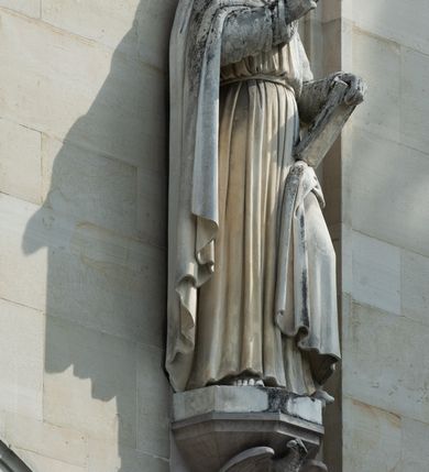 Zdjęcie nr 63: Kościół z cegły i kamienia. Na rzucie krzyża łacińskiego, jednonawowy z wciągniętymi do wnętrza przyporami. Prezbiterium krótkie, zamknięte pięcioma bokami ośmioboku. Korpus jednonawowy, czteroprzęsłowy, po bokach z płytkimi wnękami-kaplicami pomiędzy przyporami, poprzedzony od zach. przedsionkiem. Do pierwszego przęsła dostawione dwie symetryczne, trójboczne kaplice, nad nimi dwie czworoboczne wieże. Zakrystia przy prezbiterium na osi kościoła. Artykulacja ścian wnętrza za pomocą filarów opiętych półkolumnami z kapitelami z motywów liści. Między filarami rozpięte ostrołukowe arkady tworzące płytkie wnęki. Pierwsze przęsło wyróżnione przy pomocy masywnych filarów, ujętych niemal pełnoplastycznymi kolumnami. Okna ostrołukowe, dwudzielne z maswerkami, wsparte na gzymsach. Sklepienia krzyżowo-żebrowe na zaostrzonych gurtach. Kaplice artykułowane analogicznie do nawy kościoła, ze sklepieniami gwiaździstymi. Przedsionek otwiera się do kościoła trzema portalami ostrołukowymi opiętymi kolumnami. W polach archiwolt płaskorzeźby: Boże Narodzenie, Ukrzyżowanie, Wniebowstąpienie (K. Ceptowski).  W prezbiterium, na osi kościoła prostokątny otwór drzwiowy prowadzący do zakrystii. Chór muzyczny umieszczony nad kruchtą kościoła, na rzucie prostokąta, z kamienną balustradą maswerkową. Fasada kamienna, trójosiowa, zamknięta trójkątnie, flankowana lizenami przechodzącymi w ażurowe wieżyczki-latarnie, na rzucie kwadratu. Wieżyczki zwieńczone gzymsem i balustradą arkadową, hełmy ostrosłupowy zakończony iglicą. W dolnej części trzy filarowe arkady ostrołukowe, otwierające się do kruchty, sklepienie kruchty krzyżowo-żebrowe. Nad arkadami wejściowymi trzy tonda: litery IHS, Oko Opatrzności i splecione litery imienia Maria. Pośrodku na osi kościoła duża rozeta z maswerkiem, profilowana, otoczona pierścieniem wypełnionym stylizowanym ornamentem roślinnym. Ponad arkadami pełnoplastyczne figury czterech ewangelistów ustawionych na konsolach z rzeźbionymi atrybutami (F. Kuhn). Po bokach rozety prostokątne płyciny z traczami herbowymi Potockich i Branickich. U góry, na osi fasady figura Archanioła Michała. Elewacje na kamiennym cokole, z gzymsem kapnikowym, opięte prostokątnymi przyporami zwieńczonymi kamiennymi nakrywami. W górnej części kamienny fryz arkadkowy. Nad nim gzyms koronujący podtrzymujący ażurową, arkadową balustradę. Przy prezbiterium kaplice zamknięte trójbocznie, prezbiterium zamknięte pięciobocznie. Zakrystia na osi prezbiterium, na rzucie prostokąta, zwieńczona sygnaturką i ceglanym kominem. Po bokach prostokątne aneksy, południowy aneks - trzy okna ostrołukowe w kamiennej opasce, w środkowym przedstawienie Ukrzyżowanego Chrystusa. W północnym aneksie pojedyncze analogiczne okno. Okna ostrołukowe w profilowanych kamiennych opaskach, pomiędzy nimi a gzymsem koronującym mniejsze ostrołukowe w uskokowych arkadach. Nad kaplicami bocznymi dwie symetryczne wieże na rzucie kwadratu, w połowie wysokości kamienny gzyms z fryzem arkadkowym. Okna ostrołukowe w kamiennej opasce. Całość zwieńczona ślepym fryzem arkadkowym, wyżej gzyms dźwigający ażurową arkadkową balustradę. Hełmy ostrosłupowe, miedziane. Zakrystia na rzucie prostokąta, nakryta sklepieniem kolebkowym zaostrzonym i krzyżowym z lunetami , oddzielone gurtem. Portale od wschodu i zachodu prostokątne zamknięte łukiem ostrym. Okna ostrołukowe.