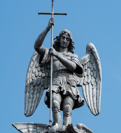 Zdjęcie nr 29: Kościół z cegły i kamienia. Na rzucie krzyża łacińskiego, jednonawowy z wciągniętymi do wnętrza przyporami. Prezbiterium krótkie, zamknięte pięcioma bokami ośmioboku. Korpus jednonawowy, czteroprzęsłowy, po bokach z płytkimi wnękami-kaplicami pomiędzy przyporami, poprzedzony od zach. przedsionkiem. Do pierwszego przęsła dostawione dwie symetryczne, trójboczne kaplice, nad nimi dwie czworoboczne wieże. Zakrystia przy prezbiterium na osi kościoła. Artykulacja ścian wnętrza za pomocą filarów opiętych półkolumnami z kapitelami z motywów liści. Między filarami rozpięte ostrołukowe arkady tworzące płytkie wnęki. Pierwsze przęsło wyróżnione przy pomocy masywnych filarów, ujętych niemal pełnoplastycznymi kolumnami. Okna ostrołukowe, dwudzielne z maswerkami, wsparte na gzymsach. Sklepienia krzyżowo-żebrowe na zaostrzonych gurtach. Kaplice artykułowane analogicznie do nawy kościoła, ze sklepieniami gwiaździstymi. Przedsionek otwiera się do kościoła trzema portalami ostrołukowymi opiętymi kolumnami. W polach archiwolt płaskorzeźby: Boże Narodzenie, Ukrzyżowanie, Wniebowstąpienie (K. Ceptowski).  W prezbiterium, na osi kościoła prostokątny otwór drzwiowy prowadzący do zakrystii. Chór muzyczny umieszczony nad kruchtą kościoła, na rzucie prostokąta, z kamienną balustradą maswerkową. Fasada kamienna, trójosiowa, zamknięta trójkątnie, flankowana lizenami przechodzącymi w ażurowe wieżyczki-latarnie, na rzucie kwadratu. Wieżyczki zwieńczone gzymsem i balustradą arkadową, hełmy ostrosłupowy zakończony iglicą. W dolnej części trzy filarowe arkady ostrołukowe, otwierające się do kruchty, sklepienie kruchty krzyżowo-żebrowe. Nad arkadami wejściowymi trzy tonda: litery IHS, Oko Opatrzności i splecione litery imienia Maria. Pośrodku na osi kościoła duża rozeta z maswerkiem, profilowana, otoczona pierścieniem wypełnionym stylizowanym ornamentem roślinnym. Ponad arkadami pełnoplastyczne figury czterech ewangelistów ustawionych na konsolach z rzeźbionymi atrybutami (F. Kuhn). Po bokach rozety prostokątne płyciny z traczami herbowymi Potockich i Branickich. U góry, na osi fasady figura Archanioła Michała. Elewacje na kamiennym cokole, z gzymsem kapnikowym, opięte prostokątnymi przyporami zwieńczonymi kamiennymi nakrywami. W górnej części kamienny fryz arkadkowy. Nad nim gzyms koronujący podtrzymujący ażurową, arkadową balustradę. Przy prezbiterium kaplice zamknięte trójbocznie, prezbiterium zamknięte pięciobocznie. Zakrystia na osi prezbiterium, na rzucie prostokąta, zwieńczona sygnaturką i ceglanym kominem. Po bokach prostokątne aneksy, południowy aneks - trzy okna ostrołukowe w kamiennej opasce, w środkowym przedstawienie Ukrzyżowanego Chrystusa. W północnym aneksie pojedyncze analogiczne okno. Okna ostrołukowe w profilowanych kamiennych opaskach, pomiędzy nimi a gzymsem koronującym mniejsze ostrołukowe w uskokowych arkadach. Nad kaplicami bocznymi dwie symetryczne wieże na rzucie kwadratu, w połowie wysokości kamienny gzyms z fryzem arkadkowym. Okna ostrołukowe w kamiennej opasce. Całość zwieńczona ślepym fryzem arkadkowym, wyżej gzyms dźwigający ażurową arkadkową balustradę. Hełmy ostrosłupowe, miedziane. Zakrystia na rzucie prostokąta, nakryta sklepieniem kolebkowym zaostrzonym i krzyżowym z lunetami , oddzielone gurtem. Portale od wschodu i zachodu prostokątne zamknięte łukiem ostrym. Okna ostrołukowe.